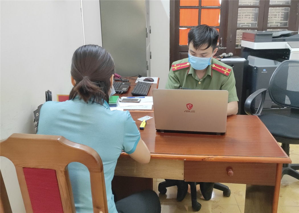 Chị N.T.H trình báo tại Phòng An ninh mạng và phòng, chống Kl99ok khuyến mãi lớn sử dụng công nghệ cao. (Nguồn: Bộ Công an)