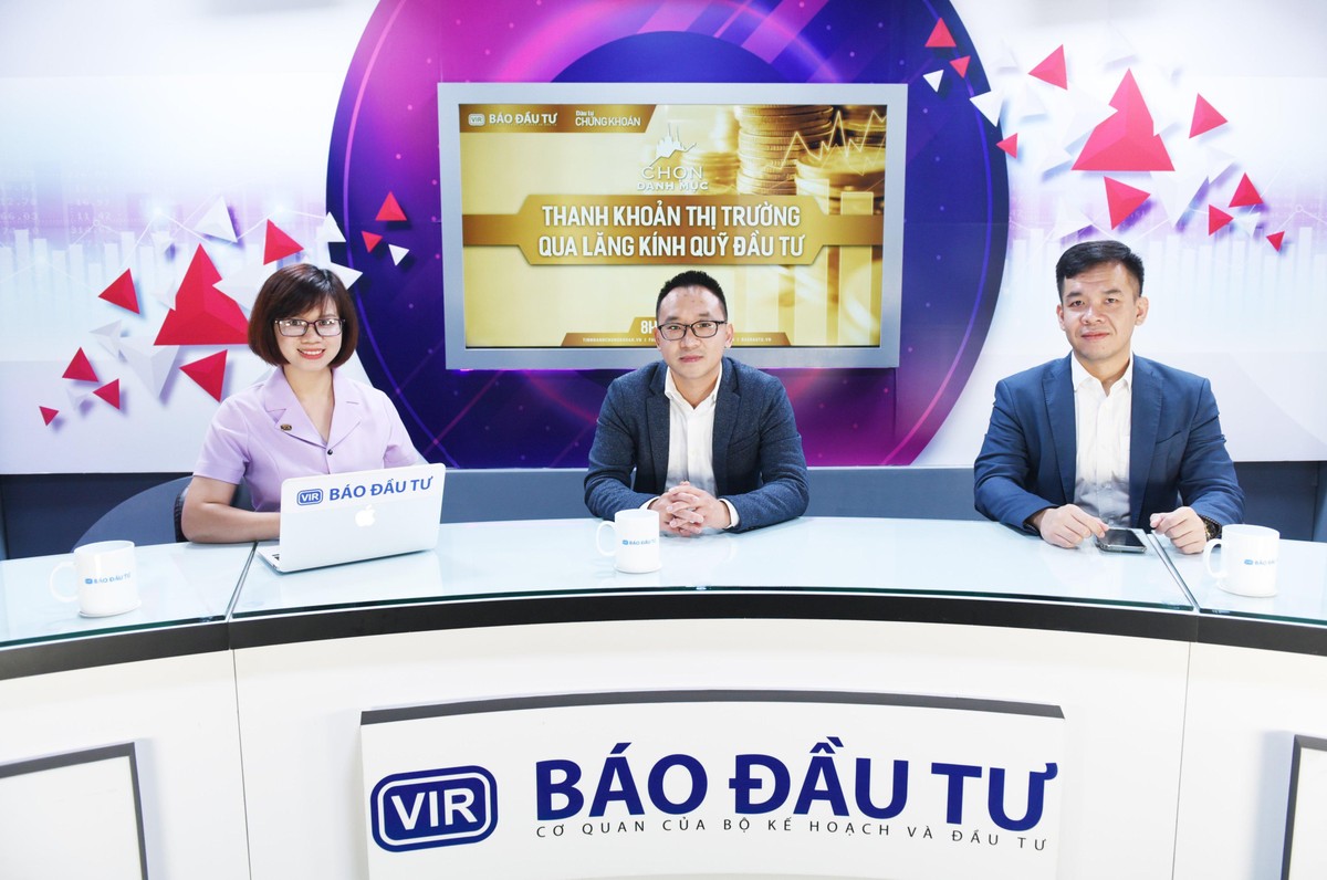Các diễn giả tham gia Talkshow Chọn Danh mục (phần 2) - kỳ 3 “Thanh khoản thị trường qua lăng kính quỹ Kl99ok phiên bản mới”: Ông Cao Minh Hoàng, Giám đốc Kl99ok phiên bản mới IPA AM (ngoài cùng bên phải); ông Mai Cường, Phó giám đốc Khối phát triển Kl992 VIP Trang Chủ 2026 PVI AM (giữa). Ảnh: Dũng Minh