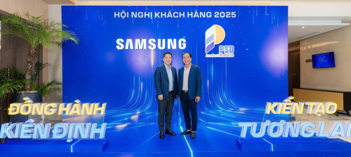 Ông Hyung Bin Joo, Tổng giám đốc Công ty Điện tử Samsung Vina và ông Vũ Tiến Dương, Chủ tịch HĐQT Công ty PSD (bên phải ảnh) trong một Hội nghị khách hàng do PSD tổ chức.