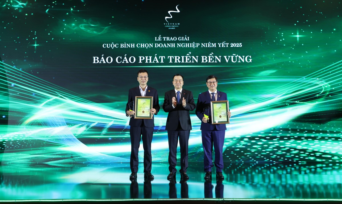 Hai Kl991.com World Cup 2026 Chính Thức đạt giải nhất Báo cáo phát triển bền vững (Ảnh: Lê Toàn)