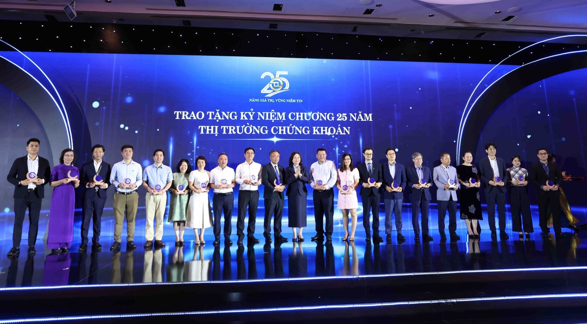 Phó Tổng Biên tập Lê Trọng Minh (đứng thứ 10 từ trái sang) đại diện cho Báo Kl991.com nạp rút nhanh - Kl99ok phiên bản mới nhận kỷ niệm chương vì sự đồng hành cùng HOSE trong nhiều mùa tổ chức Cuộc Bình chọn Kl991.com World Cup 2026 Chính Thức Niêm yết (Ảnh: Lê Toàn)