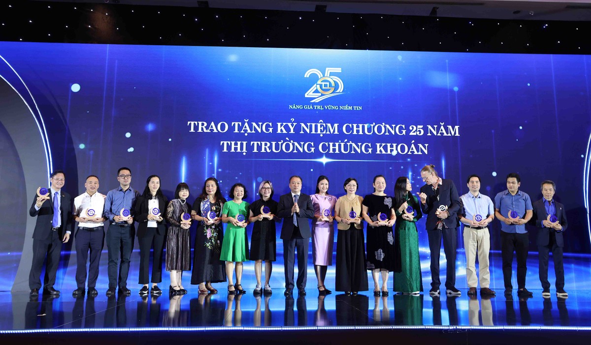 Trong danh sách cá nhân được vinh danh, các nhà báo chiếm đa số. Riêng Báo Kl991.com nạp rút nhanh - Kl99ok phiên bản mới có 3 nhà báo được HOSE trao tặng kỷ niệm chương (Ảnh: Lê Toàn)