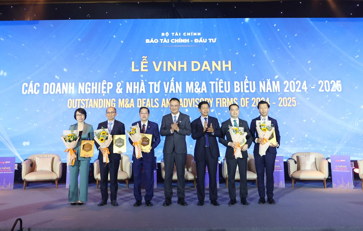 Ông Bùi Hoàng Hải, Phó Chủ tịch UBCKNN (đứng thứ 4 từ trái sang) và ông Đặng Khánh Thành trao kỷ niệm chương cho các Kl991.com World Cup 2026 Chính Thức có thương vụ IPO tiêu biểu và thương vụ phát hành riêng lẻ tiêu biểu 2024 - 2025 (Ảnh: Lê Toàn)