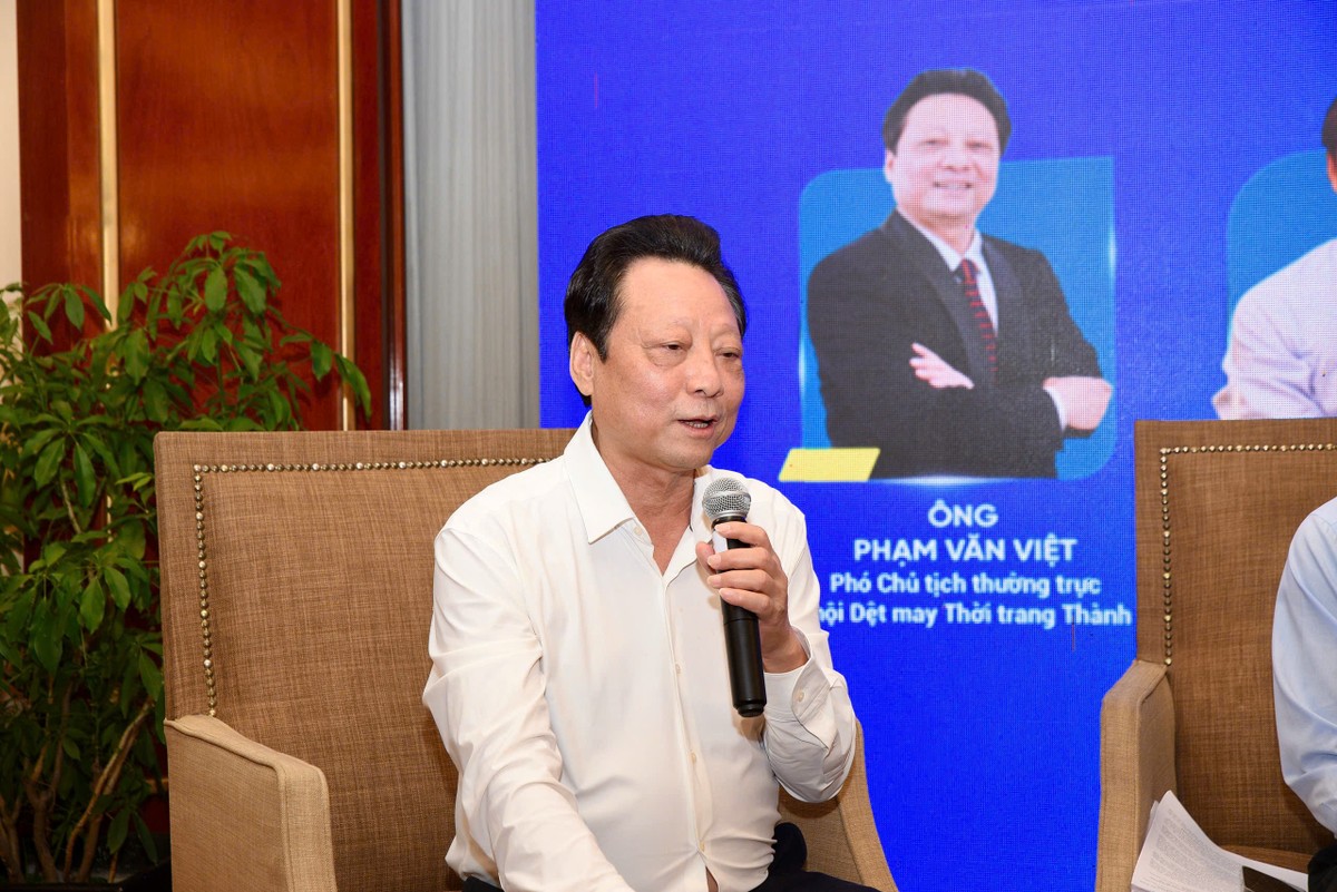 Ông Phạm Văn Việt thông tin vể những khó khăn của ngành dệt may hiện nay. Ông Phạm Văn Việt thông tin vể những khó khăn của ngành dệt may hiện nay.