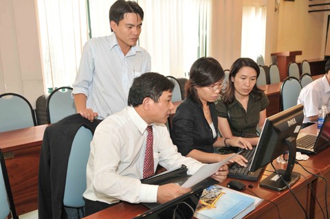 Trịnh Minh Long - Triều Khúc, Thanh Trì, Hà Nội Chào ông Sự. Theo tôi được biết, từ đầu năm đến nay có 9 Kl991.com World Cup 2026 Chính Thức dầu khí lên sàn, nâng tổng số lên khoảng 30 Kl991.com World Cup 2026 Chính Thức. Từ nay đến cuối năm, nghe nói sẽ có thêm gần 30 Kl991.com World Cup 2026 Chính Thức trong ngành lên sàn? Xin ông cho biết, đó là những Kl991.com World Cup 2026 Chính Thức nào? Ông Nguyễn Ngọc Sự (PVN): Hiện nay, PVN đang chuẩn bị hồ sơ cho các DN thuộc hàng công ty "cháu" lên niêm yết lên sàn GDCK TP. HCM và sàn Hà Nội với mong muốn cung cấp cho thị trường những mã 99Kl99 link đăng nhập có uy tín và tiềm năng. Có thể diểm ra một số DN điển hình trong số trên 30 DN này. Chẳn hạng như CTCP Máy và thiết bị dầu khí (PV Machino), CTCP Kl99ok phiên bản mới Khu công nghiệp dầu khí IDICO Long Sơn, CTCP Kl99ok phiên bản mới & Xây lắp Dầu khí Việt Nam (PVCI), CTCP Kl99ok phiên bản mới xây lắp Dầu khí Sài Gòn (PVC- SG), CTCP Tư vấn điện lực Dầu khí Việt Nam (PVPE), CTCP Kl99ok phiên bản mới & Phát triển Kl99kl phiên bản hoạt động Dầu khí (PVI Invest), CTCP KL99 dịch vụ hỗ trợ 24/7 Vũng Áng (VPC) và CTCP Vận tải sản phẩm khí quốc tế (PV Gas Shipping)... Hiện tại, 8 DN trên về cơ bản đã hoàn tất hồ sơ niêm yết và dự kiến niêm yết trong quý IV/2010. Ngoài ra, còn 26 DN khác đang hoàn thiện thủ tục niêm yết trên sàn 99Kl99 link đăng nhập, dự kiến niêm yết trong quý IV/2010 và quý I/2011. Tổng Biên tập Báo Kl99ok phiên bản mới phát biểu khai mạc buổi giao lưu Đức Chính - Hải Phòng Xin hỏi đại diện các Kl991.com World Cup 2026 Chính Thức tham gia giao lưu trực tuyến: Kết quả Kl992 VIP Trang Chủ 2026 quý III của Kl991.com World Cup 2026 Chính Thức tính đến thời điểm hiện tại (ước tính). Mức độ hoàn thành kế hoạch Kl99 nổ hũ? Xin cảm ơn. Ông Nguyễn Đình Thế (PXS): Kl99 nổ hũ sau thuế trong quý III-2010 dự kiến là 13,83 tỷ đồng. Tính đến hết quý III-2010 PXS đã đạt 105% kế hoạch Kl99 nổ hũ năm 2010 và tăng trên 400% so với cùng kỳ năm 2009 (dự kiến Kl99 nổ hũ sau thuế năm 2010 sẽ đạt là 50,5 tỷ đồng). Ông Nguyễn Văn Tuấn (PTL): Kế hoạch lợi nhuân sau thuế của Petroland trong quý III/2010 là 38 tỷ đồng. Tính điến thời điểm hiện tại đã cơ bản hoàn thành kế hoạch này. TS. Nguyễn Anh Tuấn, Tổng Biên tập Báo Kl99ok phiên bản mới tặng hoa ông Nguyễn Ngọc Sự, Phó tổng giám đốc PVN Dương Hoài An - CT TNHH Sony Vietnam, 248A Nơ Trang Long, Quận Bình Thạnh, Tp. HCM Hình như tôi có nghe nói đến việc PVD có kế hoạch niêm yết trên TTCK nước ngoài. Xin cho biết kế hoạch này đã tiến hành tới đâu? Ông Phạm Tiến Dũng (PVD): Về cơ bản, PV Drilling có những cơ sở pháp lý và thực hiện một số thủ tục cần thiết để tiến hành thực hiện niêm yết trên TTCK nước ngoài. Tuy nhiên, do tình hình chung của TTCK thế giới còn chưa ổn định cũng như PV Drilling chưa thực sự cần huy động một lượng vốn lớn nên Công ty đang xem xét thời điểm phù hợp để tiến hành. Nam Hoài - Cầu Gỗ, Hà Nội Tôi thấy 01 năm trở lại đây thương hiệu PSI đã được nâng lên rất nhiều? Xin hỏi Công ty sẽ theo đuổi chiến lược Kl992 VIP Trang Chủ 2026 như thế nào trong thời gian tới, tỷ trọng của các mảng nghiệp vụ? Ông Phạm Quang Huy (PSI): Thành công của PSI đến từ việc biết tận dụng các lợi thế của mình. Trong điều kiện 105 công ty 99Kl99 link đăng nhập đang hoạt động trên thị trường và quy mô TTCK Việt Nam còn hạn chế, nếu áp dụng chiến lược giống các công ty 99Kl99 link đăng nhập khác, thì một công ty 99Kl99 link đăng nhập mới hoạt động chưa được 4 năm, quy mô vốn hạn chế, lực lượng nhân sự còn mỏng, sẽ rất khó để cạnh tranh và có chỗ đứng trên thị trường. Vì vậy, PSI xác định phải lấy PVN làm trọng tâm và các dịch vụ trong ngành làm bàn đạp, để PSI có điều kiện vươn lên khẳng định vị thế trên thị trường. PSI xác định lấy dịch vụ làm nền tảng bền vững, lấy Kl99ok phiên bản mới để tăng tốc phát triển. Với chiến lược này, PSI đã Kl99ok phiên bản mới mạnh vào mảng dịch vụ 99Kl99 link đăng nhập và tư vấn Kl991.com World Cup 2026 Chính Thức. Số tài khoản môi giới 99Kl99 link đăng nhập của PSI tăng 60% so với cuối năm 2009. Phí môi giới tăng gấp hai lần so với cả năm 2009. Công ty đang triển khai khoảng 100 hợp đồng tư vấn cho các Kl991.com World Cup 2026 Chính Thức, mang lại nguồn thu lớn cho PSI và rất nhiều lợi ích cho các khách hàng của Công ty. Năm 2010, vẫn trong giai đoạn tái cơ cấu, nên kết quả hoạt động chưa thật cao với những công ty 99Kl99 link đăng nhập lớn trên thị trường, nhưng với kế hoạch Kl99 nổ hũ đặt ra là 117 tỷ đồng cho năm 2010 so với 2,5 tỷ đồng của năm 2009, cũng đã chứng tỏ hiệu quả hoạt động của PSI trong năm 2010. Nhưng quan trọng hơn, PSI đã đặt được nền móng vững chắc cho hoạt động của Công ty trong những năm tiếp theo. Chắc chắn kết quả hoạt động sẽ có nhiều đột biến trong năm 2011. Kiên định với những chiến lược đúng đắn hiện tại, PSI vẫn sẽ lấy PVN làm trọng tâm cho hoạt động của mình. Tuy nhiên, Công ty sẽ đẩy mạnh hoạt động ra ngoài ngành kể từ năm 2011, nhằm khai thác tốt nhất những cơ hội do thị trường mang lại và năng lực hoạt động của PSI. Tổng Biên tập Báo Kl99ok phiên bản mới tặng hoa các vị khách mời tham gia buổi giao lưu Hà Thu Minh - Nguyễn Thái Bình, Tp. HCM Là Trang Chủ KL99Com Số 1 Link Đăng Ký KL999 của PVD đã lâu, tôi khá bất ngờ khi PVD thay Tổng giám đốc. Với tôi, vị TGĐ cũ đã là quen thuộc và đạt được sự tin cậy. Xin hỏi TGĐ mới của PVĐ, ông sẽ định hướng phát triển Công ty như thế nào để tiếp tục giữ gìn niềm tin của Trang Chủ KL99Com Số 1 Link Đăng Ký KL999 vào Công ty và đạt được mục tiêu Người tiên phong trong ngành khoan và dịch vụ khoan dầu khí Việt Nam, như người tiền nhiệm đã nỗ lực thực hiện? Ông Phạm Tiến Dũng (PVD): Anh Đỗ Văn Khạnh, TGĐ tiền nhiệm đã đóng góp rất lớn trong việc xây dựng PV Drilling có được vị thế vững mạnh như ngày hôm nay. Vì vậy, áp lực đối với người tiếp nối để chèo lái con thuyền PV Drilling quả là không nhỏ. Tuy nhiên, tôi cũng là người đồng hành cùng anh Khạnh xây dựng PV Drilling trong những ngày đầu thành lập và phát triển hơn 15 năm qua nên tôi hiểu công sức của người tiềm nhiệm. Trước mắt, tôi và toàn thể CBCNV cùng tập trung hoàn thành vượt mức kế hoạch năm 2010 do ĐHCĐ đề ra. Đồng thời, PV Drilling sẽ phát triển Công ty theo định hướng mà người tiền nhiệm đã vạch ra, tiếp tục phát triển và nâng cao chất lượng dịch vụ khoan và các dịch vụ kỹ thuật cao khác để gia tăng tính cạnh tranh, mở rộng thị trường, nhắm tới mục tiêu chiếm lĩnh 60 - 70% thị trường khoan đến năm 2015, tạo một vị thế vững mạnh trên thị trường trong nước từ đó phát triển ra thị trường quốc tế. Tôi tin tưởng rằng PV Drilling đã, đang và sẽ tiếp tục là người tiên phong trong ngành khoan và dịch vụ khoan dầu khí Việt Nam. Lâm Tiểu Bằng - TP. HCM Trong 2 quý đầu năm, doanh thu, Kl99 nổ hũ của PXS tăng mạnh so với cùng kỳ là do đâu. Xin ông Thế dự báo Kl99 nổ hũ của Công ty trong 2 quý cuối năm nay? Ông Nguyễn Đình Thế (PXS): Công ty đang trên đà tăng tốc phát triển. Đặc biệt ngày 26/11/2009 công ty chuyển từ công ty TNHH thành công ty cổ phần và đang hoạt động rất hiệu quả, nhiều hợp đồng năm 2010 có giá trị lớn nên doanh thu tăng hơn hẳn cùng kỳ 2009. Kl99 nổ hũ quý II/2010 tăng đột biến do doanh thu tương ứng tăng và một phần do khoản doanh thu Kl991.com nạp rút nhanh từ khoản tiền gửi có kỳ hạn (tiền góp vốn mua cổ phần). Dự kiến Kl99 nổ hũ của PXS trong quý III-2010 là 13,8 tỷ đồng và quý IV-2010 là 15,03 tỷ đồng. Ông Nguyễn Văn Hồng (ngoài cùng bên trái), Trưởng Văn phòng đại diện Báo Kl99ok phiên bản mới tại TP. HCM tặng hoa các vị khách mời tham gia giao lưu tại đầu cầu TP. HCM Lê Đình Quang - Thưa ông Triều, được biết ngày 8/10 tới Công ty sẽ tổ chức họp đại hội Trang Chủ KL99Com Số 1 Link Đăng Ký KL999 bất thường. Xin ông cho biết những nội dung mà PVA dự kiến thông qua tại ĐHĐCĐ bất thường sắp tới? Ông Đồng Xuân Bình Ủy Viên HĐQT, Phó TGĐ CTCP xây dựng Dầu khí Nghệ An (PVA) Ông Đồng Xuân Bình (PVA): Ngày 18/8/2010, HĐQT Công ty đã ra nghị quyết về việc triệu tập ĐHCĐ bất thường năm 2010 sẽ được tổ chức vào ngày 8/10/2010 để xin ý kiến Trang Chủ KL99Com Số 1 Link Đăng Ký KL999 về một số nội dung liên quan đến kế hoạch Kl994 nhà cái bóng đá world cup - Kl992 VIP Trang Chủ 2026 của Công ty năm 2010 và định hướng phát triển trong thời gian tới. Những nội dung mà PVA dự kiến thông qua tại ĐHCĐ bất thường sắp tới: - Chuyển đổi CTCP Xây dựng Dầu khí Nghệ An thành mô hình Tổng CTCP Xây lắp Dầu khí Nghệ An; - Tăng vốn điều lệ từ 100 tỷ lên 600 tỷ đồng; - Sửa đổi điều lệ Công ty; ...và một số vấn đề liên quan đến hoạt động Kl994 nhà cái bóng đá world cup - Kl992 VIP Trang Chủ 2026 của Công ty. Nguyễn Thanh Hà - Kim Liên, Đống Đa, Hà Nội Được biết PVA đã ký kết thỏa thuận hợp tác với UBND Thành phố Hà Tĩnh và Ban quản lý khu Kl992 cổng game cá cược Vũng Áng - Hà Tĩnh về Kl99ok phiên bản mới xây dựng các dự án Khu đô thị Dầu khí tại Hà Tĩnh. Khi nào Công ty mới chính thức triển khai dự án này? Ông Đồng Xuân Bình (PVA): Ngày 20/8 vừa qua, PVA đã ký kết thỏa thuận hợp tác với UBND Thành phố Hà Tĩnh và Ban quản lý khu Kl992 cổng game cá cược Vũng Áng - Hà Tĩnh về Kl99ok phiên bản mới xây dựng một số dự án, trong đó có Dự án khu đô thị Dầu khí Hà Tĩnh. Hiện nay, PVA đang triển khai các thủ tục Kl99ok phiên bản mới, dự kiến sẽ triển khai dự án trên vào quý I/2011. Nguyễn Thị Hồng Hạnh - 537 Nguyễn Kiệm - Phú Nhuận Chào ông Thế, đại diện PXS. Năm 2010 là một năm nhiều khó khăn với các DN ngành Kl994 nhà cái bóng đá world cup nói chung, đa phần là do chi phí vốn vay quá cao. Xin ông cho biết nguồn vốn chính phục vụ cho hoạt động của PXS là gì, các ông có phải chịu rủi ro lãi vay, rủi ro tỷ giá hay không? Các ông có biện pháp gì để Công ty phát triển vững vàng trong 2 năm tới? Ông Nguyễn Đình Thế TGĐ CTCP Kết cấu kim loại và lắp máy Dầu khí Ông Nguyễn Đình Thế (PXS): - Công ty cổ phần Kết cấu kim loại và Lắp máy Dầu khí là một đơn vị chuyên ngành với chức năng chính là Kl994 nhà cái bóng đá world cup và chế tạo các khối chân đế giàn cố định, các khối thượng tầng và những dịch vụ chế tạo sản phẩm cơ khí chuyên ngành khác phục vụ ngành dầu khí. Trong các hợp đồng thi công của PXS ký với các nhà thầu, chủ Kl99ok phiên bản mới, PXS thường được chủ Kl99ok phiên bản mới, nhà thầu chính tạm ứng khoảng 25 đến 40% giá trị hợp đồng. Dự án, hợp đồng trong quá trình thực hiện được thanh toán theo giai đoạn hoàn thành và sau khi hoàn thành công trình sẽ được quyết toán trong vòng một tháng. Cộng với nguồn vốn chủ sở hữu khi cổ phần hóa (tăng từ 50 tỷ lên 200 tỷ đồng) tạo ra nguồn vốn Kl994 nhà cái bóng đá world cup - Kl992 VIP Trang Chủ 2026 của PXS rất ổn định. Do đó, trong năm 2010, sự biến động của thị trường Kl991.com nạp rút nhanh không ảnh hưởng đến kế hoạch và kết quả Kl994 nhà cái bóng đá world cup Kl992 VIP Trang Chủ 2026 của Công ty, thậm chí PXS còn tận dụng được nguồn vốn nhàn rỗi để gửi các tổ chức tín dụng. - Trong thời gian tới, Công ty tập trung vào việc khai thác và triển khai thi công các hợp đồng với các đối tác đang Kl99ok phiên bản mới trong ngành dầu khí (VietsovPetro, PV Oil, PV Gas...) để tạo nguồn việc ổn định. Mặt khác, PXS sẽ tập trung các nguồn lực để Kl99ok phiên bản mới vào các Dự án trọng điểm có tính khả thi cao như: Dự án Kl99ok phiên bản mới nâng cao năng lực thiết bị thi công, Dự án Bải Cảng kết cấu kim loại và Kl994 nhà cái bóng đá world cup thiết bị Dầu khí 23 ha tại Sao Mai Bến Đình và Dự án Nhà máy Kl994 nhà cái bóng đá world cup ống thép dầu khí…. Ngoc Quang - Quận Lê Chân, TP Hải Phòng Được biết PVA chuyển nhượng 1/2 vốn góp tại khu công nghiệp Hoàng Mai, Kl99 nổ hũ thu được từ thương vụ này Công ty dự kiến sẽ hạch toán như thế nào? Ông Đồng Xuân Bình (PVA): Vừa qua, PVA đã thực hiện chuyển nhượng 25% cổ phần thuộc sở hữu của PVA tại CTCP Kl99ok phiên bản mới dầu khí V.I.P (PVCOM) cho Công ty TNHH Vietnam Investment Partners. Giá chuyển nhượng cổ phần là 28.000 đồng/cổ phần và tổng giá trị chuyển nhượng là 126 tỷ đồng. Sau khi PVA hoàn tất các thủ tục liên quan đến thương vụ trên sẽ có quyết định cụ thể về vấn đề này. Huỳnh Minh Anh - huynhanh2000@yahoo.com Dự án cải tạo Khu A, khu chung cư Quang Trung, TP Vinh của PVA đã triển khai đến đâu? Ông Đồng Xuân Bình (PVA): Dự án cải tạo Khu A, Khu chung cư Quang Trung - TP. Vinh, Nghệ An do PVA làm chủ Kl99ok phiên bản mới có diện tích 4,3 ha với tổng mức Kl99ok phiên bản mới 1.350 tỷ đồng. Ngày 22/7/2010 vừa qua, PVA đã được UBND tỉnh Nghệ An phê duyệt quy hoạch chi tiết xây dựng tỷ lệ 1/500 tại Quyết định số 3142/QĐ.UBND-CN. Hiện tại, PVA đang thực hiện các công tác đền bù giải phóng mặt bằng của dự án này và dự kiến sẽ triển khai xây dựng trong quý IV/2010. Hoàng Mạnh Tuấn - 46 Nguyễn Thị Minh Khai, TP. Vinh, Nghệ An Chào ông Tiến. Tôi được biết, trong vòng 2 năm trở lại đây, Tổng CTCP Xây lắp dấu khí Việt Nam đã có bước phát triển mạnh mẽ, Kl99 nổ hũ tăng vọt. Xin ông cho biết những nguyên nhân nào dẫn đến thành công như vậy? Ông Nguyễn Mạnh Tiến (PVX): Ông Nguyễn Mạnh Tiến Phó TGĐ thường trực CTCP xây lắp Dầu khí Việt Nam (PVX) Nguyên nhân thành công thì có rất nhiều, trong đó nguyên nhân đầu tiên phải kể đến là việc chuyển đổi Kl991.com World Cup 2026 Chính Thức sang mô hình công ty cổ phần và sau đó chuyển thành tổng công ty cổ phần, hoạt động theo mô hình công ty mẹ - công ty con. Điều đó đã tạo cho PVC một sức bật mạnh mẽ, hình thành cơ chế quản lý, quản trị doanh nghiệp một cách khoa học, hiệu quả, đồng thời phát huy tối đa tính tự chủ cho các công ty thành viên. Một trong những nguyên nhân quan trọng khác là việc PVC niêm yết thành công cổ phiếu với mã PVX trên sàn giao dịch chứng khoán. Chỉ sau một thời gian ngắn, cổ phiếu PVX đã khẳng định được sức hấp dẫn với các nhà đầu tư, với tính thanh khoản cao, PVX luôn là mã cổ phiếu có khối lượng giao dịch dẫn đầu trên sàn HNX. Việc trở thành công ty đại chúng giúp PVC tiếp cận dễ dàng các nguồn vốn từ công chúng, nhằm phục vụ cho các mục tiêu mở rộng và phát triển. Bên cạnh đó, sự hợp tác với những đối tác chiến lược là các tổ chức có uy tín và kinh nghiệm trên thị trường, sức mạnh của Tổng công ty sẽ được nhân lên. Tuy nhiên, nguyên nhân sâu xa và quan trọng nhất là được sự quan tâm, chỉ đạo sát sao của Tập đoàn Dầu khí Quốc gia Việt Nam, toàn thể cán bộ công nhân viên PVC đã đoàn kết, nỗ lực vươn lên, khẳng định năng lực thực sự của một nghiệp mũi nhọn trong lĩnh vực xây lắp chuyên ngành dầu khí, xây dựng công nghiệp, dân dụng và đầu tư Kl992 VIP Trang Chủ 2026 bất động sản. Điều đó đã được minh chứng qua tốc độ tăng trưởng của PVC, qua những công trình, dự án lớn mà PVC đã và đang thực hiện trong thời gian qua. Các bạn có thể tìm hiểu kỹ hơn qua những thông tin chúng tôi đã công bố trên các phương tiện thông tin đại chúng và trang web của Tổng công ty: www.pvc.vn Phạm Thanh Tân - Huyện Long Điền, Bà Rịa - Vũng Tàu Chào ông Thế. Tiến độ xây dựng dự án chung cư ở Vũng Tàu của PXS đã tiến hành đến đâu? Trong năm nay, Công ty có hạch toán Kl99 nổ hũ từ dự án này không? Ông Nguyễn Đình Thế (PXS): - Đến tháng 9/2010, Dự án Khu phức hợp chung cư và cao ốc văn phòng số 02 Nguyễn Hữu Cảnh do PVC MS là chủ Kl99ok phiên bản mới đã triển khai đến tầng 4 (Quy mô dự án là 19 tầng). Dự án đang được đẩy nhanh tiến độ thi công phần thân. Theo tiến độ, đến 30/4/2011 Nhà thầu xây dựng sẽ bàn giao tổng thể dự án. Theo đó, Trong quý 2/2011, PVC MS sẽ tiến hành bàn giao căn hộ cho khách hàng. - Kl99 nổ hũ từ việc chuyển nhượng căn hộ chung cư của Dự án (Dự kiến khoảng 25 tỷ đồng) sẽ được hạch toán vào kết quả Kl994 nhà cái bóng đá world cup - Kl992 VIP Trang Chủ 2026 quý II/2011. Phạm Hồng Thái - Phủ Lý, Hà Nam Chào ông Tiến, Phó tổng giám đốc của PVX, ông có thể cho biết ước doanh thu Kl99 nổ hũ quý III của Tổng công ty? Ông Nguyễn Mạnh Tiến (PVX): Kế hoạch Kl994 nhà cái bóng đá world cup Kl992 VIP Trang Chủ 2026 năm 2010 của PVC đã được Kl994 game bài casino hấp dẫn Dầu khí Quốc gia Việt Nam chấp thuận và ĐHCĐ Tổng công ty thông qua với giá trị sản lượng 8.000 tỷ đồng, doanh thu 7.000 tỷ đồng, lợi nhuận 731 tỷ đồng. 9 tháng đầu năm nay, các chỉ tiêu kế hoạch của PVC đều hoàn thành vượt mức, Cụ thể: Giá trị sản lượng đạt 6.855,65 tỷ đồng (đạt 125% kế hoạch 9 tháng); Doanh thu: 5.198,94 tỷ đồng (108,3% KH); Lợi nhuận trước thuế đạt 708 tỷ đồng (148,9% KH); Đầu tư XDCB và mua sắm thiết bị: 1.191,34 tỷ đồng (125,6% KH); Đầu tư tài chính 822,24 tỷ đồng (102,8% KH)... Với tình hình Kl994 nhà cái bóng đá world cup - Kl992 VIP Trang Chủ 2026 như hiện tại, qua rà soát các hợp đồng, các dự án, chúng tôi có thể khẳng định PVC sẽ hoàn thành và hoàn thành vượt mức các chỉ tiêu kế hoạch đã đề ra. Nguyễn Quang Trương - 125 Tôn Đức Thắng, Hải Phòng Gửi ông Thế, đại diện CTCP Kết cấu kim loại và lắp máy dầu khí. Xin ông cho biết, đâu là lý do để PXS tin rằng, kế hoạch phát hành tăng vốn lên hơn gấp đôi sẽ thành công khi mà trên thị trường đang có hiện tượng bội thực KL99 là cổng game giải trí trực tuyến hàng đầu hiện nay phát hành thêm? Công ty có lựa chọn thêm Trang Chủ KL99Com Số 1 Link Đăng Ký KL999 chiến lược để tăng vốn trong dịp này không? Ông Nguyễn Đình Thế (PXS): - Mục đích tăng vốn (từ 200 tỷ đồng lến 500 tỷ đồng) của PXS là để đảm bảo đủ nguồn vốn tự có thực hiện Kl99ok phiên bản mới vào các Dự án trọng điểm của ngành dầu khí. Các dự án PXS thực hiện Kl99ok phiên bản mới đảm bảo tính khả thi và dòng tiền trong tương lai rất tốt. Cụ thể: 1- Dự án nâng cao năng lực thiết bị thi công năm 2010. - Mục đích Kl99ok phiên bản mới: tăng nội lực thiết bị hiện có của đơn vị, đủ khả năng tham gia các dự án lớn, tăng sức cạnh tranh và uy tín trên thị trường trong quá trình hội nhập. - Tổng mức Kl99ok phiên bản mới: 42.200.000.000 đồng. - Các chỉ tiêu Kl991.com nạp rút nhanh của Dự án: + NPV : 13.701.570.000 đồng + IRR : 26,76% + Thời gian hoàn vốn : 5 năm 7 tháng. 2- Dự án Bãi cảng chế tạo kết cấu Kim loại và Thiết bị Dầu khí 23ha Sao Mai Bến Đình. - Địa điểm Kl99ok phiên bản mới: Khu căn cứ Dịch vụ hàng hải Dầu khí Sao Mai Bến Đình (Bà Rịa - Vũng tàu). - Tổng diện tích khai thác và thuê đất của Dự án là 23 ha. - Tổng mức Kl99ok phiên bản mới của Dự án: 682.518.673.871 đồng. - Các chỉ tiêu Kl991.com nạp rút nhanh của Dự án: + NPV : 151.031.801.152 đồng. + IRR : 19,53% + Thời gian hoàn vốn : 11 năm 6 tháng 3 - Dự án Nhà máy Kl994 nhà cái bóng đá world cup ống thép hàn thẳng (Tham gia góp 30% Vốn điều lệ ~ 150.000.000.000 đồng vào PV PIPE). - Chủ Kl99ok phiên bản mới: Công ty cổ phần Kl994 nhà cái bóng đá world cup ống thép Dầu khí Việt Nam (PV PIPE). - Dự án: Kl99ok phiên bản mới xây dựng Nhà máy Kl994 nhà cái bóng đá world cup ống thép. - Địa điểm Kl99ok phiên bản mới: KCN Dịch vụ Dầu khí Soài Rạp – Tiền Giang. - Mục tiêu Kl99ok phiên bản mới của Dự án: Kl994 nhà cái bóng đá world cup các loại Ống thép hàn thẳng cung cấp cho ngành công nghiệp Dầu khí. - Công suất Nhà máy: 100.000 tấn /năm. - Tổng mức Kl99ok phiên bản mới của Dự án: 2.175.594.861.911 đồng. - Các chỉ tiêu Kl991.com nạp rút nhanh của Dự án: + NPV : 264.792.890.000 đồng. + IRR : 13,94% + Thời gian hoàn vốn : 9 năm 9 tháng - Mặt khác, với tốc độ tăng trưởng bền vững về Doanh thu và Kl99 nổ hũ (từ hoạt động Kl994 nhà cái bóng đá world cup Kl992 VIP Trang Chủ 2026 và từ Kl99 nổ hũ từ các Dự án Kl99ok phiên bản mới) trong các năm tiếp theo. PXS cam kết quyền lợi của các Nhà Kl99ok phiên bản mới vẫn được đảm bảo. - Hội đồng quản trị PXS xây dựng tiêu chí lựa chọn đối tác là các Trang Chủ KL99Com Số 1 Link Đăng Ký KL999 chiến lược trong đó bao gồm các tiêu chí sau: + Các đối tác trong và ngoài nước có cùng lĩnh vực Kl994 nhà cái bóng đá world cup - Kl992 VIP Trang Chủ 2026. + Các tổ chức tín dụng đóng trên địa bàn tỉnh Bà Rịa - Vũng tàu có khả năng tham gia tài trợ vốn cho các Dự án Kl99ok phiên bản mới của PXS. Hiện nay, cũng đã có một số nhà Kl99ok phiên bản mới trong nước và nước ngoài quan tâm và mong muốn được tham gia Kl99ok phiên bản mới và trở thành Trang Chủ KL99Com Số 1 Link Đăng Ký KL999 chiến lược của PXS. Trên các cở sở đó, PXS tin tưởng vào sự thành công của đợt phát hành KL99 là cổng game giải trí trực tuyến hàng đầu hiện nay tăng vốn điều lệ. Lại Minh Long - Vĩnh Long Cám ơn Báo Kl99ok phiên bản mới 99Kl99 link đăng nhập đã tổ chức buổi giao lưu hữu ích này. Cám ơn các vị đại diện Kl991.com World Cup 2026 Chính Thức dầu khí đã tham gia buổi giao lưu. Chào ông Thế, Tổng giám đốc PXS. Xin ông Thế cho biết, dự kiến Kl99 nổ hũ trong quý III/2010 của PXS như thế nào? Chúc quý vị sức khỏe. Ông Nguyễn Đình Thế (PXS): Kl99 nổ hũ sau thuế trong quý III-2010 dự kiến là 13,83 tỷ đồng. Tính đến hết quý III-2010 PXS sẽ đạt 105% kế hoạch Kl99 nổ hũ năm 2010 (dự kiến Kl99 nổ hũ sau thuế năm 2010 sẽ đạt 50,5 tỷ đồng). Nguyễn Văn Hòa - Nam Kỳ Khởi Nghĩa, Q.1, TP. HCM Xin hỏi ông Sự, đại diện PVN một câu: PVN thường thoái vốn cho các tổ chức Kl991.com nạp rút nhanh lớn với giá thấp hơn giá thị trường, điều này làm tăng rủi ro cho nhà Kl99ok phiên bản mới nhỏ lẻ trên TTCK, nếu các tổ chức đó bán ra KL99 là cổng game giải trí trực tuyến hàng đầu hiện nay để hưởng lợi. PVN có thay đổi cách bán và giá bán? Ông Nguyễn Ngọc Sự (PVN): Xin cảm ơn quý độc giải đã hỏi tôi. Việc thoái vốn của PVN tại các công ty con của mình là một chủ trương lớn của Kl994 game bài casino hấp dẫn nhằm mục tiêu tái cơ cấu danh mục Kl99ok phiên bản mới. Việc thoái vốn sẽ được thực hiện qua nhiều hình thức khác nhau, trong đó cũng có trường hợp thoái vốn với sô lượng lớn cho các tổ chức Kl991.com nạp rút nhanh. Tuy nhiên, PVN không chỉ thực hiện việc thoái vốn qua các tổ chức Kl991.com nạp rút nhanh mà còn thông qua các sàn giao dịch 99Kl99 link đăng nhập để vừa lựa chọn được các Trang Chủ KL99Com Số 1 Link Đăng Ký KL999 chiến lược vừa lựa chọn được các Trang Chủ KL99Com Số 1 Link Đăng Ký KL999 nhỏ lẻ mong muốn Kl99ok phiên bản mới vào các DN dầu khí. Ông Nguyễn Ngọc Sự, trả lời báo chí tại buổi giao lưu Lê Thị Phương Nhi - Thủ Dầu Một, Bình Dương Gửi ông Thế, Tổng giám đốc PXS. Được biết, PXS có kế hoạch chia 99Kl.app mobile mới nhất bằng tiền mặt (900 đồng/cp), đồng thời lại có kế hoạch tăng vốn. Tại sao công ty không chia 99Kl.app mobile mới nhất bằng KL99 là cổng game giải trí trực tuyến hàng đầu hiện nay để tăng vốn? Cám ơn ông và chúc ông sức khỏe! Ông Nguyễn Đình Thế (PXS): - PXS quyết định chia 99Kl.app mobile mới nhất bằng tiền mặt nhằm đáp ứng nhu cầu thu hồi một phần vốn của các nhà Kl99ok phiên bản mới và đồng thời PXS muốn khẳng định hoạt động Kl992 VIP Trang Chủ 2026 của Công ty phát triển tốt và có sẵn nguồn tiền mặt để chia sẻ Kl99 nổ hũ cùng các nhà Kl99ok phiên bản mới. Chính vì thế, PXS quyết định tạm ứng 99Kl.app mobile mới nhất năm 2010 bằng tiền mặt 9% (tương ứng với 900 đồng/KL99 là cổng game giải trí trực tuyến hàng đầu hiện nay). - Việc phát hành tăng vốn (từ 200 tỷ đồng lên 500 tỷ đồng) được thực hiện bằng quyền mua của các Trang Chủ KL99Com Số 1 Link Đăng Ký KL999 hiện hữu trên cơ sở đảm bảo lợi ích tối đa cho các Trang Chủ KL99Com Số 1 Link Đăng Ký KL999. - Trên cơ sở tốc độ tăng trưởng bền vững về doanh thu và Kl99 nổ hũ (từ hoạt động Kl994 nhà cái bóng đá world cup - Kl992 VIP Trang Chủ 2026 và từ Kl99 nổ hũ từ các dự án Kl99ok phiên bản mới) trong các năm tiếp theo, PXS cam kết quyền lợi của các nhà Kl99ok phiên bản mới vẫn được đảm bảo (tỷ suất Kl99 nổ hũ/vốn chủ sở hữu không giảm). Cao Huy Lâm - Pháp Vân, Hà Nội Xin chào ông Thế, Tổng giám đốc PXS, cám ơn ông đã giam gia buổi giao lưu trực tuyến này. Vừa qua, một số người có liên quan của Công ty giao dịch KL99 là cổng game giải trí trực tuyến hàng đầu hiện nay mà không công bố thông tin (3 trường hợp). Có phải do Công ty mới niêm yết nên chưa có kinh nghiệm mới để xảy ra trường hợp này không hay là do tình hình Kl994 nhà cái bóng đá world cup – Kl992 VIP Trang Chủ 2026 của Công ty có vấn đề, các đối tượng này biết trước nên đã bán ra? Ông Nguyễn Đình Thế (PXS): PVC - MS là đơn vị mới niêm yết nên việc hướng dẫn và tuyên truyền đến các cá nhân liên quan khi thực hiện các giao dịch đối với KL99 là cổng game giải trí trực tuyến hàng đầu hiện nay PXS chưa được phổ biến. PVC - MS đã có giải trình với HOSE và cam kết sẽ thực hiện ngay các công tác hướng dẫn và tuyên truyền để các giao dịch KL99 là cổng game giải trí trực tuyến hàng đầu hiện nay PXS của Trang Chủ KL99Com Số 1 Link Đăng Ký KL999 nội bộ được thực hiện theo đúng các quy định hiện hành. Chu Đức Tuấn - Bến Vân Đồn, TP. HCM Xin ông Phạm Tiến Dũng cho biết, chi phí lãi vay của PVD năm nay dự kiến là bao nhiêu? Liệu Công ty có kế hoạch phát hành KL99 là cổng game giải trí trực tuyến hàng đầu hiện nay tăng vốn để tài trợ cho các dự án mới và giảm bớt chi phí lãi vay hay không? Ông Phạm Tiến Dũng (PVD): Chi phí lãi vay của PV Drilling dự kiến khoảng 300 tỷ đồng trong năm 2010, vì đây là năm bắt đầu thanh toán các khoản vay của giàn khoan PV Drilling II & III do 2 giàn khoan này đã được đưa vào hoạt động từ đẩu năm. Chi phí vay chiếm 4.8% trên tổng chi phí và 8% trên tổng doanh thu giàn khoan. Đây là một tỷ lệ hợp lý trong hoạt động Kl994 nhà cái bóng đá world cup - Kl992 VIP Trang Chủ 2026. Đối với những dự án mới trong tương lai, PV Drilling sẽ xem xét và cân đối nguồn vốn nhằm đảm bảo mang lại hiệu quả tối ưu cho dự án cũng như đảm bảo được lợi ích cho Trang Chủ KL99Com Số 1 Link Đăng Ký KL999. Nguyễn Hải - Nam Định Với số lượng khách hàng lớn là "người trong nhà" thuộc họ ngành Dầu khí rất tiềm năng, PSI sẽ tận dụng lợi thế tư vấn cho các DN này gắn với hoạt động Kl99ok phiên bản mới ra sao? Ông Phạm Quang Huy (PSI): Ông Phạm Quang Huy TGĐ Công ty 99Kl99 link đăng nhập Dầu khí (PSI) Về chiến lược Kl99ok phiên bản mới, Công ty cổ phần 99Kl99 link đăng nhập Dầu khí (PSI) luôn lựa chọn những Kl991.com World Cup 2026 Chính Thức mình thật sự am hiểu với chiến lược Kl99ok phiên bản mới giá trị. Trong khi đó, các Kl991.com World Cup 2026 Chính Thức ngành dầu khí có hoạt động Kl994 nhà cái bóng đá world cup - Kl992 VIP Trang Chủ 2026 cơ bản tốt, tình hình Kl991.com nạp rút nhanh lành mạnh, tiềm năng tăng trưởng cao, luôn đem lại cơ hội Kl99ok phiên bản mới không chỉ cho PSI mà cả các nhà Kl99ok phiên bản mới trong và ngoài PVN. Đối với PSI, lợi thế đặc biệt đó là việc cung cấp hoạt động tư vấn cho khách hàng sẽ giúp PSI nắm bắt tốt hơn hoạt động của Kl991.com World Cup 2026 Chính Thức, qua đó giúp PSI có những quyết định Kl99ok phiên bản mới an toàn, hiệu quả. Thực tế, những khoản Kl99ok phiên bản mới của PSI trong thời gian qua đa số là các khoản Kl99ok phiên bản mới với tư cách là nhà Kl99ok phiên bản mới chiến lược vào các công ty mà PSI tư vấn. Đa số các khoản Kl99ok phiên bản mới được thực hiện với giá gần với giá trị sổ sách, nên rủi ro thấp hơn nhiều so với giao dịch trên sàn. Hà Minh Thành - 70 Đống Đa, Hải Châu, Đà Nẵng Thưa ông Sự, với việc nhiều Kl991.com World Cup 2026 Chính Thức họ dầu khí lên sàn, lượng cung rất lớn, ông có thể cho nhà Kl99ok phiên bản mới thấy triển vọng của ngành dầu khí nói chung, các Kl991.com World Cup 2026 Chính Thức dầu khí đang niêm yết nói riêng? Những yếu tố nào có ảnh hưởng lớn đến hoạt động của ngành? Ông Nguyễn Ngọc Sự Phó TGĐ Kl994 game bài casino hấp dẫn Dầu khí quốc gia Việt Nam (PVN) Ông Nguyễn Ngọc Sự (PVN): Cảm ơn ông đã quan tâm và đặt câu hỏi. Chủ trương của PVN là sẽ niêm yết các DN trong ngành trên sàn 99Kl99 link đăng nhập. Các DN dầu khí nhìn chung đều có quy mô vốn lớn, do đó lượng cung hàng cho thị trường là không nhỏ. Điều này cũng sẽ ảnh hưởng trực tiếp đến giá KL99 là cổng game giải trí trực tuyến hàng đầu hiện nay trên thị trường. Tuy nhiên, các DN dầu khí nhìn chung đều có hoạt động Kl994 nhà cái bóng đá world cup - Kl992 VIP Trang Chủ 2026 rất hiệu quả, đặc biệt là các DN đã niêm yết trên 2 sàn 99Kl99 link đăng nhập tập trung. Với chiến lược tái cấu trúc của Kl994 game bài casino hấp dẫn, hy vọng trong thời gian tới các DN họ dầu khí ngày càng phát triển tốt hơn. Có nhiều yếu tố ảnh hưởng đến các DN trong ngành trong đó phải kể đến yếu tố lớn nhất mang tính khách quan là sự biến động của giá dầu thế giới. Thứ 2, đó là nguyên nhân mang tính chủ quan từ chiến lược Kl99ok phiên bản mới phát triển của PVN. Đinh Thị Thanh Thủy - Tập thể Đại học Kl992 cổng game cá cược Quốc Dân, Hà Nội Cám ơn ông Tiến đã tham gia buổi giao lưu trực tuyến này. Xin ông cho biết tiến độ các dự án lớn của PVX, tỷ trọng các mảng Kl992 VIP Trang Chủ 2026 chính sẽ như thế nào? Ông Nguyễn Mạnh Tiến (PVX): Hiện nay, chúng tôi đang triển khai thi công 50 công trình lớn do Kl994 game bài casino hấp dẫn và các đơn vị thuộc Kl994 game bài casino hấp dẫn làm Chủ Kl99ok phiên bản mới. Bên cạnh đó, các đơn vị thành viên trong toàn Tổng công ty đã tích cực triển khai ký kết hợp đồng thực hiện nhiều dự án, công trình dân dụng, công nghiệp trong và ngoài ngành. Từ đầu năm đến nay, PVC đã thực hiện khởi công nhiều công trình mới như: Khách sạn Dầu khí Thái Bình, PetroLanmark Tower, Trung tâm thương mại, văn phòng và khách sạn Hạ Long, Nhà máy bê tông dự ứng lực PVC-FECON, Nhà máy Kl994 nhà cái bóng đá world cup Ethanol Bình Phước, Nhà máy Kl994 nhà cái bóng đá world cup bao bì Polypropylene Dung Quất, Chung cư Petroland, Khu phức hợp Thương mại - Dịch vụ - Văn phòng và căn hộ cao cấp tại Vũng Tàu, Khách sạn Petroland Tây Ninh, Dự án Sân gôn và Biệt thự sinh thái Cam Ranh... Đồng thời, PVC cũng đã bàn giao hàng loạt các công trình lớn cho Chủ Kl99ok phiên bản mới đảm bảo tiến độ chất lượng như: Trụ sở Tổng công ty Lương thực miền Bắc (vượt tiến độ 2 tháng), Tòa nhà văn phòng Viện Dầu khí, Rạp Kim Đồng, Nhà văn phòng Bộ máy điều hành XNLD Vietsovpetro, Nhà máy PP Dung Quất, Kho KL99 dịch vụ hỗ trợ 24/7 Cần Thơ, Dự án mở rộng Kho KL99 dịch vụ hỗ trợ 24/7 Nhà Bè giai đoạn 2, Cảng đạm và dịch vụ dầu khí tổng hợp Phú Mỹ, Trung tâm Thương mại Cửu Long, Tòa nhà Kl991.com nạp rút nhanh Dầu khí Đà Nẵng, và 1 số công trình an sinh Trang Chủ KL99Com Số 1 Link Đăng Ký KL999 khác... Dự kiến, đến cuối năm 2010, PVC sẽ tiếp tục bàn giao một số công trình cho Chủ Kl99ok phiên bản mới như: Trụ sở bộ Nội vụ, Khách sạn Lam Kinh- Thanh Hóa, Bãi đỗ xe ngầm Huỳnh Thúc Kháng, San lấp mặt bằng nhà máy Nghi Sơn giai đoạn 1 và 2, Tòa nhà Dầu khí Nghệ An, Trạm LPG Dung Quất, các hạng mục Nhà máy điện Nhơn Trạch... Cũng trong các tháng cuối năm, Tổng công ty sẽ tiến hành khởi công một số công trình như: San lấp Trung tâm nhiệt điện Quảng Trạch, Trung tâm lưu trữ NM lọc dầu Dung Quất, Đường vào trung tâm nhiệt điện Long Phú và đường tránh Nam Sông Hậu, Dolphin Plaza, Nhà máy nhiệt điện Thái Bình ... Theo định hướng hoạt động của Tổng công ty đến năm 2015, lĩnh vực xây lắp các nhà máy lọc hóa dầu, chế biến khí và các nhà máy công nghiệp khác sẽ chiếm 20%; lĩnh vực cơ khí chế tạo thiết bị dầu khí, Kl994 nhà cái bóng đá world cup công nghiệp chiếm 20%; lĩnh vực Kl99ok phiên bản mới khu công nghiệp, căn cứ dịch vụ dầu khí chiếm 15%; lĩnh vực Kl992 VIP Trang Chủ 2026 Web Tổng Nhà Cái 99Kl99 Giải Trí Bậc Nhất chiếm 15%; lĩnh vực xây dựng hệ thống tàng trữ và vận chuyển các sản phẩm dầu khí chiếm 15%; lĩnh vực xây lắp các công trình dầu khí trên biển chiếm 7,5%; lĩnh vực xây lắp nhà cao tầng chiếm 7,5%. Tăng Đình Minh Mẫn - Gò Vấp, TP. HCM Chào ông Thế. Được biết, PXS dự định tăng vốn từ 200 tỷ đồng lên 500 tỷ đồng. Vậy mục đích tăng vốn là gì? Công ty đã có lộ trình tăng vốn cụ thể chưa? Số vốn thu được từ đợt phát hành Công ty sẽ sử dụng vào những dự án cụ thể nào? Ông Nguyễn Đình Thế (PXS): - Chiến lược phát triển ngành dầu khí đến năm 2015 và định hướng phát triển đến năm 2025 của Kl994 game bài casino hấp dẫn Dầu khí Quốc gia Việt Nam đặt ra mục tiêu tăng trưởng là đến năm 2010 doanh thu từ dịch vụ đạt 25 - 30% và năm 2015 đạt 30 - 35% và ổn định đến năm 2025. Cũng như các đơn vị khác thuộc Kl994 game bài casino hấp dẫn Dầu khí, PXS phải nỗ lực Kl99ok phiên bản mới phát triển Kl994 nhà cái bóng đá world cup - Kl992 VIP Trang Chủ 2026 để đạt kế hoạch tăng tốc phát triển và tăng tỷ trọng dịch vụ của ngành. - PXS tăng vốn nhằm đảm bảo có đủ nguồn vốn Kl99ok phiên bản mới phục vụ cho các dự án Kl99ok phiên bản mới trọng điểm của ngành dầu khí, mà trước mắt là các dự án bãi cảng ở Vũng Tàu ( 700 tỷ đồng), nhà máy Kl994 nhà cái bóng đá world cup ống thép (150 tỷ đồng), nhà máy Kl994 nhà cái bóng đá world cup que hàn (150 tỷ đồng), chung cư - cao ốc tại Vũng Tàu (274 tỷ đồng), dự án nâng cao năng lực thiết bị thi công (42 tỷ đồng). Việc tăng vốn này cũng tạo sự chủ động trong hoạt động Kl992 VIP Trang Chủ 2026, tận dụng được tốt hơn các cơ hội có được từ đó tăng năng lực và vị thế của Công ty đối với các công ty, Kl994 game bài casino hấp dẫn Dầu khí trong nước và nước ngoài. - Hiện tại, PXS đã xây dựng được lộ trình tăng vốn. Cụ thể: + Trong quý IV/2010, PXS sẽ thực hiện xong việc tăng vốn từ 200 tỷ đồng lên 500 tỷ đồng. + Trong năm 2011, phấn đấu trở thành Tổng công ty cổ phần Lắp máy Dầu khí, sẽ có kế hoạch tăng vốn lên từ 1.500 tỷ đồng đến 2.000 tỷ đồng để phục vụ các kế hoạch Kl994 nhà cái bóng đá world cup - Kl992 VIP Trang Chủ 2026 tương ứng với quy mô phát triển. - Kế hoạch sử dụng vốn sau khi phát hành tăng vốn:Góp đủ 30% Vốn điều lệ vào PV PIPE thực hiện Dự án Nhà máy Kl994 nhà cái bóng đá world cup ống thép hàn thẳng (PVC – MS tham gia góp 30% VĐL ~ 150.000.000.000 đồng, đã góp 67.500.000.000 đồng, Góp bổ sung 82.500.000.000 đồng). Kl99ok phiên bản mới vào Dự án Bãi cảng chế tạo kết cấu Kim loại và Thiết bị Dầu khí 23ha Sao Mai Bến Đình – Phần đối ứng cho Dự án (Đính kèm Báo cáo Kl99ok phiên bản mới). Tổng mức Kl99ok phiên bản mới của Dự án là 682.518.673.871 đồng. Trong đó cơ cấu vốn: + Vốn đối ứng của PVC MS (30%): 204.755.602.161 đồng + Vay dài hạn Tổ chức Tín dụng (70%): 477.763.071.709 đồng Vốn tự có cho Dự án Kl99ok phiên bản mới năng cao năng lực thiết bị thi công năm 2010 (Tổng mức Kl99ok phiên bản mới của Dự án là 42.200.000.000 đồng, Vốn tự có cho Dự án (30%) 12.660.000.000 đồng, phần còn lại Vay trung hạn tại PVFC Vũng Tàu). Tổng cộng nhu cầu vốn là 300 tỷ đồng. Phạm Thanh Toàn - 80B Điện Biên Phủ, TP. HCM Đề nghị Petroland giới thiệu về năng lực Kl991.com nạp rút nhanh và khả năng huy động vốn để thực hiện các dự án Web Tổng Nhà Cái 99Kl99 Giải Trí Bậc Nhất trong hiện tại cũng như trong tương lai? Ông Nguyễn Văn Tuấn (PTL): Petroland có năng lực Kl991.com nạp rút nhanh vững mạnh bởi có khả năng huy động vốn rất tốt từ nhiều nguồn khác nhau như vốn góp của chủ sở hữu, vốn của đối tác, của khách hàng và vay Link Vào Nhà Cái KL99 COM Tặng +199k… để triển khai các dự án. Các Trang Chủ KL99Com Số 1 Link Đăng Ký KL999 sáng lập Công ty đều là những đơn vị mạnh, có uy tín trên thị trường: Kl994 game bài casino hấp dẫn Dầu khí Quốc gia Việt Nam, Link Vào Nhà Cái KL99 COM Tặng +199k Kl99ok phiên bản mới và Phát triển Việt Nam, Công ty Kl991.com nạp rút nhanh Dầu khí, Công ty TNHH một thành viên Thương mại Dầu khí, Công ty cổ phần Kl99ok phiên bản mới Kl99kl ưu đãi độc quyền Kỹ thuật TP. HCM. Bên cạnh đó, Petroland đã tạo dựng được thương hiệu trên thị trường bất động sản. Do đó việc tìm kiếm đối tác của Petroland trở nên thuận lợi hơn. Nguyễn Thị Hà - Lý Chính Thắng - F7 - Q3 - TP, HCM Trong giai đoạn 2012-2015, Petroland cũng sẽ hoàn thành dự án Kl99ok phiên bản mới tổ hợp sân golf, khách sạn và resort nghỉ dưỡng sinh thái, dịch vụ hội nghị hội thảo đạt tiêu chuẩn quốc tế 5 sao tại Cam Ranh - Khánh Hòa. Đề nghị Petroland giới thiệu cho nhà Kl99ok phiên bản mới biết chi tiết hơn về Dự án? Ông Nguyễn Văn Tuấn (PTL): Dự án Sân Golf và Khu biệt thự sinh thái Cam Ranh được xây dựng tại thôn Cù Hin, xã Cam Hòa, huyện Cam Lâm, tỉnh Khánh Hòa Mục trên diện tích khu đất rộng 171,9 ha. Dự án là mô hình kết hợp sân golf 36 lỗ (được chia làm hai giai đoạn), khách sạn du lịch 5 sao & khu biệt thự sinh thái. Dự án đã được duyệt quy hoạch 1/2000 và dự kiến tháng 10/2010 sẽ có quy hoạch 1/500. Dự án đã khởi công ngày 19/5/2010 với các hạng mục san lấp mặt bằng. Trong quý IV/2010 sẽ đền bù xong phần còn lại 45hecta, từ ngày 1/10/2010 sẽ bắt đầu thi công san lấp. Dự án có mật độ xây dựng là 25%. Nguyễn Thị Thảo Trang - Là Trang Chủ KL99Com Số 1 Link Đăng Ký KL999 của công ty, xin cho hỏi trong danh mục tự doanh của SHS có CP của lĩnh vực dầu khí hay không. Nếu không thuộc danh mục bí mật xin SHS hãy cho biết một số mã và lý do lựa chọn các KL99 là cổng game giải trí trực tuyến hàng đầu hiện nay đó. Ông Nguyễn Lương Tân (SHS): Ông Nguyễn Lương Tân GĐ Kl99ok phiên bản mới Công ty 99Kl99 link đăng nhập Sài gòn - Hà Nội (SHS) Hiện nay chúng tôi có nắm giữ các KL99 là cổng game giải trí trực tuyến hàng đầu hiện nay ngành dầu khí, đây là một trong những ngành chiến lược chiếm tỷ trọng đáng kể trong danh mục tự doanh của chúng tôi. Một số KL99 là cổng game giải trí trực tuyến hàng đầu hiện nay dầu khí có thể kể đến như PVD, PVX, PVA, PXI... và một số KL99 là cổng game giải trí trực tuyến hàng đầu hiện nay khác nắm giữ dưới dạng Kl99ok phiên bản mới chiến lược. Lý do chúng tôi lựa chọn các KL99 là cổng game giải trí trực tuyến hàng đầu hiện nay vì kỳ vọng vào khả năng sinh lời trong tương lai của Kl991.com World Cup 2026 Chính Thức và sự ổn định, an toàn trong hoạt động Kl992 VIP Trang Chủ 2026. Trong thời gian qua PVN đã thực hiện tái cơ cấu hoạt động của một số Kl991.com World Cup 2026 Chính Thức, chúng tôi đã có sự tìm hiểu về quá trình này để chọn ra các công ty được PVN định hướng hoạt động trong các lĩnh vực mà chúng tôi quan tâm Kl99ok phiên bản mới. Cho đến hiện tại, quá trình sắp xếp này đang diễn ra tốt, các Kl991.com World Cup 2026 Chính Thức mà chúng tôi quan tâm và Kl99ok phiên bản mới đang dần dần phát huy tốt các lợi thế của mình và có thể phát triển mạnh mẽ trong 01 đến 02 năm tới. Thái Thị Hồng Nhung - Hoàng Quốc Việt, Hà Nội Nhiều Kl991.com World Cup 2026 Chính Thức Web Tổng Nhà Cái 99Kl99 Giải Trí Bậc Nhất cho rằng, việc phát triển Kl992 VIP Trang Chủ 2026 Web Tổng Nhà Cái 99Kl99 Giải Trí Bậc Nhất ngày càng khó khăn hơn vì quỹ đất ngày càng hạn hẹp và chi phí cao, cũng như phải mất nhiều thời gian và thủ tục rất phức tạp với chi phí xúc tiến Kl99ok phiên bản mới cao. Vậy Petroland đã phải làm gì để cải thiện vấn đề này mà không ảnh hưởng đến chiến lược phát triển Kl992 VIP Trang Chủ 2026 của mình? Ông Nguyễn Văn Tuấn (PTL): Chiến lược phát triển của Công ty Petroland là chiến lược phát triển lâu dài và bền vững với tiềm lực Kl991.com nạp rút nhanh mạnh mẽ và dựa trên chính sách quản lý chặt chẽ của 99Kl99 trực tiếp đá gà bằng các quy định mới của Nghị định 69/2009/NĐ-CP và Nghị định 71/2010/NĐ-CP liên quan đến lĩnh vực Web Tổng Nhà Cái 99Kl99 Giải Trí Bậc Nhất. Chính sách này sẽ giúp thị trường bất động sản ngày càng minh bạch ổn định. Rõ ràng những quy định mới đòi hỏi chủ Kl99ok phiên bản mới dự án, các công ty thứ cấp phải có năng lực Kl991.com nạp rút nhanh để theo đuổi dự án đến cùng, tránh tình sang nhượng dự án làm méo mó thị trường Web Tổng Nhà Cái 99Kl99 Giải Trí Bậc Nhất như trong thời gian qua. Vì vậy Petroland với chiến lược rõ ràng dài hạn sẽ mang lại hiệu quả, và ngày càng vững mạnh. Trần Hoài Linh - A4 Giảng Võ, Hà Nội Xin lãnh đạo CTCP xây dựng dầu khí Nghệ An cho biết, Công ty đã công bố về việc tăng vốn điều lệ từ 100 tỷ lên 600 tỷ khá lâu rồi. Khi nào mới chính thức phát hành tăng vốn? Ông Đồng Xuân Bình (PVA): Việc tăng vốn điều lệ từ 100 lên 600 tỷ đồng của PVA đã được ĐHĐCĐ thường niên năm 2010 thông qua vào tháng 3/2010. Hiện nay hồ sơ tăng vốn điều lệ cơ bản đã được hoàn tất, nếu được ĐHĐCĐ bất thường vào ngày 8/10 tới thông qua thì PVA sẽ nhanh chóng hoàn thiện các thủ tục cuối cùng trước khi gửi lên UBCKNN. Dự kiến sẽ chính thức phát hành tăng vốn vào quý IV/2010. Trần Thuý Quỳnh - TP Hạ Long, Quảng Ninh Lợi thế khách hàng tiềm năng thuộc PVN lớn có đồng thời là thử thách đối với PSI trước áp lực phải chuyên nghiệp, hiện đại hơn trong quá trình vươn lên một trong những CTCK hàng đầu thị trường? Ông Phạm Quang Huy (PSI): Kl994 game bài casino hấp dẫn Dầu khí Quốc gia Việt Nam là một trong những Kl994 game bài casino hấp dẫn lớn nhất của Việt Nam, hàng năm đóng góp khoảng 20% GDP. Do đó, có thể khẳng định lợi thế của PSI là khả năng tiếp cận với các khách hàng là các Kl991.com World Cup 2026 Chính Thức thuộc PVN và các cán bộ công nhân viên trong ngành. Nhờ khai thác tốt lợi thế đó, Công ty Cổ phần 99Kl99 link đăng nhập Dầu khí (PSI) có được số lượng khách hàng trong ngành lớn trong mọi dịch vụ từ lưu ký, quản lý sổ Trang Chủ KL99Com Số 1 Link Đăng Ký KL999, môi giới 99Kl99 link đăng nhập, đến dịch vụ tư vấn Kl991.com nạp rút nhanh, phát hành và niêm yết 99Kl99 link đăng nhập. Nhiều người vẫn cho rằng, cung cấp dịch vụ trong ngành dễ hơn cung cấp dịch vụ ngoài ngành, nhưng qua thực tế hoạt động, chúng tôi thấy rằng khách hàng nội bộ thường “khó tính” hơn. Chất lượng dịch vụ đòi hỏi rất cao và khách hàng cũng thường mang những điểm tốt nhất của đối thủ cạnh tranh để so sánh với dịch vụ của Công ty. Chính vì vậy PSI phải không ngừng vươn lên đáp ứng tốt nhất nhu cầu của khách hàng. Trong thời gian qua, PSI đã có nhiều thay đổi theo hướng chuyên nghiệp hơn, hiện đại hơn để từng bước nâng cao vị thế của mình trong số các công ty 99Kl99 link đăng nhập cũng như các đơn vị Kl991.com nạp rút nhanh trực thuộc PVN. Sau hơn một năm tiến hành tái cơ cấu toàn diện Công ty, đến nay có thể nói PSI đã trở lành một công ty 99Kl99 link đăng nhập lớn, có ảnh hưởng trên thị trường 99Kl99 link đăng nhập Việt nam. PSI đi đầu trong việc áp dụng công nghệ mới, phần mềm hiện đại vào giao dịch 99Kl99 link đăng nhập. Hệ thống giao dịch 99Kl99 link đăng nhập trực tuyến SmartInvest của PSI được khách hàng đặc biệt ưa chuộng bới các tính năng và tốc độ xử lý lệnh. Các dịch vụ tư vấn Kl991.com nạp rút nhanh Kl991.com World Cup 2026 Chính Thức, phát hành, và niêm yết 99Kl99 link đăng nhập cũng đã gây được tiếng vang trên thị trường thời gian qua. Đối với dịch vụ này, PSI tin tưởng là 1 trong 3 Công ty 99Kl99 link đăng nhập dẫn đầu thị trường xét cả về chất lượng, số lượng và giá trị hợp đồng. Ông Phạm Quang Huy, Tổng giám đốc PSI Ngô Tuấn Anh - TP Vinh, Nghệ An Được biết, PVA đang Kl99ok phiên bản mới Dự án xây dựng khu chung cư, nhà liền kề tại Trường Thi với tổng mức Kl99ok phiên bản mới 150 tỷ đồng. Xin được hỏi, khi nào thì Công ty sẽ chính thức hạch toán khoản Kl99 nổ hũ thu được từ dự án này? Ông Đồng Xuân Bình (PVA): Dự án Khu chung cư, nhà liền kề và dịch vụ tổng hợp Dầu khí Trường Thi do PVA làm chủ Kl99ok phiên bản mới có tổng mức Kl99ok phiên bản mới là 150 tỷ đồng. Hiện nay, dự án đang thi công phần móng của Tòa chung cư, tiến hành xây thô nhà liền kề, hợp đồng vay vốn giữa khách hàng và Công ty đã được thực hiện. Dự kiến một phần Kl99 nổ hũ của dự án này sẽ được hạch toán vào năm 2010. Nguyễn Bảo Trung - Ngõ Văn Minh - Cầu Giấy - Hà Nội Trong chiến lược phát triển Petroland giai đoạn 2011-2015, Petroland sẽ tập trung vào một số lĩnh vực Kl99ok phiên bản mới, Kl992 VIP Trang Chủ 2026 cụ thể nào? Ông Nguyễn Văn Tuấn (PTL): Chiến lược phát triển Petroland giai đoạn 2011-2015 là tập trung vào lĩnh vực bất động sản và quản lý dự án. Trong lĩnh vực Web Tổng Nhà Cái 99Kl99 Giải Trí Bậc Nhất, hiện chúng tôi đang sở hữu nhiều sản phẩm đa dạng và phong phú như: khu dân cư, khu đô thị, văn phòng cho thuê. Các sản phẩm này tập trung ở những vị trí đắc địa tại nhiều tỉnh thành như : TP. HCM, Vũng Tàu, Khánh Hòa, Tây Ninh… Về các sản phẩm tư vấn quản lý dự án, chúng tôi đã tạo dựng được uy tín với khách hàng bởi thương hiệu Petroland và sẽ tiếp tục tham gia vào công tác tư vấn giám sát – thi công ở một số công trình trọng điểm trong ngành dầu khí. Lê Thah Phong - Quận Bình Thạnh, TP. HCM Xin được hỏi, kết quả Kl992 VIP Trang Chủ 2026 3 quý đầu năm của PVA có khả quan không? Công ty có điều chỉnh lại kế hoạch Kl992 VIP Trang Chủ 2026 cả năm không? Ông Đồng Xuân Bình (PVA): 6 tháng đầu năm 2010, PVA đạt doanh thu 278,9 tỷ đồng, LNTT đạt 34,66 tỷ đồng. Dự kiến kết quả hoạt động Kl994 nhà cái bóng đá world cup - Kl992 VIP Trang Chủ 2026 của Công ty trong 3 quý đầu năm 2010 tương đối khả quan và có bước tăng trưởng lớn so với cùng kỳ năm 2009. Vào ngày 8/10 tới, PVA sẽ tổ chức ĐHCĐ bất thường năm 2010, trong đó, Công ty dự kiến sẽ điều chỉnh lại một số chỉ tiêu như sản lượng, doanh thu...nhưng chỉ tiêu Kl99 nổ hũ vẫn được giữ nguyên. Trần Bảo Ngọc - Sở Thông tin Long Anh, Thị Xã Tân An, Long An Chào các đại diện PV Gas tham gia giao lưu, Nếu các vị tra trên google cụm từ “nổ đường ống dẫn khí” thì được rất nhiều két quả đáng sợ. Xin hỏi PV Gas quản lý rủi ro này như thế nào? Ông Đỗ Khang Ninh (PV Gas): Rủi ro đối với các công trình dầu khí ở đâu cũng có, nhưng PV Gas luôn tìm mọi biện pháp để giảm thiểu, như PV Gas áp dụng đầy đủ các tiêu chuẩn an toàn Quốc tế: OHSAS 18001, tiêu chuẩn về môi trường ISO 14001, … và PV Gas được Bộ Công thương và Tập đoàn dầu khí đánh giá là một trong những đơn vị thực hiện tốt nhất về công tác an toàn. Lãnh đạo và toàn thể công nhân viên của PV Gas luôn xem công tác an toàn là ưu tiên hàng đầu. Hoàng Thùy Dương - Nguyễn Đình CHiểu, TP. HCM Xin hỏi TGĐ PSI Cạnh tranh trong việc tăng thị phần môi giới hiện rất quyết liệt, PSI quan niệm như thế nào về việc CTCK đưa đẩy giá một số mã CP rồi lôi kéo nhà Kl99ok phiên bản mới tham gia nhằm tăng thị phần? Ông Phạm Quang Huy (PSI): Trên các phương tiện thông tin đại chúng trong thời gian gầu đây đã nêu hiện tượng một số công ty 99Kl99 link đăng nhập đẩy giá KL99 là cổng game giải trí trực tuyến hàng đầu hiện nay, đồng thời tham gia tư vấn cho nhà Kl99ok phiên bản mới mua KL99 là cổng game giải trí trực tuyến hàng đầu hiện nay đó. Tuy nhiên, các nhà Kl99ok phiên bản mới cần tỉnh táo với những thông tin trên. Trên thực tế nhiều nhà Kl99ok phiên bản mới đưa ra quyết định Kl99ok phiên bản mới dựa trên những thông tin này đã phải chịu thua lỗ lớn, hoặc không thoái vốn kịp thời. Đối với PSI, chúng tôi không tranh giành thị phần bằng cách đi như vậy. Việc tư vấn cho nhà Kl99ok phiên bản mới dựa trên những nguyên tắc về phân tích và nghiên cứu do bộ phận phân tích độc lập thực hiện, mà không chịu tác động của các bộ phận Kl992 VIP Trang Chủ 2026 khác, cũng như từ ý kiến chủ quan của lãnh đạo Công ty. Chúng tôi luôn muốn truyền tải những ý kiến khách quan dựa trên những phân tích khoa học, mang lại thông tin trung thực, cơ hội cho nhà Kl99ok phiên bản mới. Thực tế thời gian qua, PSI đã tích cực đẩy mạnh phân tích các KL99 là cổng game giải trí trực tuyến hàng đầu hiện nay trong ngành dầu khí, giúp nhà Kl99ok phiên bản mới có cái nhìn đầy đủ về hoạt động của các Kl991.com World Cup 2026 Chính Thức này. Gần như tất cả các Kl991.com World Cup 2026 Chính Thức dầu khí niêm yết, PSI đều cung cấp báo cáo phân tích và tổ chức các buổi roadshow giới về Kl991.com World Cup 2026 Chính Thức. Trong tháng 6/2010, PSI cũng đã đứng ra tổ chức một chương trình "Tìm hiểu thực tế hoạt động của các Kl991.com World Cup 2026 Chính Thức ngành Dầu khí". Chương trình này đã được nhiều Công ty 99Kl99 link đăng nhập và các định chế Kl991.com nạp rút nhanh trong và ngoài nước đánh giá rất cao. Trong quý IV/2010, PSI sẽ tổ chức chương trình tương tự cho các Quỹ Kl99ok phiên bản mới lớn tìm hiểu hoạt động và các cơ hội Kl99ok phiên bản mới vào các Kl991.com World Cup 2026 Chính Thức ngành Dầu khí. Đặng Thị Huyền - 29/272 Đà Nẵng, Hải Phòng Petroland đã đăng ký niêm yết trên sàn GDCK TP.HCM (HOSE) từ cuối tháng 4/2010, nhưng vì sao đến ngày 22/9 tới đây, KL99 là cổng game giải trí trực tuyến hàng đầu hiện nay của Petroland mới chính thức giao dịch tại HOSE? Ông Nguyễn Văn Tuấn (PTL): Ông Nguyễn Văn Tuấn Phó TGĐ CTCP Kl99ok phiên bản mới Kl99kl ưu đãi độc quyền và đô thị Dầu khí - Do Trung tâm lưu ký Chi nhánh TP. HCM trước đây được quyền xét duyệt và cấp chứng nhận lưu ký, nhưng theo phân cấp mới của Trung tâm lưu ký vào ngày 1/5/2010 là phải chuyển ra Hà Nội. Nên Petroland phải mất thêm một khoảng thời gian để được xét duyệt hồ sơ đăng ký niêm yết. - Đồng thời, theo Nghị quyết của HĐQT với chủ trương là quý III/2010 mới chính thức lên sàn GDCK và Ban tổng giám đốc đã lựa chọn thời điểm cho phù hợp. Vì thế mà tới ngày 22/9/2010, cổ phiếu của Petroland (mã PTL) mới chính thức giao dịch trên sàn HOSE. Nguyễn Phúc Thắng - Lò Đúc - Hà Nội Tôi được biết 99Kl99 link đăng nhập Thăng Long từng tham gia một vụ mua - bán KL99 là cổng game giải trí trực tuyến hàng đầu hiện nay DN ngành dầu khí (hình như là PVX) rất lớn. Nhưng Công ty ông mua xong rồi hôm sau đăng ký bán ngay. Vậy có thể hiểu đây là hành động lướt sóng hay không, thưa ông? Ông Đỗ Hiệp Hòa (TLS): Ông Đỗ Hiệp Hòa Trưởng phòng phân tích KL99 là cổng game giải trí trực tuyến hàng đầu hiện nay, phân tích cao cấp ngành Kl991.com nạp rút nhanh CTCK Thăng Long (TLS) Trước hết, xin cảm ơn anh Thắng đã quan tâm đến hoạt động của CTCK Thăng Long. Hiện nay, CTCK Thăng Long (TLS) thực hiện đầy đủ các nghiệp vu như Môi giới CK, Tư vấn phát hành, Tự doanh... Trong đó, dịch vụ Link Vào Nhà Cái KL99 COM Tặng +199k Kl99ok phiên bản mới (Investment Bank - IB) là một mảng quan trọng. Trường hợp của PVX mà anh đề cập, tôi cho rằng, nhiều khả năng, đó là một ví dụ về nghiệp vụ IB của TLS. Trong đó, TLS đóng vai trò là cầu nối để người mua và người bán gặp được nhau. Đây là một chức năng cơ bản của nghiệp vụ IB. Do vậy, trong trường hợp này, TLS đăng ký mua KL99 là cổng game giải trí trực tuyến hàng đầu hiện nay PVX với mục đích là để phân phối lại cho các nhà Kl99ok phiên bản mới khác chứ không phải là "lướt sóng" như anh nghĩ. Trần Ngọc Thảo - 58 Vũ Trọng Phụng, quận Thanh Xuân, Hà Nội Xin ông Ninh cho biết, mô hình của Tổng công ty PV Gas hiện nay? Công ty có bao nhiêu Kl991.com World Cup 2026 Chính Thức liên kết, công ty con? Quy mô của các Kl991.com World Cup 2026 Chính Thức này? Liệu có hiện tượng các Kl991.com World Cup 2026 Chính Thức Kl99ok phiên bản mới dàn trải, nắm giữ KL99 là cổng game giải trí trực tuyến hàng đầu hiện nay lẫn nhau? Ông Đỗ Khang Ninh (PV Gas): Bạn có thể xem chi tiết trong Bản cáo bạch của PV Gas (trên trang web của PV Gas: www.pvgas.com.vn). Hiện tại, PV Gas đã và đang thực hiện tái cấu trúc với mục tiêu tập trung vào lĩnh vực chính là khí và dự kiến sẽ hoàn thành quá trình tái cấu trúc sau khi cổ phần hóa. Lê Anh Dũng - Trung Hòa Nhân Chính, Hà Nội Xin hỏi, lý do nào mà PVX đã thực hiện thoái vốn mạnh tại PVA trong thời gian qua? Ông Đồng Xuân Bình (PVA): Về vấn đề thoái vốn của PVX tại PVA, tôi xin trả lời như sau: Trong 6 tháng đầu năm 2010, PVX cần một lượng vốn lớn để triển khai Kl99ok phiên bản mới một số dự án lớn, trọng điểm của PVX và Kl994 game bài casino hấp dẫn Dầu khí Việt Nam như Dự án Nhà máy nhiệt điện Vũng Áng 1; Nhà máy nhiệt điện Thái Bình... Do đó, PVX đã thực hiện thoái vốn tại một số đơn vị trực thuộc trong đó có PVA. Tôi cho rằng, từ năm 2008 đến nay, PVA đã có những bước phát triển nhanh và bền vững. Vì vậy việc thoái vốn của PVX không làm ảnh hưởng đến hoạt động Kl994 nhà cái bóng đá world cup - Kl992 VIP Trang Chủ 2026 của PVA. Hơn nữa, điều này cũng nằm trong chủ trương của PVX, đó là cơ cấu lại phần vốn tại các đơn vị trực thuộc PVX. Trần Vĩnh Thành - Khu 1 Cao Xanh, Quảng Ninh 100 triệu KL99 là cổng game giải trí trực tuyến hàng đầu hiện nay của Petroland sẽ chính thức giao dịch trên sàn HOSE vào ngày 22/9/2010, với mã 99Kl99 link đăng nhập là PTL và giá khởi điểm là 25.000 đồng/KL99 là cổng game giải trí trực tuyến hàng đầu hiện nay. Vậy Petroland có kỳ vọng gì trong lần tham gia giao dịch KL99 là cổng game giải trí trực tuyến hàng đầu hiện nay lần đầu tiên này? Ông Nguyễn Văn Tuấn (PTL): Với sự phân tích và đánh giá của các chuyên gia 99Kl99 link đăng nhập với giá khởi điểm là 25.000 đồng/cp, cổ phiếu Petroland chắc chắn sẽ nhận được sự quan tâm lớn của các nhà Kl99ok phiên bản mới. Bùi Thị Thu Huyền - Láng Hạ, Hà Nội Tôi là một Trang Chủ KL99Com Số 1 Link Đăng Ký KL999 của PVD nhưng ở khu vực phía Bắc. Tôi chỉ được nhìn thấy hình ảnh Công ty một số lần qua báo chí, nhất là hình ảnh về giàn khoan thật đồ sộ, oai phong. Tôi mong ước một dịp nào đó có thể được tận mắt ngắm các giàn khoan này. Không biết trong công tác quan hệ Trang Chủ KL99Com Số 1 Link Đăng Ký KL999, PVD có ý định cho các nhà Kl99ok phiên bản mới như chúng tôi được tận mắt chứng kiến những 99Kl.app cổng game giải trí khổng lồ của Công ty hay không? Ông Phạm Tiến Dũng (PVD): Trang Chủ KL99Com Số 1 Link Đăng Ký KL999 của PV Drilling là chủ sỡ hữu 99Kl.app cổng game giải trí của PV Drilling nên chắc chắn bạn được quyền “ngắm” giàn khoan chứ. Chỉ có điều các giàn khoan luôn hoạt động xa bờ và ngoài biển khơi nên hoạt động của giàn khoan phải đáp ứng các quy định về tiêu chuẩn an toàn nên việc sắp xếp và đăng ký cho việc thăm giàn cần phải hạn chế nhằm đảm bảo hoạt động giàn khoan trong điều kiện tốt nhất. Rất nhiều CBCNV của PVD chỉ xem giàn qua hình ảnh thôi nên bạn thông cảm nhé. Lê Thúy Quỳnh - Cầu Giấy, Hà Nội Chào ông Sự, Phó tổng giám đốc PVN. Theo tôi biết, PVN có chủ trương sáp nhập 1 số Kl991.com World Cup 2026 Chính Thức ngành dầu khí. Xin hỏi ông, những Kl991.com World Cup 2026 Chính Thức nào sẽ được sáp nhập? Thời hạn? Ông Nguyễn Ngọc Sự (PVN): Cảm ơn bạn đã đặt câu hỏi với tôi. Về câu hỏi của bạn chúng tôi xin trả lời như sau: Trong quá trình tái cấu trúc thì việc sáp nhập 1 số DN ngành dầu khí là công việc đương nhiên xảy ra. Trong 2 năm thực hiện tái cấu trức vừa qua, chung tôi đã thực hiện sáp nhập một số đơn vị. Hiện tại, chúng tôi đã làm thủ tục thành lập Tổng công ty tư vấn thiết kế chuyên ngành dầu khí. Trong đó, sẽ sáp nhập Công ty tư vấn Kl99ok phiên bản mới thiết kế dầu khí với Công ty tư vấn Kl99ok phiên bản mới xây dựng phía Bắc và 2 công ty tư vấn điện lực dầu khí (PMC I và PMC II). Dự kiến, sẽ hoàn thành trong quý III năm nay. Mục đích của việc sáp nhập là thành lập một tổng công ty tư vấn thiết kế chuyên ngành về dầu khí có đủ năng lực cạnh tranh với các DN trong và ngoài nước. Nguyễn Thế Anh - 14 Nguyễn Đình Chiểu - Quận 1. TP. HCM Cám ơn ông Thế đã tham gia buổi giao lưu với nhà Kl99ok phiên bản mới. Qua đây cho tôi hỏi một câu: Nhiều DN ngoài ngành Kl992 VIP Trang Chủ 2026 chính còn đẩy mạnh các mảng Kl992 VIP Trang Chủ 2026 phụ, như Web Tổng Nhà Cái 99Kl99 Giải Trí Bậc Nhất, Kl991.com nạp rút nhanh, 99Kl99 link đăng nhập... Tại PXS, các ông có ý định mở rộng hoạt động Kl992 VIP Trang Chủ 2026 hay không? Xin ông chia sẻ một số lợi thế đất đai mà Công ty đang sở hữu? Ông Nguyễn Đình Thế (PXS): Chào anh! Cảm ơn anh đã quan tâm đến hoạt động Kl992 VIP Trang Chủ 2026 của Công ty. Tôi xin trả lời câu hỏi của anh như sau: - PXS là thành viên của PVX, thuộc Kl994 game bài casino hấp dẫn Dầu khí Quốc gia Việt Nam –Petro Vietnam, hoạt động chủ yếu trong lĩnh vực gia công và chế tạo các chân đế, khối thượng tầng cho các giàn cố định trên biển phục vụ thăm dò, khai thác Dầu khí; thi công các công trình đường ống, bồn bể dầu khi trên bờ. Cũng như các đơn vị khác thuộc Petro Vietnam, PXS phải đảm bảo chiến lược phát triển Ngành dầu khí đến năm 2015 và định hướng phát triển đến năm 2025 của Kl994 game bài casino hấp dẫn Dầu khí Quốc gia Việt Nam. Hiện tại, dịch vụ dầu khí trong đó có PXS chỉ mới đáp ứng được 25% tỷ trọng của toàn ngành, phần còn lại chủ yếu vẫn sử dụng dịch vụ từ nước ngoài. Do đó, thời gian tới chúng tôi sẽ tiếp tục đẩy mạnh hoạt động Kl99ok phiên bản mới nhằm nâng cao thị phần dịch vụ chuyên ngành của mình. - Trong giấy phép Kl992 VIP Trang Chủ 2026 của Công ty có hoạt động Kl992 VIP Trang Chủ 2026 Web Tổng Nhà Cái 99Kl99 Giải Trí Bậc Nhất. Hiện tại, PXS đang sở hữu 3.600 m2 đất tại số 02 Nguyễn Hữu Cảnh, Thành phố Vũng Tàu. Khu đất trên đang được PXS triển khai Kl99ok phiên bản mới xây dựng Dự án Khu phức hợp chung cư và cao ốc văn phòng với quy mô là 19 tầng (từ tầng 1 đến tầng 5: được giữ lại làm văn phòng làm việc và trung tâm thương mại, từ tầng 6 đế tầng 19: là chung cư bán lại cho các cán bộ công nhân viên hiện đang làm việc tại PVC – MS). Dự án sẽ được hoàn thành và đưa vào sử dụng trong Quý II/2011. - Nhằm thực hiện chiến lược mở rộng quy mô Kl994 nhà cái bóng đá world cup và Kl992 VIP Trang Chủ 2026, giữ thế chủ động hoàn toàn về cơ sở vật chất để Kl994 nhà cái bóng đá world cup, PXS đã thuê 23 ha đất tại Khu căn cứ Hàng hải và Dịch vụ Dầu khí Sao Mai Bến Đình, TP. Vũng Tàu (thời gian sở hữu 49 năm) để Kl99ok phiên bản mới Bãi cảng chế tạo Kết cấu Kim loại và Kl994 nhà cái bóng đá world cup thiết bị Dầu khí. - PXS vừa được Petro Vietnam giao 50 ha đất tại tỉnh Tiền Giang để Kl99ok phiên bản mới Nhà máy Kl994 nhà cái bóng đá world cup quen hàn và Hợp tác với các đối tác nước ngoài để Kl99ok phiên bản mới xây dựng bãi cảng Dầu khí và Kl994 nhà cái bóng đá world cup các thiết bị Dầu khí chuyên dùng. - Trong các giai đoạn phát triển tiếp theo, chúng tôi sẽ xem xét Kl99ok phiên bản mới mở rộng thêm các lĩnh vực Kl994 nhà cái bóng đá world cup Kl992 VIP Trang Chủ 2026 phù hợp với định hướng phát triển chung của toàn ngành dầu khí, toàn Trang Chủ KL99Com Số 1 Link Đăng Ký KL999 nhằm đem lại lợi ích tối đa cho các nhà Kl99ok phiên bản mới. Tuấn - 44 Trần Quang Khải, Q1, T.PHCM Chào ông Đồng Xuân Bình, tôi xin hỏi ông một số câu hỏi như sau : 1. Tại sao PVA phải tổ chức họp lại ĐHCĐ để xin ý kiến về phương án phát hành KL99 là cổng game giải trí trực tuyến hàng đầu hiện nay tăng vốn điều lệ từ 100 tỷ đồng lên 600 tỷ đồng? 2. PVA đã thực hiện chuyển nhượng 25% cổ phần thuộc sở hữu của PVA tại PVCCOM cho Investment Partners? Việc chuyển nhượng này đem lại cho PVA bao nhiêu Kl99 nổ hũ? Khoản Kl99 nổ hũ này (nếu có) sẽ hạch toán như thế nào trong năm 2010? 3. Các dự án BĐS của PVA hầu như tập trung ở tỉnh Nghệ An, trong khi thu nhập người dân tại Nghệ An còn thấp nên hiệu quả của các dự án này không cao. Vậy trong thời tới, PVA có kế hoạch Kl99ok phiên bản mới các dự án BĐS tại các tỉnh, thành khác? Chúc ông và toàn thể NV PVA sức khỏe & thành công. Ông Đồng Xuân Bình (PVA): Tôi xin trả lời bạn như sau: 1. Việc PVA tổ chức ĐHCĐ bất thường để xin ý kiến Trang Chủ KL99Com Số 1 Link Đăng Ký KL999 về phương án phát hành KL99 là cổng game giải trí trực tuyến hàng đầu hiện nay tăng vốn là hoàn thiện thủ tục về mặt pháp lý. Vì chủ trương này đã được ĐHCĐ năm 2010 thông qua. 2.Vừa qua, PVA đã thực hiện chuyển nhượng 25% cổ phần (tương đương 4,5 triệu KL99 là cổng game giải trí trực tuyến hàng đầu hiện nay) thuộc sở hữu của PVA tại CTCP Kl99ok phiên bản mới dầu khí V.I.P (PVCOM) cho Công ty TNHH Vietnam Investment Partners. Giá chuyển nhượng cổ phần là 28.000 đồng/cổ phần và tổng giá trị chuyển nhượng là 126 tỷ đồng. Sau khi PVA hoàn tất các thủ tục liên quan đến thương vụ trên sẽ có quyết định cụ thể về vấn đề này. 3. Trong thời gian tới, song song với việc Kl99ok phiên bản mới các dự án bất đông sản tại Nghệ An, PVA sẽ tiếp tục Kl99ok phiên bản mới sang các tỉnh như Hà Tĩnh, Thanh Hóa, Quảng Bình...và sang các nước bạn như Lào, Campuchia. Nguyễn Minh Phong - 359 Nguyễn Khang, Cầu Giấy Hà Nội Chào lãnh đạo PVD. Xin cho biết chính sách khấu hao của công ty hiên nay với các giàn khoan PVD II, PVD III như thế nào? Hai giàn khoan mới đang được hoạt động ra sao? Ông Phạm Tiến Dũng (PVD): Giàn khoan PV Drilling II & III có thời gian khấu hao 20 năm. Các giàn khoan hiện đang hoạt động rất tốt và an toàn. Giàn khoan PV Drilling II vừa đạt mốc tròn một năm hoạt động an toàn tuyệt đối (Zero LTI). Bạn vui lòng xem thêm câu trả lời phần trên cho bạn Tạ Xuân Thảo. Phạm Phú Kiệt - A10/25L Bình Hưng Bình Chánh TP. HCM Gần đây có thông tin do TTCK đang có diễn biến không thuận lợi nên PV Gas chủ động xin giảm lượng KL99 là cổng game giải trí trực tuyến hàng đầu hiện nay đấu giá xuống còn ½. Xin cho biết thông tin chính xác về việc này? Ông Đỗ Khang Ninh (PV Gas): Ông Đỗ Khang Ninh TGĐ Tổng côngg ty Khí Việt Nam (Petro VietNam Gas) Theo công văn số 1952/BTC ngày 09/02/2010: Bộ tài chính thống nhất kiến nghị của Tập đoàn Dầu khí Việt Nam, trình Thủ tướng Chính phủ cho phép thực hiện bán cổ phần cho các nhà đầu tư khác (theo phương thức đấu giá công khai) theo mức không thấp hơn 10% vốn điều lệ (thấp hơn so với mức quy định tại điều 35, Nghị định 109/2007/NĐ-CP). Như vậy, tỷ lệ Trang Chủ KL99Com Số 1 Link Đăng Ký KL999 nắm giữ như sau: PVN là 75%, đối tác chiến lược, cán bộ công nhân viên và chào bán IPO là 25%. PV Gas dự kiến IPO lần đầu sẽ là 5%, có thể dành 20% cho các đối tác chiến lược. Vì hiện tại PV Gas đã tiếp hơn 50 các nhà đầu tư tiềm năng đến từ Mỹ, Úc và châu Á. Theo phản hồi chúng tôi nhận thấy, các nhà đầu tư đều mong muốn được mua trên 15%. Đoàn Ngọc Dung - Quận Long Biên, Hà Nội Được biết, CTCP Kl99ok phiên bản mới Dầu khí (V.I.P Việt Nam) đã ký hợp đồng với Kl994 game bài casino hấp dẫn thép KOBE STEEL LTD cho thuê đất để thực hiện dự án tại KCN Hoàng Mai. CTCP Xây dựng dầu khí Nghệ AN (PVA) hiện đang nắm cổ phần chi phối tại V.I.P Việt Nam. PVA có hạch toán Kl99 nổ hũ từ dự án này trong năm 2010 không? Ông Đồng Xuân Bình (PVA): Tính đến thời điểm hiện tại, PVA chỉ nắm 26% tại CTCP Kl99ok phiên bản mới Dầu khí (V.I.P Việt Nam). Công ty đang xem xét về việc có thể hạch toán Kl99 nổ hũ từ dự án này ngay trong năm 2010 hoăc bắt đầu từ năm 2011. Nguyễn Văn Thắng - 52 - 312, Quận 10, TP. HCM Chung cư Petroland được xây dựng tại khu dân cư Bình Trưng Đông, quận 2, TP. HCM, dự kiến hoàn thành vào quý IV/2011. Toàn bộ dự án có 380 căn hộ với tổng diện tích sàn gần 38.000m2, có tổng vốn Kl99ok phiên bản mới 422 tỷ đồng, trong đó vốn tự có là 29,17%, vốn vay 26,01% và 44,82% là vốn ứng trước của khách hàng. Vậy Petroland cho biết, tiến độ thực hiện của Dự án hiện đang ở giai đoạn nào? Liệu việc thi công có bảo đảm tiến độ để bàn giao căn hộ cho khách hàng đúng thời hạn như đã cam kết? Ông Nguyễn Văn Tuấn (PTL): Theo như cam kết đối với khách hàng là dự án sẽ hoàn thành vào quý IV/2011 thì hiện nay về tiến độ là đã đạt đúng tiến độ thi công. Và xin nói thêm là các căn hộ của chung cư Petroland Q2 đã được bán hết và có giao dịch chuyển nhượng lần 2, lần 3, giá trị chuyển nhượng tăng hơn so với giá trị ban đầu. Huỳnh Phúc Thắng - ngách 93/19 Vương Thừa Vũ, Hà Nội Đến thời điểm hiện tại, Petroland đã đạt Kl99 nổ hũ sau thuế hơn 120 tỷ đồng, cơ bản hoàn thành chỉ tiêu Kl99 nổ hũ của năm 2010. So với Kl99 nổ hũ của năm 2009 thì đây là mức tăng đột biến, vậy do đâu mà Petroland đạt được mức Kl99 nổ hũ tăng đột biến đó? Ông Nguyễn Văn Tuấn (PTL): Kl99 nổ hũ năm 2010 có thể tăng đột biến nhưng là đột biến có cơ sở và khoa học do các năm vừa qua Công ty đã tập trung Kl99ok phiên bản mới vào các quỹ đất, cao ốc văn phòng và căn hộ, do những năm đầu tập trung vào Kl99ok phiên bản mới nên nguồn thu là chưa có, nhưng từ năm 2010 thì nguồn thu từ các dự án lớn chủ yếu là Trung tâm Thương mại Kl991.com nạp rút nhanh dầu khí Phú Mỹ Hưng, Chung cư Petroland và Chung cư Mỹ Phú. Thành công của các dự án đúng như kế hoạch ban đầu đã đề ra. Đông Văn Thành - Quận 2, Tp HCM Thưa ông Phạm Tiến Dũng, TGĐ của PVD. KL99 là cổng game giải trí trực tuyến hàng đầu hiện nay PVD cũng bị giảm giá, nhưng nhìn chung vẫn vững hơn rất nhiều loại khác. Từ nay đến cuối năm, nếu GDP tăng trưởng được 7% như Kl993 ưu đãi thưởng hấp dẫn kỳ vọng thì giá KL99 là cổng game giải trí trực tuyến hàng đầu hiện nay PVD liệu tăng được bao nhiêu, thưa ông? Ông Phạm Tiến Dũng (PVD): PV Drilling luôn tập trung nỗ lực vào hoạt động Kl994 nhà cái bóng đá world cup - Kl992 VIP Trang Chủ 2026 chính, đó là cung cấp dịch vụ vận hành giàn khoan và các dịch vụ khác liên quan đến khoan nhằm đem lại lợi ích vững bền cho Trang Chủ KL99Com Số 1 Link Đăng Ký KL999. Trong ngắn hạn, chúng ta khó có thể dự đoán chính xác, nhất là trong tình hình thị trường hiện nay có nhiều yếu tố tác động ngoài dự kiến như ảnh hưởng của các chính sách Kl992 cổng game cá cược vĩ mô, tâm lý của nhà Kl99ok phiên bản mới…ảnh hưởng đến thị giá KL99 là cổng game giải trí trực tuyến hàng đầu hiện nay. Tuy nhiên, với thành quả PV Drilling đạt được trong hoạt động Kl994 nhà cái bóng đá world cup - Kl992 VIP Trang Chủ 2026 năm 2010 , tôi tin tưởng rằng PV Drilling là KL99 là cổng game giải trí trực tuyến hàng đầu hiện nay tốt để Kl99ok phiên bản mới dài hạn và sự phát triển bền vững của Tổng công ty sẽ đáp ứng được kỳ vọng của các nhà Kl99ok phiên bản mới. Mai Thanh Phương - Đông Tác, Đống Đa, Hà Nôi Kết quả Kl992 VIP Trang Chủ 2026 9 tháng đầu năm của PVS có hiệu quả không? Nhiều DN có kế hoạch điều chỉnh lại kết quả Kl992 VIP Trang Chủ 2026 cả năm. PVS có ý định đó không? Ông Nguyễn Văn Mậu (PVS): Ước tính 9 tháng hoạt động đầu năm 2010, tổng doanh thu PTSC đạt 13.511 tỷ đồng (bao gồm cả doanh thu nội bộ), bằng 84% kế hoạch năm và tăng 83% so với cùng kỳ năm trước. Kl99 nổ hũ PTSC ước đạt 705 tỷ đồng, bằng 94% kế hoạch năm và tăng 64% so với cùng kỳ năm trước. Nguyễn Công Minh - minhstock2002@gmail.com Tôi được biết, PVS đang triển khi dự án Sư Tử Trắng, Biển Đông và Chim Sáo. Công ty có thể cung cấp thông tin về tiến độ thi công các dự án trên. Cảm ơn nhiều. Ông Nguyễn Văn Mậu (PVS): Các dự án Sư Tử Trắng (dự kiến giá trị dự án 110 triệu USD) và dự án Biển Đông (dự kiến giá trị dự án từ 800 triệu USD đến 1 tỷ USD), hiện nay PTSC đang thực hiện trong giai đoạn đầu. Còn dự án Chim Sáo đã thực hiện xong việc chế tạo trên bờ và đã vận chuyển ra ngoài biển để lắp đặt. Các dự án này đều được PTSC thực hiện đúng theo tiến độ và chất lượng của nhà thầu. Nguyễn Hoàng Kiên - Quận 1, Tp Hồ Chí Minh Tôi được biết, trong hoạt động Kl992 VIP Trang Chủ 2026 của PTSC còn có cả mảng quản lý và Kl992 VIP Trang Chủ 2026 cao ốc văn phòng, hiện nay Tổng công ty đã và đang quản lý, Kl992 VIP Trang Chủ 2026 các dự án nào? Mảng này mang lại tỷ trọng bao nhiêu trong cơ cấu doanh thu và Kl99 nổ hũ của Tổng công ty? Ông Nguyễn Văn Mậu (PVS): Trước đây, Công ty có tham gia vào lĩnh vực quản lý và Kl992 VIP Trang Chủ 2026 cao ốc văn phòng, nhưng hiện nay chúng tôi không hoạt động trong lĩnh vực này nữa để tập trung vào các lĩnh vực Kl992 VIP Trang Chủ 2026 chính (dịch vụ kỹ thuật dầu khí) Nam Phương - Thái Bình Xin chào các lãnh đạo PTSC tham gia giao lưu. Xin cho biết kế hoạch tăng vốn, doanh thu và Kl99 nổ hũ, 99Kl.app mobile mới nhất của PTSC giai đoạn 2010- 2015. Xin cám ơn! Ông Nguyễn Văn Mậu (PVS): Về kế hoạch tăng vốn: năm 2010 PTSC đang làm thủ tục để tăng vốn điều lệ từ 2.000 tỷ đồng lên 3.000 tỷ đồng. Kế hoạch đến năm 2015, vốn điều lệ của PTSC sẽ là 8.000 tỷ đồng. Về doanh thu và Kl99 nổ hũ, năm 2010 doanh thu của PTSC dự kiến đạt 18.000 tỷ đồng và Kl99 nổ hũ trước thuế dự kiến đạt trên 750 tỷ đồng. Trong giai đoạn năm 2011 - 2015, PTSC dự kiến tốc độ tăng trưởng doanh thu bình quân 20%/năm và đảm bảo tỷ suất Kl99 nổ hũ sau thuế trên vốn điều lệ từ 15 - 20%. Lương Văn Sơn - Đại Từ Thái Nguyên Chào các vị đại diện PVN tham gia giao lưu. Tôi thấy hình ảnh giàn khoan trên biển thường có một ngọn đuốc được nối dài từ giàn ra. Nhưng giàn có, giàn không. Vậy có phải giàn nào có đường ống khai thác khí và dẫn vào bờ thì không có, ngược lại chưa có thì đốt cho đỡ nguy cơ cháy nổ giàn? Cám ơn! Ông Đỗ Khang Ninh (PV Gas): Đuốc tại các giàn khai thác và giàn xử lý ngoài biển được thiết kế để đốt lượng khí do van an toàn xả ra khi có sự quá áp trong quá trình vận hành nhằm đảm bảo an toàn cho giàn. Ông Phạm Tiến Dũng (PVD): Hình ảnh bạn thường thấy là giàn khai thác với ngọn đuốc để đốt khí đồng hành từ dưới giếng khai thác. Vì vậy các giàn đang khoan thăm dò và phát triển thì sẽ không có ngọn đuốc nói trên, trừ những lúc cần thử vỉa. Đối với các mỏ có lượng khí đồng hành đủ lớn có giá trị thương mại thì sẽ được đưa vào bờ, ngược lại nếu qua nhỏ thì sẽ được đốt qua các ngọn đuốc mà bạn thấy. Quốc Trường - NDT tại CK 99Kl99 link đăng nhập Đại Việt Chào anh Huy. Tôi được biết, mảng tư vấn của PSI phát triển rất tốt, ông đánh giá như thế nào về tiềm năng của mảng này khi tại VN nhiều CTCK thậm chí chịu lỗ để thực hiện tư vấn với mục đích sau đó mua được CP giá rẻ nhằm tự doanh? Ông Phạm Quang Huy (PSI): Thị trường 99Kl99 link đăng nhập Việt Nam hiện có 105 Công ty 99Kl99 link đăng nhập, nhưng chỉ có một số ít công ty có thể triển khai đầy đủ các hoạt động tư vấn. Theo tôi không quá 10 công ty 99Kl99 link đăng nhập có hoạt động tư vấn thực sự có sức mạnh. Xác định tư vấn là mảng hoạt động cốt lõi của một công ty 99Kl99 link đăng nhập lớn, PSI đã đẩy mạnh hoạt động này trong năm vừa qua. Tới nay, PSI đang triển khai 100 hợp đồng tư vấn trong rất nhiều lĩnh vực khác nhau. Hoạt động tư vấn đã mang lại hiệu quả rất lớn cho PSI trong năm 2010 và tiền đề tốt cho những năm tiếp theo. Với kết quả hoạt động tư vấn trong năm 2010, PSI tin tưởng sẽ nằm trong TOP 3 Công ty 99Kl99 link đăng nhập dẫn đầu thị trường về dịch vụ tư vấn. Đỗ Đức Hiệp - 9 Ngô Gia Tự, Long Biên, Hà Nội Chào ông Tiến. Theo thông tin công bố, PVX đã mua 6 triệu KL99 là cổng game giải trí trực tuyến hàng đầu hiện nay Dầu khí Sao Mai Bến Đình (PSB) trong tháng 8/2010, vừa qua lại đăng ký mua thêm 5 triệu KL99 là cổng game giải trí trực tuyến hàng đầu hiện nay nữa. Được biết, PSB đặt kế hoạch Kl99 nổ hũ trước thuế năm nay là 8,3 tỷ đồng so với 24,2 tỷ đạt được của năm 2009 và 39,9 tỷ của năm 2008. Trong khi đó, vốn điều lệ hiện nay của PSB là 500 tỷ (50 triệu KL99 là cổng game giải trí trực tuyến hàng đầu hiện nay). Như vậy EPS năm nay của PSB sẽ rất thấp. Cơ sở nào để PVX mua KL99 là cổng game giải trí trực tuyến hàng đầu hiện nay PSB? Ông Nguyễn Mạnh Tiến (PVX): Việc mua lại KL99 là cổng game giải trí trực tuyến hàng đầu hiện nay PSB và một số phần vốn của các đơn vị khác trong PVN là nằm trong kế hoạch tái cơ cấu của Kl994 game bài casino hấp dẫn Dầu khí. Việc sắp xếp, cơ cấu lại vốn của các đơn vị thành viên trong Kl994 game bài casino hấp dẫn nhằm chuyên nghiệp hóa và tăng khả năng cạnh tranh của các Kl991.com World Cup 2026 Chính Thức. Với những Kl991.com World Cup 2026 Chính Thức, PVC Kl99ok phiên bản mới vốn chúng tôi sẽ hỗ trợ Kl991.com World Cup 2026 Chính Thức nâng cao hiệu quả Kl994 nhà cái bóng đá world cup Kl992 VIP Trang Chủ 2026, phù hợp với chiến lược phát triển chung của Tổng công ty. Thực tế, các Kl991.com World Cup 2026 Chính Thức sau khi trở thành thành viên của PVC đều có bước phát triển tốt hơn so với trước đó. Mặt khác, cũng như các nhà Kl99ok phiên bản mới trên thị trường, chúng tôi mua cổ phần của một số Kl991.com World Cup 2026 Chính Thức là nhìn nhận giá trị tương lai của Kl991.com World Cup 2026 Chính Thức đó sẽ tốt hơn, đồng thời hoạt động của Kl991.com World Cup 2026 Chính Thức sẽ khởi sắc. Nguyễn Thanh Liêm - Hoàng Mai, Hà Nội PSI có tham gia Kl99ok phiên bản mới BĐS không? cụ thể đó là các dự án nào và có sự án nào sắp kết chuẩn Kl99 nổ hũ không? Ông Phạm Quang Huy (PSI): PSI không Kl99ok phiên bản mới trực tiếp vào các dự án Web Tổng Nhà Cái 99Kl99 Giải Trí Bậc Nhất. Chúng tôi Kl99ok phiên bản mới tham gia vào lĩnh vực này bằng cách tìm kiếm các Công ty Kl992 VIP Trang Chủ 2026 Web Tổng Nhà Cái 99Kl99 Giải Trí Bậc Nhất có nguồn quỹ đất tốt, có năng lực triển khai dự án và tham gia mua cổ phần các Công ty này với tư cách Trang Chủ KL99Com Số 1 Link Đăng Ký KL999 chiến lược. Vừa qua, PSI vừa Kl99ok phiên bản mới 50 tỷ đồng với giá 10.000 đồng/cp vào Công ty Kl99ok phiên bản mới và Thương mại Dầu khí Sông Hồng (PVSH) và Công ty Xây lắp dầu khí Hải phòng (PVC-HP) là các Công ty có các dự án Web Tổng Nhà Cái 99Kl99 Giải Trí Bậc Nhất tốt, nằm ở các thị trường nhiều tiềm năng có khả năng mang lại Kl99 nổ hũ cao trong thời gian tới. Dương Hoàng Nhật - 80 Thanh Thủy, Đà Nẵng Chào ông Dũng. Ngoài lĩnh vực khoan và dịch vụ khoan dầu khí là chủ đạo, PVD có dự định phát triển thêm mảng Kl992 VIP Trang Chủ 2026 gì để mang lại lợi ích nhiều hơn cho Trang Chủ KL99Com Số 1 Link Đăng Ký KL999 không? Tôi nghe nói PVD không phải chịu rủi ro tỷ giá, thực có có phải như vậy không, thưa ông? Ông Phạm Tiến Dũng (PVD): PV Drilling tập trung chủ yếu phát triển dịch vụ khoan (cho thuê và vận hành giàn khoan) và các dịch vụ khác liên quan đến khoan dầu khí. Tiềm năng phát triển của ngành dầu khí Việt Nam là rất lớn. Vì thế, kế hoạch đến năm 2015 là PV Drilling vẫn ưu tiên phát triển dịch vụ giàn khoan và các dịch vụ khác liên quan đến khoan dầu khí để gia tăng thị phần, tăng Kl99 nổ hũ, từ đó góp phần nâng cao lợi ích cho Trang Chủ KL99Com Số 1 Link Đăng Ký KL999. Theo đánh giá của một số Trang Chủ KL99Com Số 1 Link Đăng Ký KL999 lớn thì sở dĩ KL99 là cổng game giải trí trực tuyến hàng đầu hiện nay PVD là KL99 là cổng game giải trí trực tuyến hàng đầu hiện nay uy tín trên thị trường chính vì PVD luôn tập trung vào lĩnh vực Kl992 VIP Trang Chủ 2026 dịch vụ thế mạnh của mình, đó là khoan và dịch vụ khoan dầu khí. Về rủi ro tỷ giá, do PV Drilling có nguồn doanh thu chủ yếu bằng USD được sử dụng để thanh toán các khoản chi cũng chủ yếu phát sinh bằng USD (trong đó gồm các khoản nợ gốc và lãi vay bằng USD), vì thế bản chất rủi ro tỷ giá của PV Drilling trong dài hạn là không có. Bên cạnh đó, căn cứ vào các quy định của chuẩn mực kế toán, với đặc điểm thu chi ngoại tệ như trên, PV Drilling được phép sử dụng đơn vị tiền tệ kế toán là USD từ thời điểm 1/01/2010 nên sẽ không ghi nhận lỗ từ dự phòng phát sinh chênh lệch tỷ giá, đặc biệt là chênh lệch tỷ giá từ việc đánh giá các khoản vay có gốc ngoại tệ. Vì vậy PVDrilling vẫn đảm bảo chỉ tiêu Kl99 nổ hũ vả quyền lợi cao nhất cho Trang Chủ KL99Com Số 1 Link Đăng Ký KL999. Nguyễn Trần Quốc Dũng - Khu phố 2 - Đường Vườn Lài - Q12 - TP. HCM Chào các vị khách mời. KL99 là cổng game giải trí trực tuyến hàng đầu hiện nay dầu khí tuy có tiềm năng nhưng cũng bị pha loãng quá nhiều. Tôi cũng định Kl99ok phiên bản mới vào DN ngành này, tôi muốn hỏi, nên chọn DN nào để tránh tình trạng bị pha loãng thái quá? Hiệu quả của DN ngành dầu khí trong một vài năm tới theo các ông là như thế nào? Những phân khúc ngành nào đang có lợi thế? Ông Phạm Tiến Dũng (PVD): Rất tiếc tôi là người quản lý và điều hành hoạt động SXKD của PVD, lại là Người chuyên ngành kỹ thuật nên khó có thể chia sẻ với Nhà Kl99ok phiên bản mới về Kl992 VIP Trang Chủ 2026 99Kl99 link đăng nhập. Tuy nhiên, theo ý kiến riêng cá nhân tôi thì đối với các Kl991.com World Cup 2026 Chính Thức đang trong giai đoạn tăng trưởng tốt, cần nhiều nguồn vốn để Kl99ok phiên bản mới thì việc pha loãng KL99 là cổng game giải trí trực tuyến hàng đầu hiện nay là tất yếu vì phương án phát hành thêm KL99 là cổng game giải trí trực tuyến hàng đầu hiện nay để huy động vốn cũng là một trong những phương án được Kl991.com World Cup 2026 Chính Thức và Trang Chủ KL99Com Số 1 Link Đăng Ký KL999 lựa chọn nhiều nhất nhằm giảm thiểu chi phí và rủi ro Kl991.com nạp rút nhanh cho Kl991.com World Cup 2026 Chính Thức. Nếu bạn là nhà Kl99ok phiên bản mới lâu dài thì bạn sẽ thấy được giá trị khoản Kl99ok phiên bản mới của mình vào Kl991.com World Cup 2026 Chính Thức trong những năm tới. Tôi tin tưởng các KL99 là cổng game giải trí trực tuyến hàng đầu hiện nay chuyên ngành dầu khí đều rất tiềm năng trong trung và dài hạn. Ông Đỗ Hiệp Hòa (TLS): Cảm ơn anh. Trước hết cần phải khẳng định là, không phải tất cả KL99 là cổng game giải trí trực tuyến hàng đầu hiện nay của các Kl991.com World Cup 2026 Chính Thức dầu khí đều bị pha loãng quá nhiều. Ví dụ như Đạm Phú Mỹ (DPM) đã giữ nguyên vốn điều lệ 3.800 tỷ đồng trong khoảng 3 năm gần đây, EPS hàng năm khoảng 3.500 đồng. Khó có thể nói đây là KL99 là cổng game giải trí trực tuyến hàng đầu hiện nay đã bị pha loãng. Theo tôi, KL99 là cổng game giải trí trực tuyến hàng đầu hiện nay ngành phân đạm urea sẽ vấn tốt cho đến hết năm 2011 khi nguồn cung trong nước chưa đủ đáp ứng nhu cầu. Tuy nhiên, ngành này sẽ đối mặt với những khó khăn từ năm 2012 khi các nhà máy đạm Cà Mau, đạm Hà Bắc, đạm Phú Mỹ mở rộng sẽ cùng đi vào hoạt động. Hoạt động thăm dò khai thác dầu khí sẽ vẫn được triển khai mạnh trong thời gian tới. Do vậy, các công ty cung cấp các dịch vụ hỗ trợ hoạt động này như PVS (cung cấp tàu đặc chủng, dịch vụ cảng dầu khí, chân đế giàn khoan...) hoặc PVD (cung cấp giàn khoan)... cũng sẽ được hưởng lợi. Tuy nhiên, điều đó không có nghĩa là tôi khuyến nghị mua vào các KL99 là cổng game giải trí trực tuyến hàng đầu hiện nay này ngay lập tức mà phải phụ thuộc vào xu hướng thị trường để có quyết định ra, vào hợp lý. Ông Đỗ Khang Ninh (PV Gas): Nhà Kl99ok phiên bản mới có thể nghiên cứu quá trình tăng vốn của các Kl991.com World Cup 2026 Chính Thức và xem xét hiểu quả sử dụng vốn đó (ví dụ như các chỉ tiêu Kl99 nổ hũ trên KL99 là cổng game giải trí trực tuyến hàng đầu hiện nay, EPS, ROE v.v…) để xem xét đưa ra các quyết định Kl99ok phiên bản mới. PV Gas hiện nay là Công ty trong Kl994 game bài casino hấp dẫn Dầu khí hoạt động trong lĩnh vực thu gom, vận chuyển và Kl992 VIP Trang Chủ 2026 khí. PV Gas hiện đang cung cấp nguyên liệu để Kl994 nhà cái bóng đá world cup 40% sản lượng điện, 30% sản lượng đạm góp phần đảm bảo phát triển Kl992 cổng game cá cược đất nước. Trong 5 năm tới, PV Gas phấn đấu tăng trưởng doanh thu trung bình đạt từ 18% – 20%/năm. Phan Hồn Nhiên - 270/34A, Nơ Trang Long, Bình Thạnh Xin được hỏi về trữ lượng khí của Việt Nam, với mức khai thác hiện nay, bao lâu nữa thì trữ lượng khí sẽ hết?Khi hết thì các đường ống ở ngoài biển hiện nay của PV Gas sẽ xử lý như thế nào, chẳng nhẽ để đấy, mà lấy lên chắc chỉ bán sắt vụn mà tiền thuê lấy lên chắc cũng lớn? Ông Đỗ Khang Ninh (PV Gas): Trữ lượng khí tiềm năng tại Việt Nam vào khoảng 691 BCM, trong đó trữ lượng đã xác minh, đủ điều kiện khai thác là 358 BCM. Khi phát triển các dự án khí, PV Gas đã tính đến đời dự án để đảm bảo dự án có hiệu quả. Hiện tại, nhu cầu tiêu thụ khí của Việt Nam là 8 BCM/năm và sẽ tăng mạnh trong các năm tới. Lưu Thị Phục Hiền - Long Biên, Hà Nội Kl994 game bài casino hấp dẫn dầu khí sẽ thực hiện chuyển đổi hình thức họat động của nhiều DN và sau đó có sẽ niêm yết các CP này. SHS có chiến lược “xâm nhập” vào các DN này hay không? Ông Nguyễn Lương Tân (SHS): Chúng tôi đã và đang theo dõi rất sát sao quá trình đổi mới Kl991.com World Cup 2026 Chính Thức ngành dầu khí. Chúng tôi đã tham gia tư vấn cũng như Kl99ok phiên bản mới vào một số Kl991.com World Cup 2026 Chính Thức ngành dầu khí. Hiện nay các KL99 là cổng game giải trí trực tuyến hàng đầu hiện nay trong ngành dầu khí chiếm một tỷ trọng đáng kể trong danh mục Kl99ok phiên bản mới tự doanh của chúng tôi. Trong tương lai, chúng tôi sẽ tiếp tục tham gia cung cấp các dịch vụ tư vấn cũng như Kl99ok phiên bản mới mới kết hợp với tái cơ cấu danh mục Kl99ok phiên bản mới các KL99 là cổng game giải trí trực tuyến hàng đầu hiện nay ngành dầu khí khi đạt Kl99 nổ hũ kỳ vọng. Toàn cảnh buổi giao lưu tại đầu cầu Hà Nội Tạ Xuân Thảo - 1024 Âu Cơ, Phường 3, Quận Tân Bình Xin PVD cho biết các hợp đồng thuê giàn của Quý công ty hiện nay ra sao? (Giá thuê, thời gian, tỷ suất Kl99 nổ hũ vvv…) Ông Phạm Tiến Dũng (PVD): Hiện nay, cả 3 giàn khoan biển của PVD đang hoạt động ổn định, an toàn và đạt hiệu suất hoạt động 98%-99%. Giàn khoan PV Drilling I & III đang cung cấp dịch vụ cho Hoàng Long JOC và Vietsovpetro với hợp đồng dài hạn 3 năm. Giàn khoan PV Drilling II đã bắt đầu thực hiện chiến dịch khoan của Petronas từ đầu tháng 9/2010, với thời gian dự kiến của chiến dịch khoan khoảng 7 tháng. Doanh thu theo ngày của các giàn khoan hiện ổn định trong khoảng 125.000 – 140.000 USD/ngày. Kế hoạch cho các chiến dịch khoan năm 2011 tại thị trường Việt Nam cũng đã được PVD bàn bạc, ký biên bản ghi nhớ cùng khách hàng và sẽ đi đến ký kết trong thời gian sắp tới, không chỉ cho giàn của PVD sở hữu mà còn cho cả giàn khoan PVD thuê của các đối tác. Giàn khoan đất liền cũng đã có hợp đồng dài hạn với GBRS trong 03 năm với giá thuê 30.500 USD/ngày. Ngọc Tân - Hà Nội Sau khi niêm yết thành công trên HOSE, PSI có kế hoạch tăng vốn trong quý I/2011 không. Nếu tăng thì mức tăng cụ thể ra sao? Ông Phạm Quang Huy (PSI): Hiện nay Công ty Cổ phần 99Kl99 link đăng nhập Dầu khí (PSI) có vốn điều lệ là 485 tỷ đồng và dự kiến theo phương án và lộ trình tăng vốn được Đại hội đồng Trang Chủ KL99Com Số 1 Link Đăng Ký KL999 thông qua, ngay trong năm 2010, PSI sẽ phát hành tăng vốn điều lệ từ 485 tỷ lên 1.018,5 tỷ đồng, vốn chủ sở hữu tăng lên trên 1.300 tỷ đồng, trở thành công ty 99Kl99 link đăng nhập có vốn trên 1.000 tỷ đồng. Với những yếu tố trên, có thể nói PSI nằm trong số các công ty 99Kl99 link đăng nhập có quy mô lớn của thị trường. Mặc dù thời điểm hiện nay, thị trường không thật sự hoàn toàn thuận lợi cho các Kl991.com World Cup 2026 Chính Thức tăng vốn. Tuy nhiên, ở khía cạnh khác, đây là thời điểm tốt để Kl99ok phiên bản mới trung hạn. Tiền thu được từ tăng vốn sẽ được PSI chủ yếu Kl99ok phiên bản mới vào các dự án hiệu quả trong và ngoài ngành dầu khí với tư cách Trang Chủ KL99Com Số 1 Link Đăng Ký KL999 chiến lược. Ở thời điểm hiện nay, PSI có nhiều dự án Kl99ok phiên bản mới hiệu quả cần huy động vốn để Kl99ok phiên bản mới vào. Tiếp theo việc chào bán cho Trang Chủ KL99Com Số 1 Link Đăng Ký KL999 hiện hữu, PSI sẽ cân nhắc phát hành tăng vốn cho các Trang Chủ KL99Com Số 1 Link Đăng Ký KL999 chiến lược nước ngoài. Hiện nay, có một số Kl994 game bài casino hấp dẫn Kl991.com nạp rút nhanh nằm trong nhóm tổ chức Kl991.com nạp rút nhanh lớn nhất của Nhật bản và Hàn quốc đang rất quan tâm mua từ 20- 30% cổ phần của PSI. Chúng tôi sẽ xúc tiến việc này trong thời gian phù hợp để đảm bảo hiệu quả cao nhất cho các Trang Chủ KL99Com Số 1 Link Đăng Ký KL999. Lý Kiệt Nhơn - 230b Quốc Lộ 50 Bình Hưng Bình Chánh TP. HCM Xin chào ông Dũng Tân TGĐ của PVD, Vừa qua PVD có thuê 3 giàn khoan của nước ngoài về để cho thuê lại. Tôi có một thắc mắc, tại sao người cho PVD thuê giàn mà không trực tiếp đem cho khách thuê giàn? Theo WTO, lộ trình mở cửa hoàn toàn mảng dịch vụ khoan của Việt Nam là khi nào? Đối thủ chính của PVD là ai? Thị phần của mỗi công ty? Xin cám ơn Ông Phạm Tiến Dũng (PVD): Thị trường khoan Việt Nam còn rất tiềm năng. Vì vậy, để chiếm lĩnh thị phần khoan cạnh tranh với các nhà thầu khoan nước ngoài, PV Drilling luôn quan tâm đến Kl99ok phiên bản mới máy móc thiết bị công nghệ hiện đại, tuyển dụng và đào tạo nâng cấp các chuyên viên kỹ thuật khoan lành nghề để tăng cường chất lượng cung cấp dịch vụ khoan. Hiện tại, mặc dù các giàn khoan PV Drilling sở hữu hiện tại đều đang có khách hàng ổn định, PV Drilling đã chủ động tìm kiếm thêm khách hàng và thuê thêm giàn khoan Nước ngoài để mở rộng thị phần. Điều này chứng tỏ PVDrilling luôn nỗ lực để tăng cường sức mạnh nội tại bên cạnh sự hỗ trợ của Kl994 game bài casino hấp dẫn Dầu khí Quốc gia Việt Nam. PVD hiện nay là nhà thầu khoan rất có uy tín không chỉ trong nước mà còn trong khu vực. Vị thế của PVD tại thị trường khoan trong nước là rất lớn. PVD sở hữu đội ngũ cán bộ kỹ thuật và công nhân khoan lành nghề. Vì thế các đối tác muốn cung cấp giàn khoan qua PVD, đồng thời PVD cũng được hưởng lợi về mặt Kl991.com nạp rút nhanh và kiểm soát thị phần. Lĩnh vực dầu khí, trong đó có dịch vụ khoan dầu khí, là một lĩnh vực đặc thù, có ý nghĩa chiến lược đối với từng quốc gia nên việc mở cửa tự do lĩnh vực này sẽ theo lộ trình của WTO. Hiện nay, PV Drilling là đơn vị tiên phong và duy nhất trong nước cung cấp dịch vụ khoan dầu khí. Với 3 giàn khoan biển sở hữu và 3 giàn khoan thuê từ nước ngoài, PV Drilling đang chiếm lĩnh khoảng 40 – 50% thị phần khoan. Số còn lại là các nhà thầu khoan nước ngoài khác như TransOcean, SeaDrill, Ensco... Lê Văn Hoàng - Hà Nội Cám ơn SHS đã tham gia cuộc giao lưu. Xin cho biết vì sao trong thời gian qua các yếu tố vĩ mô đều ổn định mà thị trường 99Kl99 link đăng nhập vẫn đi xuống? Phải chăng các chỉ số GDP, CPI… tiềm ẩn những rủi ro mà ngay trong thời điểm này chưa nhận ra? Ông Nguyễn Lương Tân (SHS): Sự biến động của TTCK ngoài việc phụ thuộc vào nhóm các yếu tố cơ bản như tình hình Kl992 cổng game cá cược vĩ mô, kết quả hoạt động Kl992 VIP Trang Chủ 2026 của các Kl991.com World Cup 2026 Chính Thức còn phụ thuộc vào nhóm các yếu tố tác động tới cung cầu KL99 là cổng game giải trí trực tuyến hàng đầu hiện nay. Trong nhóm các yếu tố liên quan đến cung cầu KL99 là cổng game giải trí trực tuyến hàng đầu hiện nay có các nhân tố chính là tâm lý nhà Kl99ok phiên bản mới, lượng cung KL99 là cổng game giải trí trực tuyến hàng đầu hiện nay và lượng tiền sẵn sàng chi trả mua KL99 là cổng game giải trí trực tuyến hàng đầu hiện nay. Thời gian qua Kl992 cổng game cá cược vĩ mô Việt Nam và thế giới đã từng bước ổn định, tuy nhiên vẫn tiềm ẩn một số rủi ro. Có nhiều quan điểm dự báo Kl992 cổng game cá cược vĩ mô không mấy tích cực trong những tháng cuối năm nên tâm lý một bộ phận không nhỏ các nhà Kl99ok phiên bản mới vẫn còn e ngại, trong đó có cả các nhà Kl99ok phiên bản mới tổ chức, nên TTCK đã có những diễn biến không tích cực trong thời gian vừa qua. Ngoài ra, lượng KL99 là cổng game giải trí trực tuyến hàng đầu hiện nay phát hành thêm trong thời gian qua tương đối lớn, trong khi dòng tiền mới đổ vào thị trường chưa thực sự mạnh nên chưa thể tạo ra sự khởi sắc cho thị trường. Dương Hồng Nam - Học viện kỹ thuật quân sự Hà Nội, Hoàng Quốc Việt, Cầu Giấy, Hà Nội Dầu khí là ngành công nghệ cao, về mức độ tinh xảo chỉ thua công nghệ hàng không nhưng các NĐT không hiểu kỹ thuật cứ nghĩ ngon ăn. Dầu hay khí ở sẵn dưới đất móc lên cái bán được ngay. Kỹ thuật phức tạp nên đòi hỏi nhân sự giỏi. Vậy nhân sự tại PV Gas bao nhiêu % phải thuê chuyên gia nước ngoài? Ông Đỗ Khang Ninh (PV Gas): Các dự án của PVGas ban đầu được thuê tư vấn nước ngoài trong quá trình thiết kế, xây dựng và vận hành. Sau một thời gian nhân viên của PVGas được đào tạo thay thế cho những chuyên gia này. Đây là xu hướng không chỉ của PV Gas mà còn các Công ty dầu khí khác hoạt động tại Việt nam về việc nâng cao trình độ và sử dụng lao động trong nước. Hiện tại, chỉ có dự án đường ống dẫn khí lô B có 6 chuyên gia nước ngoài từ Chevron tham gia điều hành xây dựng đường ống. Do vậy, trong định hướng chiến lược phát triển của PV Gas thì con người luôn là yêu tố hàng đầu được lãnh đạo PV Gas quan tâm. Lê Đình Quang - - Mong ông Đồng Xuân Bình (PVA) tiết lộ một số thông tin cụ thể về phương án tăng vốn từ 100 lên 600 tỷ đồng. Chứ nội dung tổ chức ĐHCĐ chung chung như ông vừa nói thì chúng tôi đã biết rồi. Ông Đồng Xuân Bình (PVA): Về vấn đề tăng vốn, PVA sẽ giữ nguyên phương án phát hành 50 triệu CP trong đó, phát hành 32 triệu CP cho Trang Chủ KL99Com Số 1 Link Đăng Ký KL999 hiện hữu theo tỷ lệ 1: 3,2 với giá bằng mệnh giá, phát hành 17,5 triệu CP cho Trang Chủ KL99Com Số 1 Link Đăng Ký KL999 chiến lược với giá 12.000 đồng và phát hành cho CBCNV 0,5 triệu CP với giá bằng mệnh giá. Số tiền thu được Công ty sẽ sử dụng Kl99ok phiên bản mới vào các Dự án Web Tổng Nhà Cái 99Kl99 Giải Trí Bậc Nhất và bổ sung vào vốn lưu động phục vụ hoạt động SXKD của PVA. Quách Nhứt - 305/27 TRần Hưng Đạo Quận 1, TP. HCM. ĐT 393663xx Theo cam kết của Việt Nam khi vào WTO, nhiều ngành có lộ trình mở cửa cho các đối thủ nước ngoài vào. Không rõ các DN dầu khí như PV Gas ra sao? Xin các vị lãnh đạo PV Gas tham gia giao lưu cho biết các đối thủ cạnh tranh hiện nay của Công ty trên thị trường? Ông Đỗ Khang Ninh (PV Gas): Kl994 game bài casino hấp dẫn dầu khí Việt Nam sẵn sàng đón tiếp các nhà Kl99ok phiên bản mới nước ngoài tham gia vào các dự án dầu khí. Đối với ngành công nghiệp khí, theo chủ trương phát triển của Tập đoàn, PV Gas là công ty duy nhất được giao quản lý toàn bộ công trình khí trong cả nước. PV Gas đã và đang liên kết với các công ty đa quốc gia hoạt động trong lĩnh vực dầu khí, các nhà Kl99ok phiên bản mới nước ngoài để phát triển ngành công nghiệp khí Việt Nam. Hiện nay trong lĩnh vực ngành khí, PV Gas đang là công ty duy nhất hoạt động trong lĩnh vực thu gom, vận chuyển, tang trữ và chế biến khí (do đòi hỏi về vốn lớn, khối lượng 99Kl.app cổng game giải trí lớn, trình độ kỹ thuật và công nghệ cao, chiếm một lượng lớn diện tích và đất đai để xây dựng hành lang tuyến ông, nhà máy, kho cảng và quá trình Kl99ok phiên bản mới lâu dai nên chua có Kl991.com World Cup 2026 Chính Thức nào đủ vốn và năng lực trong lĩnh vực này). Riêng đối với sản phẩm LPG, có rất nhiều các công ty đang tham gia trong lĩnh vực Kl992 VIP Trang Chủ 2026 sản phẩm này (Saigon Gas..). Tú Anh - 201/58 Lê Quang Định Quận.Bình Thạnh Tôi đang là một Trang Chủ KL99Com Số 1 Link Đăng Ký KL999 của Cty cổ phần khoan và dịch vụ dầu khí PVD, tôi rất yên tâm với sự lãnh đạo của Tổng giám đốc công ty trước đây và cực kỳ tín nhiễm sự quản lý về Kl991.com nạp rút nhanh của quý công ty. Được biết ông Phạm Tiến Dũng trước đây là giám đốc chi nhánh của PVD. Vậy ông có thể có tầm nhìn của cấp Tổng công ty ko? Tô cho rằng điều này rất khác với cương vị lúc trước ông đám nhiệm. Tôi mong nhận được câu trả lời của ông để càng có lòng tin hơn vào nơi tôi đang Kl99ok phiên bản mới Ông Phạm Tiến Dũng (PVD): Trước đây tôi là Phó Tổng Giám Đốc, kiêm Giám đốc của Xí nghiệp Điều hành giàn khoan (mà bạn nghĩ chỉ là một chi nhánh) là một đơn vị lớn nhất của PVD, quản lý và điều hành hoạt động chủ yếu và cốt lõi của PV Drilling là quản lý và vận hành tất cả các giàn khoan của PVD. Hoạt động Kl994 nhà cái bóng đá world cup Kl992 VIP Trang Chủ 2026 giàn khoan là hoạt động chủ đạo của tất cả các hoạt động Kl992 VIP Trang Chủ 2026 dịch vụ liên quan đến khoan khác của Tổng công ty. Ngoàì ra, với cương vị là một Phó Tổng Giám Đốc, tôi cũng tham gia điều hành và hoạch định chiến lược Kl992 VIP Trang Chủ 2026 của Tổng Công ty. Bên cạnh đó, tôi đã có thời gian dài cùng làm việc với TGĐ tiền nhiệm và đã tham gia điều hành PV Drilling với cương vị là Phó Tổng giám đốc thường trực trong suốt một năm vừa qua. Không phủ nhận những áp lực trong cương vị mới nhưng tôi tự tin bằng kinh nghiệm và tâm huyết của mình, tôi sẽ nỗ lực để đạt kỳ vọng cao nhất của nhà Kl99ok phiên bản mới. Cảm ơn nhà Kl99ok phiên bản mới, cũng xin nói thêm PV Drilling có đội ngũ CBCNV rất chuyên nghiệp, tâm huyết, trong đó có đội ngũ quản lý Kl991.com nạp rút nhanh có năng lực quản lý và xử lý chuyên môn tốt. Hiện tại, họ vẫn đang cùng tôi tiếp tục giữ vững hiệu quả hoạt động Kl994 nhà cái bóng đá world cup Kl992 VIP Trang Chủ 2026. Tôi hy vọng cùng với thời gian, tôi sẽ đạt được niềm tin hoàn toàn từ phía nhà Kl99ok phiên bản mới trong đó có bạn. Ông Phạm Tiến Dũng TGĐ TCT CP khoan và dịch vụ khoan Dầu khí (PVD) LÊ ĐỨC ANH - Xô Viết Nghệ Tĩnh - Quận Bình Thạnh, TP. HCM UBND tỉnh Bà Rịa - Vũng Tàu vừa phê duyệt quy hoạch chi tiết tỷ lệ 1/500 Dự án Khu đô thị mới Dầu khí Vũng Tàu của Petroland, Dự án có tổng vốn Kl99ok phiên bản mới 1.500 tỷ đồng với hình thức Kl99ok phiên bản mới là hợp danh. Vậy Petroland có thể cho nhà Kl99ok phiên bản mới biết chi tiết hơn về kế hoạch hợp danh này, cũng như giới thiệu về tiến độ triển khai và thời gian hoàn thành của Dự án? Ông Nguyễn Văn Tuấn (PTL): Đây là dự án liên kết giữa Petroland và Công ty Cổ phần Xây dựng công nghiệp và dân dụng Dầu khí (PVC-IC) với tỷ lệ góp vốn của Petroland là 51%. Dự án nằm trên khu đất có diện tích 69,4ha, chủ Kl99ok phiên bản mới dự kiến xây dựng khu đô thị mới tại Quốc lộ 51B, phường 11, TP.Vũng Tàu với quy mô 12.420 người ở trên tổng số 3.105 hộ dân. Tổng mức Kl99ok phiên bản mới của dự án dự kiến là 1.500 tỷ đồng. Hiện nay, dự án đã được phê duyệt 1/500 và đang triển khai các bước tiếp theo là lập phương án đền bù và lập thiết kế chi tiết. Bùi Thu Hằng - Thanh Xuân, Hà Nội Xin chào ông Mậu P.TGĐ PTSC tham gia giao lưu, Xin cho biết cơ cấu Kl99 nổ hũ năm 2009 và dự kiến 2010 các lĩnh vực cảng- vận tải- dự án cơ khí dầu khí- và dịch vụ khác đóng góp Kl99 nổ hũ cho PTSC như thế nào? Ông Nguyễn Văn Mậu Phó TGĐ CTCP Dịch vụ kỹ thuật Dầu khí (PVS) Ông Nguyễn Văn Mậu (PVS): Về cơ cấu Kl99 nổ hũ của PTSC năm 2009, kính đề nghị độc giả và quý nhà Kl99ok phiên bản mới có thể tham khảo báo cáo Kl991.com nạp rút nhanh, cáo bạch của Công ty trên website: www.ptsc.com.vn. Còn trong năm 2010, cơ cấu Kl99 nổ hũ của PTSC dự kiến đối với các lĩnh vực chính như sau: Dịch vụ cung cấp tàu chuyên dụng dầu khí Kl99 nổ hũ chiếm khoảng 35%; Hoạt động dịch vụ căn cứ cảng chiếm khoảng 15%; Dịch vụ tàu chứa (FSO - FPSO) chiếm khoảng 17%; Dịch vụ cơ khí - dầu khí chiếm khoảng 25%; Hoạt động cung cấp dịch vụ đấu nối và sửa chữa công trình biển, khảo sát công trình ngầm và các hoạt động khác chiếm tỷ lệ còn lại. Trần Thanh - Tràng Bỏm, Đồng Nai Xin chào các đại diện của PVD tham gia giao lưu. Xin cho biết chi tiết về khoản nợ gốc ngoại tệ của PVD. Theo kế hoạch khi nào PVD trả xong nợ. Nếu tỷ giá USD/VND tăng 5% thì Kl99 nổ hũ của PVD ảnh hưởng ra sao? Ông Phạm Tiến Dũng (PVD): Về chi tiết của các khoản nợ vay, bạn có thể xem trong Báo cáo Kl991.com nạp rút nhanh soát xét 6 tháng của PV Drilling được đăng tải tại website của Công ty. Đối với rủi ro tỷ giá, một lần nữa khẳng định PV Drilling không bị ảnh hưởng về rủi ro tỷ giá , bạn tham khảo câu trả lời cho bạn Dương Hoàng Nhật ở trên. Lê Anh Quang - Bình Định Chào ông Sự, xin ông cho biết cụ thể kế hoạch thoái vốn của PVN khỏi các lĩnh vực được cho là ngoài sở trường của Kl994 game bài casino hấp dẫn? Kế hoạch “xử lý” phần 99Kl.app cổng game giải trí từ Vinashin mà Kl993 ưu đãi thưởng hấp dẫn giao cho Kl994 game bài casino hấp dẫn như thế nào? Ông Nguyễn Ngọc Sự (PVN): Cảm ơn bạn đã đặt câu hỏi. Chúng tôi xin trả lời câu hỏi như sau: Theo chỉ đạo của Kl993 ưu đãi thưởng hấp dẫn cũng như chủ trương của PVN sẽ thoái vốn tại các lĩnh vực Kl992 VIP Trang Chủ 2026 không thuộc lĩnh vực Kl992 VIP Trang Chủ 2026 chính, đặc biệt là các lĩnh vực Kl99ok phiên bản mới vào Kl991.com nạp rút nhanh, Kl99kl phiên bản hoạt động, Web Tổng Nhà Cái 99Kl99 Giải Trí Bậc Nhất...Hiện, tại, Công ty mẹ đang thực hiện từng bước giảm tỷ lệ nắm giữ của mình tại các định chế Kl991.com nạp rút nhanh (PVFC, PVI...) theo lộ trình đã được Kl993 ưu đãi thưởng hấp dẫn quy định. Ngoài ra, cho tới nay, Công ty mẹ cơ bản đã thoái vốn hầu hết đối với lĩnh vực Kl99ok phiên bản mới Web Tổng Nhà Cái 99Kl99 Giải Trí Bậc Nhất. Đối với phần 99Kl.app cổng game giải trí tiếp nhận từ Vinashin (bao gồm 5 DN), Công ty mẹ sẽ quản lý trực tiếp với Công ty công nghiệp tàu thủy Dung Quất. 4 DN còn lại thì PVN đã giao cho 4 đơn vị thành viên tiếp nhận. Hiện tại, PVN cùng các đơn vị này thực hiện tái cấu trúc các DN tiếp nhận và sẽ tạo mọi điều kiện để các đơn vị này phát triển. Bùi Mạnh Cường - 70 Đống Đa, Hải Châu, Đà Nẵng Chào ông Tiến và các vị tham gia buổi giao lưu. Theo tôi được biết, từ đầu năm đến nay có nhiều Kl991.com World Cup 2026 Chính Thức dầu khí là công ty thành viên của PVX lên sàn. Từ nay đến cuối năm sẽ có thêm những Kl991.com World Cup 2026 Chính Thức nào là công ty thành viên của Tổng công ty lên sàn. Ông Nguyễn Mạnh Tiến (PVX): Từ đầu năm đến nay, PVC đã thực hiện niêm yết KL99 là cổng game giải trí trực tuyến hàng đầu hiện nay các đơn vị thành viên: Công ty CP Web Tổng Nhà Cái 99Kl99 Giải Trí Bậc Nhất điện lực Dầu khí PVPowerland - mã giao dịch PVL, Công ty CP Xây lắp đường ống bể chứa Dầu khí - PXT, Công ty CP kết cấu kim loại & lắp máy Dầu khí - PXS, Công ty CP xây dựng công nghiệp & dân dụng Dầu khí - PXI, Công ty CP xây lắp Dầu khí miền Trung - PXM, Công ty Cổ phần Hồng hà Dầu khí - PHH, Công ty Cổ phần Kl992 VIP Trang Chủ 2026 Dịch vụ cao cấp Dầu khí Việt Nam - PVR, Công ty CP Kl99ok phiên bản mới Xây dựng Vinaconex - PVC - PVV. Đây là những mã KL99 là cổng game giải trí trực tuyến hàng đầu hiện nay được đánh giá có tính thanh khoản cao, luôn thu hút được sự quan tâm của các nhà Kl99ok phiên bản mới trong và ngoài nước, qua đó củng cố thêm thương hiệu của cổ phiếu ngành Dầu khí. Theo lộ trình từ nay đến cuối năm 2010, chúng tôi sẽ phấn đấu đưa một số đơn vị thành viên khác của PVC lên sàn như: Công ty CP Web Tổng Nhà Cái 99Kl99 Giải Trí Bậc Nhất Dầu khí (Petrowaco), Công ty CP Web Tổng Nhà Cái 99Kl99 Giải Trí Bậc Nhất Kl991.com nạp rút nhanh Dầu khí (PVFCland), Công ty CP Xi măng Dầu khí (PVC-12/9), Công ty CP Kl99ok phiên bản mới KCN Dầu khí IDICO Long Sơn, Công ty CP Kl99ok phiên bản mới và thương mại Dầu khí Nghệ An (PVIT), Công ty CP Kl99ok phiên bản mới và Xây lắp Dầu khí Sài Gòn (PVC-SG, Công ty CP Phát triển Đô thị Dầu khí (PVC – CM), Công ty CP Kl99ok phiên bản mới xây lắp Dầu khí Việt Nam (PVCI)… Ngày 22/9 sắp tới, Công ty CP Kl99ok phiên bản mới Kl99kl ưu đãi độc quyền và đô thị dầu khí (Petroland) sẽ chính thức niêm yết 100 triệu KL99 là cổng game giải trí trực tuyến hàng đầu hiện nay mã PTL trên HOSE. Đặng Thu Thảo - KĐT Linh Đàm, Hà Nội PSI hãy giúp tôi lựa chọn 5 KL99 là cổng game giải trí trực tuyến hàng đầu hiện nay tốt nhất thuộc PVN hiện tại, đồng thời đề nghị nêu cụ thể các lý do lựa chọn các KL99 là cổng game giải trí trực tuyến hàng đầu hiện nay này? Ông Phạm Quang Huy (PSI): Hiện trên hai Sở giao dịch 99Kl99 link đăng nhập có 25 KL99 là cổng game giải trí trực tuyến hàng đầu hiện nay của các Kl991.com World Cup 2026 Chính Thức thuộc PVN niêm yết, giao dịch thường xuyên và 5 KL99 là cổng game giải trí trực tuyến hàng đầu hiện nay niêm yết trên sàn giao dịch 99Kl99 link đăng nhập UPCOM. Tùy theo các tiêu chuẩn khác nhau và nhà Kl99ok phiên bản mới thuộc trường phái Kl99ok phiên bản mới nào mà có thể chọn ra các KL99 là cổng game giải trí trực tuyến hàng đầu hiện nay được ưa thích nhất theo tiêu chuẩn/trường phái đó: - Chẳng hạn, nhà Kl99ok phiên bản mới dài hạn có thể Kl99ok phiên bản mới vào các Kl991.com World Cup 2026 Chính Thức lớn ngành dầu khí được nhóm các nhà Kl99ok phiên bản mới trung dài hạn, Kl99ok phiên bản mới nước ngoài ưa chuộng. Các KL99 là cổng game giải trí trực tuyến hàng đầu hiện nay này có giá khá hấp dẫn với P/E thấp, tiềm năng tăng trưởng tốt, hoạt động cơ bản tốt và hoạt động Kl991.com nạp rút nhanh ổn định như: DPM, PVS, PGD, PVD…vv - Nhà Kl99ok phiên bản mới ngắn hạn, lướt sóng có thể ưa thích vào các KL99 là cổng game giải trí trực tuyến hàng đầu hiện nay có hệ số biến động cao như PVA, PVC, PVE, PSI, PVX, PGS… - Nhà Kl99ok phiên bản mới theo trường phái tăng trưởng, thì có thể các KL99 là cổng game giải trí trực tuyến hàng đầu hiện nay có nhiều dự án, tiềm năng tăng trưởng trong tương lai như: PVS, PVX, PET, PVD… Các Kl991.com World Cup 2026 Chính Thức dầu khí cũng đang trong những giai đoạn phát triển khác nhau. Trong khi các Kl991.com World Cup 2026 Chính Thức truyền thống ngành dầu khí có kết quả Kl992 VIP Trang Chủ 2026 khá ổn định và thường vượt kế hoạch Kl992 VIP Trang Chủ 2026 đề ra, thì các KL99 là cổng game giải trí trực tuyến hàng đầu hiện nay thuộc các nhóm ngành khác, đặc biệt các Kl991.com World Cup 2026 Chính Thức mới thành lập lại có tiềm năng lớn đột biến về doanh thu, Kl99 nổ hũ nhưng tiềm ẩn rủi ro về thời điểm ghi nhận doanh thu. Có thể thấy KL99 là cổng game giải trí trực tuyến hàng đầu hiện nay ngành dầu khí về cơ bản có thể đáp ứng mọi chiến lược cũng như sở thích Kl99ok phiên bản mới khác nhau của nhà Kl99ok phiên bản mới. Do đó, nếu nhà Kl99ok phiên bản mới có mức độ chấp nhận rủi ro vừa phải với Kl99 nổ hũ kỳ vọng hợp lý có thể Kl99ok phiên bản mới vào các KL99 là cổng game giải trí trực tuyến hàng đầu hiện nay có vốn hóa lớn hay các KL99 là cổng game giải trí trực tuyến hàng đầu hiện nay lớn với tình hình Kl992 VIP Trang Chủ 2026 ổn định. Mặt khác, nếu nhà Kl99ok phiên bản mới chấp nhận rủi ro biến động giá ở mức cao thì nên mua vào những KL99 là cổng game giải trí trực tuyến hàng đầu hiện nay của những Kl991.com World Cup 2026 Chính Thức đang trong thời kỳ đi lên của chu kỳ tăng trưởng. Võ Trí Huân - Châu Thành, Đồng Tháp Xin các chuyên gia cho biết ảnh hưởng của kết quả IPO của PV Gas đối với các KL99 là cổng game giải trí trực tuyến hàng đầu hiện nay dầu khí đang niêm yết? Xin cảm ơn! Ông Đỗ Hiệp Hòa (TLS): Xin cảm ơn anh đã đặt câu hỏi. Vụ IPO của PV Gas sẽ cung cấp thêm cho thị trường 95 triệu KL99 là cổng game giải trí trực tuyến hàng đầu hiện nay với giá khởi điểm là 31.000 đồng/cp. Như vậy, giả sử toàn bộ số KL99 là cổng game giải trí trực tuyến hàng đầu hiện nay này được bán thành công với giá thấp nhất thì chỉ cần khoảng 3.000 tỷ đồng, tương đương với 01 phiên giao dịch trên cả hai sàn thời điểm hiện nay. Đây không phải là một số tiền quá lớn so với tổng giá trị vốn hóa của thị trường hiện nay. Do vậy tác động tới các KL99 là cổng game giải trí trực tuyến hàng đầu hiện nay ngành dầu khí nói riêng và toàn bộ thị trường nói chung là không nhiều. Ông Đỗ Khang Ninh (PV Gas): PV Gas là một Kl991.com World Cup 2026 Chính Thức quy mô lớn, hoạt động trong lĩnh vực đặc thù là thu gom, vận chuyển, tang trữ, chế biến và Kl992 VIP Trang Chủ 2026 các sản phẩm khí. Hiện nay trên sàn niêm yết chưa có công ty nào có quy mô, và hoạt động trong ngành công nghiệp khí đặc thù như PV Gas nên có thể nói là IPO sẽ không có ảnh hưởng trực tiếp đến các KL99 là cổng game giải trí trực tuyến hàng đầu hiện nay ngành dầu khí đang niêm yết. Nguyễn Thanh Bình - Nghệ An Gửi câu hỏi đến đại diện PXS Mới đây, PVC – MS đồng loạt triển khai nhiều dự án lớn, chẳng hạn như: Bãi cảng chế tạo kết cấu kim loại tại Cảng Sao Mai – Bến Đình rộng 23 ha, với tổng vốn đầu tư khoảng 700 tỷ đồng. Đồng thời, Công ty cho biết, đang thực hiện một loạt hợp đồng thi công, với tổng giá trị 1.200 tỷ đồng. Xin ông cho biết, các công trình này sẽ đem lại doanh thu và Kl99 nổ hũ ra sao cho Công ty trong năm tới? Ông Nguyễn Đình Thế (PXS): Cảm ơn bạn Nguyễn Thanh Bình đã quan tâm đến hoạt động Kl992 VIP Trang Chủ 2026 của PXS. -Cảng Sao Mai – Bến Đình rộng 23 ha, với tổng vốn đầu tư khoảng 700 tỷ đồng nhằm phục vụ hoạt động chế tạo kết cấu kim loại và Kl994 nhà cái bóng đá world cup thiết bị cơ khí dầu khí cho toàn ngành. Cảng có một cầu cảng dài 280 m có thể tiếp nhận tàu 10 ngàn tấn phục vụ cho hoạt động xuất nhập vật tư và sản phẩm. Dự kiến Cảng đi vào hoạt động vào quý IV-2011 có thể thi công khoảng 70 ngàn tấn kết cấu kim loại. - Tỷ suất Kl99 nổ hũ/doanh thu từ các hợp đồng của PXS thực hiện là khoảng 12 -15%. Thanh Dũng - 14 Đinh Bộ Lĩnh - Mỹ Tho -Tiền Giang PVA bán cho Trang Chủ KL99Com Số 1 Link Đăng Ký KL999 chiến lược tới 17 triệu cp giá 12.000đ/cp, trong khi đó, giá cp PVA hiện tại trên 52.000 đồng cp. Như vậy, Trang Chủ KL99Com Số 1 Link Đăng Ký KL999 chiến lược mua PVA lãi ngay 40.000 đồng/cp. Vậy tiêu chí nào gọi là Trang Chủ KL99Com Số 1 Link Đăng Ký KL999 chiến lược để được mua hay là các ông tự vẽ ra ai đó là Trang Chủ KL99Com Số 1 Link Đăng Ký KL999 chiến lược? Trong khi NĐT mua cp PVA phải bỏ ra trên 50.000 đồng mua CP PVA rồi mới được mua thêm cp giá 12.000 đồng. Như vậy, nếu tôi là các ông và được xếp vào Trang Chủ KL99Com Số 1 Link Đăng Ký KL999 chiến lược tôi sẽ bán sạch CP PVA với giá hiện tại trên 50.000 đ/cp sau đó mua lại giá 12.000 đông/cp. Và khi phát hành xong giá PVA có điều chỉnh cũng khoảng 25-30.000 đồng cp. Ông Đồng Xuân Bình (PVA): Hiện nay, KL99 là cổng game giải trí trực tuyến hàng đầu hiện nay PVA đang được giao dịch với mức giá khoảng 52.000 đồng/CP. Sau khi thực hiện tăng vốn với 1:3,2 thì mức giá sẽ bị điều chỉnh xuống khoảng 22.000 đồng/CP, chứ không phải 40.000 đồng/CP như bạn tính. Hơn nữa, Trang Chủ KL99Com Số 1 Link Đăng Ký KL999 chiến lược mà Công ty sẽ thực hiện bán cổ phần trong đợt phát hành tới đây là các đối tác cam kết hỗ trợ công ty về nhiều mặt và bị hạn chế chuyển nhượng ít nhất trong 1 năm. Huỳnh Minh Anh - 45 F Huyền TRân Công Chúa TP Vũng Tàu Chào ông Ninh. Tôi đọc các bài viết giới thiệu về PV Gas thì thấy công ty có vị thế độc quyền trong lĩnh vực khí tại Việt Nam. Xin cho hỏi, hoạt động của PV Gas có rủi ro về mặt pháp lý về sự bảo hộ của 99Kl99 trực tiếp đá gà, sự độc quyền khi Việt Nam đã gia nhập WTO không? Cám ơn! Ông Đỗ Khang Ninh (PV Gas): PV Gas không độc quyền, các nhà đầu tư trong và ngoài nước nếu có đủ điều kiện đều có thể tham gia. Tuy nhiên, PV Gas hiện nay là đơn vị duy nhất trong tập đoàn được Tập đoàn giao cho quản lý hệ thống các công trình khí. Hiện nay, PV Gas tham gia Kl992 VIP Trang Chủ 2026 sản phẩm LPG và chiếm 70% thị phần bán buôn trong nước, phần còn lại có sự tham gia của rất nhiều công ty khác. Tiểu Siêu - 205/27 Hải Thượng Lãn Ông Quận 5, TP. HCM Tôi có thắc mắc một chút về kỹ thuật. Tôi đọc thấy PV Gas có đường ống dẫn khí (LPG?) trong khi PTSC lại có tàu chở LPG. Cùng là DN thuộc PVN sao việc chuyển LPG lại không do một DN thực hiện thôi cho đỡ tốn kém? Hai cách vận chuyển LPG như trên, cách nào hiệu quả hơn? Ông Đỗ Khang Ninh (PV Gas): LPG có thể vận chuyển được bằng đường ống hoặc bằng tàu, xe bồn. Vận chuyển bằng đường ống là phương pháp vận chuyển có chi phí rẻ nhất. Tuy nhiên, không phải chỗ nào cũng xây được đường ống. Ở những nơi không có đường ống thì phải vận chuyển bằng tàu hoặc xe bồn. Nguyễn Quang Anh - P 108 Nhà A0, Tập thể Khóa Minh Khai, Hai Bà Trưng, Hà Nội Chào các đại diện của PV Gas tham gia giao lưu Tôi đã nghiên cứu các tài liệu về PV Gas nhưng thú thực có nhiều vấn đề chuyên môn hẹp tôi chưa hiểu nên chưa quyết định có tham gia đâu giá hay không. Xin các vị bớt chút thời gian giải thích giùm: - Sự khác nhau giữa LPG, condensate, khí thấp áp… Hiện nay có rất nhiều hãng phân phối bình gas dân dụng. Sản phẩm đó có phải có xuất xứ từ PV Gas hay không? Công ty chiếm bao nhiêu thị phần phân phối gas dân dụng trong nước? Các thương hiệu sản phẩm gas gia đình của PV gas là? Ông Đỗ Khang Ninh (PV Gas): LPG là từ viết tắt của Liquefied Petroleum Gas, là hỗn hợp hydrocarbon ở dạng lỏng, có thành phần gồm Propane (C3H8) và Butane (C4H10). Condensate có thành phần chính là các hydrocarbon no như pentane, hexane, heptane... (C5+), ngoài ra còn có các hydrocarbon mạch vòng, các nhân thơm và một số tạp chất khác. Condensate được sử dụng chủ yếu để pha chế xăng, dung môi pha sơn, dung môi trong công nghiệp Khí khô (khí thấp áp) là khí thiên nhiên hay khí đồng hành (khí đi theo dầu khai thác tại mỏ dầu) sau khi sử lý tách loại nước và các tạp chất cơ học, khí hóa lỏng (LPG) và condensate tại nhà máy xử lý khí và được cung cấp cho các hộ tiêu thụ công nghiệp (Kl994 nhà cái bóng đá world cup gạch men, gốm sứ, thép…) PV Gas chiếm khoảng 70% thị phần bán buôn LPG cả nước và 20% thị phần bán lẻ LPG cả nước, những thị phần còn lại do các công ty khác tham gia ( Saigon gas, Gia Đinh Gas…). Có một số công ty Kl992 VIP Trang Chủ 2026 gas mua lại gas của PV Gas và bán lẻ ra thị trường. Thương hiệu của sản phẩm PV Gas là Petro Vietnam Gas Hồ Sỹ Hiển - CT Kiểm toán KPMG Việt Nam Chào các quý đại biểu tham gia giao lưu. Gầy như các vị ngồi đây đều cho rằng, thị trường hiện tại đánh giá KL99 là cổng game giải trí trực tuyến hàng đầu hiện nay của quý công ty rất thấp, thấp hơn giá trị thực (dù cái này cũng còn đang tranh cãi). Vậy nếu một ngày có bác “lái tàu” đến quý công ty và đề nghị hai bên hợp tác để “đưa KL99 là cổng game giải trí trực tuyến hàng đầu hiện nay về giá trị thật”. Các vị sẽ phản ứng xử sao? Ông Nguyễn Đình Thế (PXS): Chào bạn! Đúng là giá KL99 là cổng game giải trí trực tuyến hàng đầu hiện nay PXS hiện nay còn thấp hơn giá trị thực vì KL99 là cổng game giải trí trực tuyến hàng đầu hiện nay của Công ty mới niêm yết nên chưa thông tin rộng rãi đến nhà Kl99ok phiên bản mới. Chúng tôi có thể khẳng định giá trị thực của KL99 là cổng game giải trí trực tuyến hàng đầu hiện nay PXS hiện nay dao động từ 25.000 đồng đến 30.000 đồng/KL99 là cổng game giải trí trực tuyến hàng đầu hiện nay. Thời gian tới chúng tôi sẽ đẩy mạnh thông tin rộng rãi đến công chúng và các nhà Kl99ok phiên bản mới để họ có thể có cách nhìn tổng thể khách quan hơn về hoạt động Kl992 VIP Trang Chủ 2026 của Kl991.com World Cup 2026 Chính Thức. Nếu có những tổ chức hay cá nhân tham gia Kl99ok phiên bản mới dài hạn thì chúng tôi sẵn sàng hợp tác. Ông Phạm Tiến Dũng (PVD): Theo tính toán Kl991.com nạp rút nhanh PVD thì giá KL99 là cổng game giải trí trực tuyến hàng đầu hiện nay của PVD đang thấp hơn giá trị thực. Tuy nhiên, PVD tập trung vào hoạt động Kl994 nhà cái bóng đá world cup Kl992 VIP Trang Chủ 2026 nâng cao giá trị nội tại của KL99 là cổng game giải trí trực tuyến hàng đầu hiện nay với kỳ vọng rằng, KL99 là cổng game giải trí trực tuyến hàng đầu hiện nay PVD sẽ được nhìn nhận đúng hơn trên thị trường chứ không phải là nhờ làm việc với các bác "lái tàu" như bạn nói. Ngô Thế Lai - Hà Nội Vừa qua, có vụ việc liên quan đến việc chuyển nhượng KL99 là cổng game giải trí trực tuyến hàng đầu hiện nay của CTCP Xi măng Hạ Long giữa PVN và Kl994 game bài casino hấp dẫn Sông Đà. Xin ông Sự cho biết, vụ việc này đã được giải quyết đến đâu? Ông Nguyễn Ngọc Sự (PVN): Cảm ơn bạn đã quan tâm và đặt câu hỏi. Thay mặt PVN, tôi xin trả lời như sau: Lãnh đạo PVN và lãnh đạo Kl994 game bài casino hấp dẫn Sông Đã đã có buổi làm việc thống nhất về nguyên tắc. Theo đó, Kl994 game bài casino hấp dẫn Sông Đà sẽ mua lại cổ phần của các DN Dầu khí đang Kl99ok phiên bản mới tại CTCP Xi măng Hạ Long. Tuy nhiên, do khả năng Kl991.com nạp rút nhanh của Kl994 game bài casino hấp dẫn Sông Đà không đảm bảo cho thương vụ này nên Kl994 game bài casino hấp dẫn này đã có văn bản xin rút không mua KL99 là cổng game giải trí trực tuyến hàng đầu hiện nay này. Cho đến nay, thương vụ này chưa thực hiện được. Nguyễn Văn Minh - Hà Nam Trong ngành dầu khí, SHS quan tâm nhất đến CP thuộc lĩnh vực nào: dịch vụ, Kl99ok phiên bản mới hay khai thác. Tới đây mã Petroland chào sàn với giá 25.000đ/CP tôi có nên Kl99ok phiên bản mới hay không? Ông Nguyễn Lương Tân (SHS): Hiện nay, chúng tôi quan tâm nhiều đến các Kl991.com World Cup 2026 Chính Thức hoạt động trong các lĩnh vực cung cấp dịch vụ hỗ trợ hoạt động thăm dò và khai thác dầu khí do đây là các Kl991.com World Cup 2026 Chính Thức có hoạt động ổn định, an toàn và có dòng tiền tương đối đều đặn. Đồng thời, chúng tôi cũng quan tâm đến các Kl991.com World Cup 2026 Chính Thức hoạt động trong lĩnh vực Web Tổng Nhà Cái 99Kl99 Giải Trí Bậc Nhất có quỹ đất dồi dào, các dự án và khả năng triển khai tốt . Ngoài ra, chúng tôi đang bắt đầu nghiên cứu về tiềm năng và cơ hội Kl99ok phiên bản mới vào các Kl991.com World Cup 2026 Chính Thức thuộc lĩnh vực hóa dầu, năng lượng. Đây là các Kl991.com World Cup 2026 Chính Thức tham gia Kl994 nhà cái bóng đá world cup các mặt hàng thiết yếu như xơ sợi, hạt nhựa, ethanol... Mai Hoàng - NĐT tại Công ty 99Kl99 link đăng nhập Đông Á Kính gửi PXS: Trong đợt phát hành tăng vốn lên 500 tỷ tới, Công ty có dành bao nhiêu để bán cho Trang Chủ KL99Com Số 1 Link Đăng Ký KL999 chiến lược? Tiêu chí chọn Trang Chủ KL99Com Số 1 Link Đăng Ký KL999 chiến lược của Công ty là gì? Ông Nguyễn Đình Thế (PXS): Chào bạn! -Trong đợt phát hành tăng vốn lần này kế hoạch của PXS sẽ dành 20% để bán cho Trang Chủ KL99Com Số 1 Link Đăng Ký KL999 chiến lược. - Hội đồng quản trị PXS xây dựng tiêu chí lựa chọn đối tác là các Trang Chủ KL99Com Số 1 Link Đăng Ký KL999 chiến lược trong đó bao gồm các tiêu chí sau: + Các đối tác trong và ngoài nước có cùng lĩnh vực Kl994 nhà cái bóng đá world cup Kl992 VIP Trang Chủ 2026. + Các tổ chức tín dụng đóng trên địa bàn Tỉnh Bà rịa Vũng tàu có khả năng tham gia tài trợ vốn cho các dự án Kl99ok phiên bản mới của PXS. Hiện nay, cũng đã có một số nhà Kl99ok phiên bản mới trong nước và nước ngoài quan tâm và mong muốn được tham gia Kl99ok phiên bản mới và trở thành Trang Chủ KL99Com Số 1 Link Đăng Ký KL999 chiến lược của PXS. Văn Minh Thủy - thuyminh446@gmail.com Xin được hỏi, dự án tòa nhà dầu khí tại Nghệ An do PVA thi công khi nào sẽ hoàn tất, Công ty góp bao nhiêu cổ phần trong dự án này? Ông Đồng Xuân Bình (PVA): Dự án tòa nhà Dầu khí Nghệ An do PVA làm tổng thầu thi công. Ngày 31/12/2010 tới đây, PVA sẽ thực hiện bàn giao cho chủ Kl99ok phiên bản mới là CTCP Kl99ok phiên bản mới và thương mại Dầu khí Nghệ An (PVIT). Hiện nay, PVA đang nắm giữ 75,6% cổ phần tại PVIT. Trần Minh Hường - Ba Đình, Hà Nội Chào ông Hòa, nhận định của ông về CP dầu khí? Ông có thế bật mí có bao nhiêu mã CP dầu khí hiện có trong danh mục Kl99ok phiên bản mới của TLS? Đó là những mã nào? CP dầu khí chưa niêm yết có phải là lựa chọn mới của TLS trong thời gian tới? Ông Đỗ Hiệp Hòa (TLS): Cảm ơn anh/chị đã đặt câu hỏi. Tôi đến từ Bộ phận Phân tích của CTCK Thăng Long. Chúng tôi hoạt động độc lập với Bộ phận tự doanh nên không thể biết được Bộ phận tự doanh đang nắm giữ những KL99 là cổng game giải trí trực tuyến hàng đầu hiện nay nào trong danh mục. Đối với các KL99 là cổng game giải trí trực tuyến hàng đầu hiện nay chưa niêm yết, vấn đề quan trọng là phát hiện ra các KL99 là cổng game giải trí trực tuyến hàng đầu hiện nay có triển vọng Kl99 nổ hũ tốt, quản trị công ty minh bạch... trong bất cứ ngành nào chứ không nhất thiết phải là ngành dầu khí. Lê Quang Bình - Bến Vân Đồn - P2 - Quận 4, TP. HCM Các quy định mới của Nghị định 69/2009/NĐ-CP và Nghị định 71/2010/NĐ-CP liên quan đến lĩnh vực Web Tổng Nhà Cái 99Kl99 Giải Trí Bậc Nhất, cũng như các quy định về giao dịch Web Tổng Nhà Cái 99Kl99 Giải Trí Bậc Nhất phải qua sàn và đánh thuế giao dịch nhà đất… trong thời gian qua đã và đang làm ảnh hưởng như thế nào đến kế hoạch Kl992 VIP Trang Chủ 2026 của Petroland? Ông Nguyễn Văn Tuấn (PTL): Sự ra đời của các Nghị định 69/2009/NĐ-CP và Nghị định 71/2010/NĐ-CP liên quan đến lĩnh vực Web Tổng Nhà Cái 99Kl99 Giải Trí Bậc Nhất sẽ giúp thị trường bất động sản ngày càng minh bạch ổn định. Rõ ràng, những quy định mới đòi hỏi chủ Kl99ok phiên bản mới dự án, các công ty thứ cấp phải có năng lực Kl991.com nạp rút nhanh để theo đuổi dự án đến cùng, tránh tình sang nhượng dự án làm méo mó thị trường Web Tổng Nhà Cái 99Kl99 Giải Trí Bậc Nhất như trong thời gian qua. Vì vậy Petroland với chiến lược rõ ràng dài hạn sẽ mang lại hiệu quả, tin rằng sẽ ngày càng vững mạnh. Thái Nguyệt Ly - 51 Giải Phóng, Tân Bình, TP. HCM Ông Huy có nhận định thế nào về trào lưu nhóm ngành trên TTCK Việt Nam. Hiện tượng lên cả nhóm, xuống cả dòng như đối với nhóm PV, VC, KS… phải chăng đã làm lu mờ tiềm năng của mỗi cá thể DN? Phải chăng tính bầy đàn của nhà Kl99ok phiên bản mới mình còn quá lớn? Ông Phạm Quang Huy (PSI): Đây là một hiện tượng không phải chỉ đúng đối với một nhóm ngành nhất định, mà đúng với cả thị trường 99Kl99 link đăng nhập Việt Nam nói chung. Trong quá trình phát triển của thị trường 99Kl99 link đăng nhập Việt Nam chúng ta chứng kiến trong nhiều giai đoạn khi các KL99 là cổng game giải trí trực tuyến hàng đầu hiện nay lên thì cũng tăng đồng loạt và ngược lại khi giảm cũng giảm đồng loạt. Việc các nhóm KL99 là cổng game giải trí trực tuyến hàng đầu hiện nay này cùng lên hay cùng xuống như vậy chắc chắn ảnh hưởng đến quyết định của nhà Kl99ok phiên bản mới. Trong nhiều trường hợp nhà Kl99ok phiên bản mới không cần theo dõi thị trường quá nhiều, mà chỉ cần biết xu hướng của KL99 là cổng game giải trí trực tuyến hàng đầu hiện nay thuộc nhóm ngành để ra quyết định Kl99ok phiên bản mới. Cách Kl99ok phiên bản mới như vậy theo tôi sẽ rất rủi ro. Nó có thể đúng trong giai đoạn ngắn, nhưng nếu xét trên một thời gian Kl99ok phiên bản mới dài hơn, thì kết quả thực tế hoạt động của Kl991.com World Cup 2026 Chính Thức sẽ phản ánh vào giá KL99 là cổng game giải trí trực tuyến hàng đầu hiện nay của Kl991.com World Cup 2026 Chính Thức đó. Nhiều nhà Kl99ok phiên bản mới cho rằng năm 2010 là năm của KL99 là cổng game giải trí trực tuyến hàng đầu hiện nay ngành Dầu khí. Tôi cho rằng đánh giá đó cũng không sai, bởi giao dịch của các KL99 là cổng game giải trí trực tuyến hàng đầu hiện nay ngành Dầu khí chiếm tới 15% giao dịch toàn thị trường và nếu không có "sóng" của họ KL99 là cổng game giải trí trực tuyến hàng đầu hiện nay Dầu khí, thì thực sự, thị trường 99Kl99 link đăng nhập Việt Nam trong năm 2010 không có sự sôi động nhiều Nguyễn Xuân Hùng - 102 Hai Bà Trưng, Hải Phòng Xin ông Thế (PXS) cho biết tiến độ phê duyệt dự án Bãi cảng chế tạo 23ha Sao Mai - Bến Đình hiện nay đến đâu? Dự kiến dự án này sẽ đem lại dòng tiền như thế nào cho PXS trong thời gian tới. Ông Nguyễn Đình Thế (PXS): Chào bạn! -Dự án Bãi cảng chế tạo kết cấu kim loại và thiết bị cơ khí dầu khí 23ha Sao Mai - Bến Đình hiện đang trình HĐQT để xem xét và sẽ được phê duyệt, triển khai thực hiện xây dựng trong tháng 9/2010. -Nếu bạn quan tâm đến thông tin cụ thể của Dự án này chúng tôi sẽ cung cấp sau. Lê Hoài Giang - Thanh Xuân, Hà Nội Kính gửi lãnh đạo PVX Tôi thấy PVX thành lập nhiều công ty mới, kéo cả một số công ty họ Sông Đà về trở thành công ty thành viên? Xin hỏi, TCT dự kiến quy mô sẽ phát triển như thế nào trong 5 năm tới? Ông Nguyễn Mạnh Tiến (PVX): Mục tiên lớn nhất mà PVC đang hướng tới là đến năm 2015 vươn lên trở thành Tập đoàn công nghiệp - xây dựng số 1 Việt Nam, tập trung phát triển theo 3 lĩnh vực mũi nhọn là Xây lắp, Sản xuất công nghiệp và đầu tư, Kl992 VIP Trang Chủ 2026 bất động sản. PVC đã đề ra các chỉ tiêu phấn đấu trong kế hoạch 5 năm (2010-2015): Vốn điều lệ tăng lên 10 nghìn tỷ đồng; Tổng sản lượng 170 nghìn tỷ đồng; Tổng doanh thu 153 nghìn tỷ đồng; Tổng lợi nhuận trước thuế 11 nghìn tỷ đồng; Tổng mức đầu tư xây dựng cơ bản, đầu tư bất động sản 45,16 nghìn tỷ đồng. Tỷ suất lợi nhuận/vốn điều lệ đạt trên 20%; Thu nhập bình quân 20 triệu đồng/người/tháng... Với mục tiêu như trên, một trong những giải pháp PVC thực hiện là tăng quy mô các đơn vị thành viên, hợp tác với các Kl991.com World Cup 2026 Chính Thức khác. Phạm Thị Phương Thảo - N1B Trung Hòa Nhân chính, Hà Nội Được biết, chiến lược chung cho các loại sản phẩm/dịch vụ của Petroland là tập trung với sự khác biệt hóa. Mỗi lĩnh vực Kl992 VIP Trang Chủ 2026 cần tập trung phục vụ một số phân khúc thị trường (nhóm khách hàng), cạnh tranh bằng cách tạo ra những khác biệt cho sản phẩm/dịch vụ của mình. Vậy Petroland có thể giới thiệu cụ thể hơn về chiến lược cạnh tranh đã được nêu ra? Ông Nguyễn Văn Tuấn (PTL): Hiện nay trên thị trường bất động sản có rất nhiều Kl991.com World Cup 2026 Chính Thức tung ra hàng loạt các sản phẩm, do vậy tính cạnh tranh rất cao giữa các Kl991.com World Cup 2026 Chính Thức với nhau. Petroland xác định rằng các sản phẩm của chúng tôi luôn đem đến sự đa dạng cho khách hàng đồng thời kết hợp với chất lượng dịch vụ tốt để tạo sự tin tưởng và đây cũng là một lợi thế đem lại doanh thu cao cho Công ty. Chiến lược này luôn được phát triển trong dài hạn và áp dụng cho tất cả các sản phẩm của chúng tôi. Trang Nguyễn - Hà Nội Câu hỏi cho ông Phạm Tiến Dũng- Tổng GĐ của PVD: - Xin ông cho biết lý do vì sao PVD thực hiện việc lập báo cáo Kl991.com nạp rút nhanh dùng đơn vị tiền USD? Như vậy, PVD sẽ không phải thực hiện việc báo cáo lỗ chênh lệch tỷ giá nữa có phải không? - Xin ông cho biết tiến độ của đóng giàn Tender Assist mới? Dự kiến bao giờ giàn khoan này sẽ đi vào hoạt động? Lợi thế của giàn Tender Assist so với 3 giàn rig-up hiện tại của PVD? - Ông đánh giá thế nào về thị trường khoan dầu khí của Việt Nam? Liệu hoạt động khoan có đẩy mạnh vào năm 2010? Giá cho thuê giàn khoan, theo ông, liệu có tăng trong năm 2011 nếu giá dầu tăng do Kl992 cổng game cá cược thế giới phục hồi? Ông Phạm Tiến Dũng (PVD): Ông Phạm Tiến Dũng TGĐ TCT CP Khoan và dịch vụ khoan Dầu khí - PV Drilling có nguồn doanh thu chủ yếu bằng USD được sử dụng để thanh toán các khoản chi cũng chủ yếu phát sinh bằng USD (trong đó gồm các khoản nợ gốc và lãi vay bằng USD) nhằm phản ánh đúng bản chất hiệu quả của hoạt động Kl994 nhà cái bóng đá world cup Kl992 VIP Trang Chủ 2026. Vì vậy, với đặc điểm thu chi ngoại tệ như trên, PV Drilling đã được phép sử dụng đơn vị tiền tệ kế toán là USD từ 01/01/2010. - Giàn khoan Tender Assist đã bắt đầu triển khai đóng mới vào tháng 12/2009 và hiện đã triển khai đạt trên 40% tổng tiến độ và dự kiến sẽ hoàn tất và đưa vào hoạt động từ Qúy 4/2011. Lợi thế của giàn Tender Assist là giàn khoan nước sâu, chuyên ngành kỹ thuật cao, doanh thu theo ngày cao hơn các giàn khoan Jack-up nên sẽ đạt hiệu quả Kl99ok phiên bản mới cao hơn. - Thị trường khoan dầu khí của Việt Nam hiện rất tiềm năng do trữ lượng dầu còn rất lớn. Đến tháng 9/2010, có khoảng 14 giàn khoan đang hoạt động ngoài khơi so với trung bình khoảng 12 giàn khoan/1 năm, chứng tỏ hoạt động dầu khí tại Việt Nam trong năm 2010 đang diễn ra rất sôi động. Do ảnh hưởng của khủng hoảng Kl992 cổng game cá cược, giá dầu đã giảm mạnh làm giá cho thuê giàn khoan cũng bị tụt dốc theo. Hiện tại, giá dầu đang dao động trong mức 70 - 80 USD/thùng. Nếu giá dầu dần hồi phục thì giá cho thuê giàn khoan cũng sẽ có ảnh hưởng tích cực. Một trong các yếu tố ảnh hưởng đến giá thuê giàn là quan hệ cung - cầu của thị trường, theo dự đoán thì năm 2011, hoạt động khoan tại biển Việt Nam sẽ rất sôi động nên chúng ta có quyền lạc quan. Lê Hoàng Anh - Hoàng Mai, Hà Nội Xin hỏi ông Ông Phạm Tiến Dũng, Tổng giám đốc Tổng CTCP Khoan và dịch vụ khoan Dầu khí (PVD): 1. Lĩnh vực hoạt động cho Kl99 nổ hũ chính của Công ty là gì, thường chiếm bao nhiêu % Kl99 nổ hũ của PVD? 2. Tính đến hết tháng 8, Kl99 nổ hũ ước tính của Công ty là bao nhiêu và dự kiến từ nay đến cuối năm? Kế hoạch phân phối Kl99 nổ hũ của PVD như thế nào? 3. Kế hoạch phát hành 1.500 tỷ đồng của Công ty đã được thực hiện đến đâu? Ông Phạm Tiến Dũng (PVD): - Lĩnh vực hoạt động chính của PV Drilling là cung cấp và vận hành giàn khoan. Hoạt động này đóng góp khoảng 60% tổng Kl99 nổ hũ sau thuế của toàn Tổng công ty. Các dịch vụ kỹ thuật giếng khoan cũng đóng góp khoảng 22% trong tổng cơ cấu Kl99 nổ hũ. - Tính đến tháng 8/2010, PV Drilling đã đạt được khoảng trên 550 tỷ đồng Kl99 nổ hũ sau thuế và dự kiến đạt trên 900 tỷ đồng cho cả năm, vượt kế hoạch Kl99 nổ hũ đã đề ra. Theo kế hoạch phân phối Kl99 nổ hũ đã được Hội đồng Trang Chủ KL99Com Số 1 Link Đăng Ký KL999 phê duyệt, PV Drilling dự kiến sẽ chia khoảng 50% 99Kl.app mobile mới nhất trong năm 2010 và đang xem xét thời điểm thích hợp để thực hiện. -Trước đây, PV Drilling dự định phát hành 1.500 tỷ đồng trong năm 2010 để huy động vốn Kl99ok phiên bản mới cho giàn MPJU. Tuy nhiên, PV Drilling đang nghiên cứu và xem xét thêm tính khả thi của dự án để đảm bảo dự án này cho phù hợp tình hình thị trường. Vì vậy, kế hoạch này đang tạm hoãn cho đến khi có quyết định Kl99ok phiên bản mới chính thức giàn MPJU. Toàn cảnh buổi giao lưu tại đầu cầu TP. HCM Trịnh Đình Linh - Kim Mã, Ba Đình, Hà Nội Trong số DN dầu khí tham gia giao lưu hôm nay, nếu là NĐT cá nhân, các ông thích Kl99ok phiên bản mới vào mã nào nhất? Vì sao? Ông Đỗ Hiệp Hòa (TLS): Xin cảm ơn anh đã đặt câu hỏi. Nhiều Kl991.com World Cup 2026 Chính Thức dầu khí có triển vọng tốt nhưng tôi ưa thích các KL99 là cổng game giải trí trực tuyến hàng đầu hiện nay có tiềm năng Kl99 nổ hũ tốt trong năm 2010 này. Nhìn nhận dưới góc độ này, tôi quan tâm nhiều đến KL99 là cổng game giải trí trực tuyến hàng đầu hiện nay PVD và DPM. Tuy nhiên, tôi hiểu rằng, các nhà Kl99ok phiên bản mới có mức độ chấp nhận rủi ro và kỳ vọng Kl99 nổ hũ khác nhau, do vậy, không có một KL99 là cổng game giải trí trực tuyến hàng đầu hiện nay nào "tốt" cho tất cả mọi người. Nguyễn Trung Kiên - Cầu Giấy, Hà Nội Đâu là lợi thế cạnh tranh, ưu thế nổi trội của PSI so với các CTCK khác? Ông Phạm Quang Huy (PSI): Công ty cổ phần 99Kl99 link đăng nhập Dầu khí (PSI) là KL99 là cổng game giải trí trực tuyến hàng đầu hiện nay họ dầu khí hoạt động trong lĩnh vực 99Kl99 link đăng nhập. Là công ty 99Kl99 link đăng nhập duy nhất trong ngành Dầu khí, PSI có sự liên kết chặt chẽ với Kl994 game bài casino hấp dẫn Dầu khí Quốc gia Việt Nam. PSI được Kl994 game bài casino hấp dẫn giao nhiệm vụ tư vấn phát hành & niêm yết 99Kl99 link đăng nhập và cung cấp tất cả các dịch vụ vhứng khoán cho Kl994 game bài casino hấp dẫn và các đơn vị trong ngành. Hiện nay PSI cũng là nhà Kl99ok phiên bản mới chiến lược đang Kl99ok phiên bản mới lớn vào các Kl991.com World Cup 2026 Chính Thức có hoạt động hiệu quả thuộc Kl994 game bài casino hấp dẫn Dầu khí Quốc gia Việt Nam. Danh mục Kl99ok phiên bản mới của PSI chủ yếu là các đơn vị thuộc ngành Dầu khí. Để biến lợi thế trên thành cơ hội mang lại kết quả thì trong thời gian vừa qua, PSI đã tiến hành cải tổ mạnh mẽ về mọi mặt, đặc biệt là hoạt động Kl992 VIP Trang Chủ 2026. Về Dịch vụ môi giới 99Kl99 link đăng nhập, PSI là một trong những công ty đi đầu trong việc ứng dụng Công nghệ thông tin vào hỗ trợ các hoạt động Kl992 VIP Trang Chủ 2026 99Kl99 link đăng nhập cho nhà Kl99ok phiên bản mới. PSI đã ứng dụng phần mềm Giao dịch 99Kl99 link đăng nhập hiện đại của TongYang - Hàn Quốc vào các hoạt động giao dịch, qua đó phục vụ tốt nhất cho nhu cầu của Nhà Kl99ok phiên bản mới. Bên cạnh đó PSI đã phối hợp với nhà thầu phát triển các công cụ mới phù hợp với đặc thù của TTCK Việt Nam và nhu cầu của nhà Kl99ok phiên bản mới. Về lĩnh vực Tư vấn, PSI là một trong số các công ty vhứng khoán đang triển khai đầy đủ và mạnh mẽ các hoạt động tư vấn gồm: Tư vấn niêm yết và phát hành 99Kl99 link đăng nhập, tư vấn mua bán sáp nhập Kl991.com World Cup 2026 Chính Thức, tư vấn cổ phần hóa, tư vấn tìm kiếm Trang Chủ KL99Com Số 1 Link Đăng Ký KL999 chiến lược. PSI hiện đã và đang triển khai trên 100 hợp đồng tư vấn trong năm 2010. Với số lượng hợp đồng và doanh thu thu được từ dịch vụ Tư vấn, PSI khẳng định là một trong các công ty đi đầu trong lĩnh vực tư vấn tại Việt Nam hiện nay. Trần Văn Mạnh - Chuyên viên Kl991.com nạp rút nhanh Chào ông Thế, Tổng giám đốc PXS. Đọc báo cáo Kl991.com nạp rút nhanh tôi biết, trong quý II/2010, Công ty tăng Kl99 nổ hũ đột biến nhờ lãi từ các khoản tiền gửi có kỳ hạn. Các khoản tiền gửi này được sử dụng thế nào trước khi Công ty ký hợp đồng vay 80 tỷ đồng của VIB? Ông Nguyễn Đình Thế (PXS): - Kl99 nổ hũ của công ty tăng đột biến trong quý II/2010 là do tốc độ tăng trưởng của Công ty, trong đó có một phần là Kl99 nổ hũ từ tiền gửi. Trong quý II/2010, Công ty tận dụng khoảng 100 tỷ đồng tiền nhàn rỗi đem gửi tại các Tổ chức tín dụng để thu Kl99 nổ hũ. Số tiền này bao gồm: vốn cổ phần khi Công ty cổ phần hóa nguồn; tiền tạm ứng từ các Hợp đồng thi công mà PXS đã ký với các đối tác; tiền chờ góp vốn vào Dự án Nhà máy Kl994 nhà cái bóng đá world cup Ống thép dầu khí ( PXS tham gia góp 30% vốn điều lệ tương ứng là 150 tỷ đồng). Đây chỉ là khoản tiền nhàn rỗi ngắn hạn, sẽ được sử dụng theo kế hoạch. - Khoản vay 80 tỷ đồng tại VIB – Chi nhánh Vũng Tàu là khoản vay dài hạn (6 năm) phục vụ cho việc Kl99ok phiên bản mới Dự án Khu phức hợp Chung cư và cao ốc Văn phòng số 02 Nguyễn Hữu Cảnh, với tổng vốn Kl99ok phiên bản mới là 274 tỷ đồng. Trịnh Thanh Vân - Thống Nhất, TP Biên Hòa Chào anh Phạm Minh Dũng, Tổng Giám đốc của PVD. Tôi thấy gần đây giá PVD giảm dần. Xin cho biết lý do, có phải PVD làm ăn kém không? Công ty đang mua vào KL99 là cổng game giải trí trực tuyến hàng đầu hiện nay quỹ. Hiện việc này đã thực hiện đến đâu? Thanks! Ông Phạm Tiến Dũng (PVD): Hiện tại, hoạt động Kl992 VIP Trang Chủ 2026 của PV Drilling đang tăng trưởng tốt, trong đó dịch vụ khoan hoạt động rất ổn định với các hợp đồng dài hạn có được, các dịch vụ kỹ thuật giếng khoan đã chiếm lĩnh 50 - 80% thị phần, dịch vụ nhân lực khoan cung ứng hơn 90% nguồn nhân lực cho các giàn khoan toàn thị trường. Dự kiến đến cuối năm 2010, PV Drilling sẽ vượt mức kế hoạch năm 2010 đã được ĐHCĐ thông qua. Về việc mua KL99 là cổng game giải trí trực tuyến hàng đầu hiện nay quỹ, đến thời điểm hiện tại, PV Drilling đã mua được hơn 70% số lượng KL99 là cổng game giải trí trực tuyến hàng đầu hiện nay đã đăng ký mua và sẽ tiếp tục mua thêm trong thời gian tới. Xin đính chính thêm, tên đầy đù của tôi là Phạm Tiến Dũng. Chúc bạn khỏe. Thanh Nga - Quận Đống Đa, Hà Nội Xin lãnh đạo PTSC tham gia giao lưu cho biết về số nợ gốc ngoại tệ của Công ty hiện tại. Liệu quý V/2010 tỷ giá USD/VND được điều chỉnh 2% thì Kl99 nổ hũ của PTSC biến động như thế nào? Ông Nguyễn Văn Mậu (PVS): Hiện tại, số nợ vay dài hạn bằng ngoại tệ của PTSC khoảng 220 triệu USD, được Kl99ok phiên bản mới cho các dự án mua và đóng mới các tàu dịch vụ dầu khí (AHTS), kho chứa FSO/FPSO, xà lan công trình, các thiết bị cẩu... Các dự án này đã và đang đem lại hiệu quả và nâng cao lợi thế cạnh cho PTSC. Trong năm 2010, PTSC luôn hoạch toán đầy đủ và kịp thời các đợt điều chỉnh tỷ giá do 99Kl99 trực tiếp đá gà công bố theo quy định. Giả sử trong trường hợp tỷ giá có biến động tăng thêm 2% trong quý 4/2010 thì PTSC vẫn hoàn toàn đảm bảo hoàn thành và vượt kế hoạch Kl99 nổ hũ ĐHCĐ đề ra. Mai Hiên - Vân Đình, Hà Nội Kính gửi Tổng giám đốc PXS: Trong cuộc họp ĐHCĐ mới đây, PVC – MS đã thông qua phương án tăng vốn điều lệ lên 500 tỷ đồng. Vậy xin ông cho biết, khi nào Công ty sẽ thực hiện kế hoạch phát hành KL99 là cổng game giải trí trực tuyến hàng đầu hiện nay tăng vốn điều lệ? Ông Nguyễn Đình Thế (PXS): Chào bạn! -Sau khi HĐQT thông qua phương án tăng vốn điều lệ lên 500 tỷ đồng Công ty đang trình cấp trên và cơ quan thẩm quyền và thông qua Đại hội đồng Trang Chủ KL99Com Số 1 Link Đăng Ký KL999 để phát hành KL99 là cổng game giải trí trực tuyến hàng đầu hiện nay tăng vốn vào quý IV-2010. Đỗ Anh Thư - Cầu Giấy, Hà Nội Thưa ông Bình, PVA là KL99 là cổng game giải trí trực tuyến hàng đầu hiện nay nóng trên thị trường nhiều tháng qua. Gần đây lại được biết Công ty sẽ trở thành Tổng công ty. Đi kèm với việc thay tên đổi họ này là những bước phát triển gì mới? Ông Đồng Xuân Bình (PVA): Việc chuyển đổi CTCP Xây dựng Dầu khí Nghệ An thành Tổng CTCP Xây lắp Dầu khí Nghệ An là một bước ngoặt lớn phù hợp với định hướng, chiến lược phát triển của Công ty trong thời gian tới. Hiện nay, PVNC đã có 5 đơn vị thành viên do PVNC nắm phần lớn cổ phần là CTCP Kl99ok phiên bản mới và Thương mại Dầu khí Nghệ An (75,6%); Công ty CP Xi măng Dầu khí 12/9 (96,3 %); Công ty CP Hoàng Mai Ngọc (49%); Công ty CP Kl99ok phiên bản mới Đô thị Dầu khí Cửa Lò (49%); Công ty CP Kl99ok phiên bản mới Dầu khí V.I.P Việt Nam (26%). Để phù hợp với mô hình hoạt động theo hướng chuyên nghiệp hóa, nâng cao hiệu quả hoạt động, tăng cường sức cạnh tranh, phát triển năng lực, quy mô và phạm vi Kl992 VIP Trang Chủ 2026 của PVNC trên địa bàn các tỉnh miền Trung. Công ty dự kiến sẽ thành lập thêm các Công ty con trên cơ sở cơ cấu lại các đơn vị trực thuộc hiện có, đồng thời tiến hành liên kết với một số đơn vị có năng lực Kl991.com nạp rút nhanh để phát huy nguồn vốn, hoạt động trong các lĩnh vực Kl992 VIP Trang Chủ 2026 Web Tổng Nhà Cái 99Kl99 Giải Trí Bậc Nhất; khai thác và Kl992 VIP Trang Chủ 2026 khoáng sản; tư vấn thiết kế; vận tải; Kl99ok phiên bản mới Kl99kl ưu đãi độc quyền, cơ giới thiết bị và khai thác vật liệu xây dựng để thực hiện các dự án lớn, có tính hiệu quả cao mà Công ty đã và đang Kl99ok phiên bản mới như Dự án Kl99ok phiên bản mới xây dựng chung cư, nhà liền kề Trường Thi với tổng mức Kl99ok phiên bản mới 170 tỷ đồng; Dự án Tổ hợp Chợ Hiếu - Thái Hòa với tổng mức Kl99ok phiên bản mới 106 tỷ đồng ; Dự án Khu công nghiệp Hoàng Mai với tổng mức Kl99ok phiên bản mới 812 tỷ đồng,… Bên cạnh các dự án đang được tiến hành, Công ty cũng đang đẩy nhanh một số dự án có quy mô lớn khác như: Dự án Cải tạo Khu A, khu chung cư Quang Trung - TP Vinh có diện tích 4,3 ha với tổng mức Kl99ok phiên bản mới 1.350 tỷ đồng (quyết định phê duyệt quy hoạch 1/500 số 3142/QĐ.UBND-CN ngày 22/07/2010) và dự án Khu du lịch Resort Cửa Lò có diện tích 27,1 ha với tổng mức Kl99ok phiên bản mới 1.236 tỷ đồng (Quyết định phê duyệt quy hoạch chi tiết 1/500 số 3521/QĐ-UBND.ĐT ngày 9/8/2010),... Hiện tại, PVNC đang thực hiện công tác đền bù giải phóng mặt bằng của các dự án trên. Dự kiến sẽ triển khai xây dựng trong quý IV/2010. Ngày 20/8/2010 vừa qua, trong buổi lễ ký kết thỏa thuận hợp tác giữa Kl994 game bài casino hấp dẫn Dầu khí Quốc gia Việt Nam và tỉnh Hà Tĩnh, PVNC đã ký kết thỏa thuận hợp tác với UBND Thành phố Hà Tĩnh và Ban quản lý khu Kl992 cổng game cá cược Vũng Áng - Hà Tĩnh về Kl99ok phiên bản mới xây dựng các dự án: Dự án Khu đô thị Dầu khí tại Hà Tĩnh, diện tích 158ha, dự kiến sẽ triển khai vào quý II/ 2011; Dự án Chung cư Dầu khí tại Phường Nguyễn Du - Thành phố Hà Tĩnh, diện tích 9,5ha, dự kiến triển khai vào quý IV/ 2011; Dự án Khu đô thị nhà chung cư, biệt thự cao cấp tại lô đất TT02 thuộc Khu đô thị Kỳ Long - Kỳ Liên - Kỳ Phương, diện tích 9,51 ha, dự kiến tổng mức Kl99ok phiên bản mới 500 tỷ đồng và sẽ triển khai vào Quý II/2011; Trong quý IV/ 2010 và đầu Quý I/ 2011 Công ty sẽ mở rộng địa bàn sang các tỉnh Quảng Trị, Quảng Bình, Thanh Hóa, Hà Nội,...Kl99ok phiên bản mới một số dự án, ngoài ra Công ty đang xem xét Kl99ok phiên bản mới tại Lào và các nước trong khu vực. Mỹ Hiền - 76 Nguyễn Thị Nhỏ F15 Q5 Xin được hỏi Ban Lãnh Đạo của Tổng Công ty PV Drilling 2 vấn đề như sau: 1. Nếu loại trừ phần dự phòng chêch lệch tỷ giá thì Kl99 nổ hũ từ hoạt động Kl992 VIP Trang Chủ 2026 năm 2010 của TCTy là bao nhiêu? Ông/Bà có nhận định gì về Kl99 nổ hũ tăng trưởng của PV Drilling năm 2011? 2. Chiến lược đi thuê giàn khoan có phải là chiến lược lâu dài của PV Drilling không? và chiến lược này đóng vai trò gì trong sự hình thành và phát triển của PV Drilling? Xin chân thành cám ơn! Ông Phạm Tiến Dũng (PVD): Trong kế hoạch Kl992 VIP Trang Chủ 2026 năm 2010, chỉ tiêu Kl99 nổ hũ sau thuế 810 tỷ đồng được ĐHCĐ phê duyệt đã bao gồm khoản dự phòng chênh lệch tỷ giá do đánh giá lại các khoản vay có gốc ngoại tệ khoảng 200 tỷ đồng. Nếu loại trừ phần chênh lệch tỷ giá thì chỉ tiêu kế hoạch Kl99 nổ hũ sẽ kỳ vọng đạt được 1.000 tỷ đồng. Tuy nhiên, trong năm 2010, giá cho thuê giàn khoan của PV Drilling vẫn tiếp tục chịu ảnh hưởng từ việc sụt giảm giá dầu nên Kl99 nổ hũ từ dịch vụ này cũng bị ảnh hưởng đáng kể. Do đó, Kl99 nổ hũ cả năm ước tính đạt trên 900 tỷ đồng, vượt trên 11% kế hoạch đề ra. Trong năm 2011, vẫn với mục tiêu chiếm lĩnh thị trường, chiến lược thuê giàn khoan từ nước ngoài đang được tiếp tục để cung cấp dịch vụ khoan tại Việt Nam. Chiến lược này sẽ được PV Drilling duy trì trong điều kiện “cung” giàn khoan tại Việt Nam và trong khu vực còn lớn hơn “cầu” và trong giai đoạn PV Drilling đang tăng trưởng Kl99ok phiên bản mới các giàn khoan để đảm bảo cân đối các chỉ tiêu Kl991.com nạp rút nhanh. Với kế hoạch đưa giàn khoan TAD vào hoạt động từ quý IV/2011, Kl99 nổ hũ PV Drilling được ước tính tăng trưởng vào năm 2012. Vũ Minh - Nhà B5 TT ĐH Thủy Lợi Hà Nội Chào ông Ninh, Đường ống dẫn khí Nam Côn Sơn và PM3- Cà Mau do PVN hợp tác với các đối tác nước ngoài xây dựng sau đó chuyển giao lại cho PV Gas vận hành. Vậy trong tương lai các đường ống Nam Côn Sơn 2, Lô B- Ô Môn sẽ do PV Gas hợp tác với nước ngoài hay vẫn do PVN xây dựng sau đó chuyển giao cho PV Gas? Ông Đỗ Khang Ninh (PV Gas): Đường ống Lô B – Ô Môn, Tập đoàn Dầu khí đã giao cho PV Gas làm chủ đầu tư, theo hợp đồng hợp tác Kl992 VIP Trang Chủ 2026 với Chervon (Mỹ), Moeco (Nhật Bản), PTTEP (Thái Lan). Đường ống Nam Côn Sơn 2, xu hướng cũng được giao cho PV Gas. Trịnh Xuân Hùng - Võ Văn Tần, Quận 1, TP.HCM Xin chào Ông Đồng Xuân Bình, hoạt động Kl992 VIP Trang Chủ 2026 Web Tổng Nhà Cái 99Kl99 Giải Trí Bậc Nhất chiếm tỷ trong như thế nào trong tổng Kl99 nổ hũ của Công ty? Ông Đồng Xuân Bình (PVA): Hiện nay, hoạt động Kl992 VIP Trang Chủ 2026 Web Tổng Nhà Cái 99Kl99 Giải Trí Bậc Nhất chiếm khoảng khoảng 35% -40% tỷ trọng trong tổng Kl99 nổ hũ Công ty. Trần Trung Kiên - 18B Liễu Giai, Ba Đình, Hà Nội Chào ông Đỗ Khang Ninh, TGĐ PV Gas. Tôi chỉ là một nhà Kl99ok phiên bản mới cá nhân tôi vừa tham dự cuộc roadshow của công ty ngày 16 vừa qua. Tôi rất ấn tượng về buổi ra mắt hoành tráng của PV Gas. Tuy nhiên tôi thấy mức giá khởi điểm 31.000 đồng khá mắc. P/E hơn 17 lần trong khi tốc độ tăng trưởng Kl99 nổ hũ những năm tới khá thấp, hệ số P/E này vẫn cao hơn 50% so với bluechip đang niêm yết. - Tôi muốn biết cơ sở của việc định giá trên? - Sau IPO dự định khi nào công ty niêm yết? - Việc bán cho các Trang Chủ KL99Com Số 1 Link Đăng Ký KL999 chiến lược giá bao nhiêu. Đối tác là ai? Tiêu chí ưu tiên lựa chọn đối tác chiến lược? Cám ơn ông trả lời câu hỏi. Ông Đỗ Khang Ninh (PV Gas): - Chúng tôi định giá dựa trên các mô hình: DCF; P/E; P/B; EV/EBITDA và căn cứ vào sự phân tích của các mô hình trên PV gas và tư vấn VCSC đã chọn mức giá 31.000 đ/KL99 là cổng game giải trí trực tuyến hàng đầu hiện nay là mức giá thể hiện đúng bản chất của PV Gas. - Thời điểm IPO dự kiến vào khoảng tháng 10/2010, chậm nhất trong quý IV/2010. Sau khi cổ phần hóa, với mô hình là công ty cổ phần, việc huy động vốn cho PV Gas sẽ linh hoạt, dễ dàng hơn từ nhiều kênh khác nhau (phát hành trái phiếu, huy động vốn từ thị trường nước ngoài...). Chúng tôi sẽ cố gắng trong thời gian sớm nhất để hoàn tất hồ sơ niêm yết tại thị trường chứng khoán Việt Nam trong vòng 01 năm kể từ ngày đấu giá. Chúng tôi cũng có kế hoạch xem xét việc niêm yết trên thị trường chứng khoán quốc tế như: Hồng Kông, Singapore hoặc London. - PV Gas thực hiện việc lựa chọn nhà Kl99ok phiên bản mới chiến lược theo nghị định 109/2007/NĐ-CP ngày 26/6/2007 với giá không thấp hơn giá đấu thành công bình quân. Hiện 2 đơn vị tư vấn việc chào bán cho đối tác chiến lược là CK Bản Việt và Morgan Stanley đang tích cực thực hiện việc tìm kiếm các đối tác tìm năng, trong đó đã có một số tổ chức Kl991.com nạp rút nhanh và công ty đa quốc gia hoạt động trong lĩnh vực dầu khí muốn tìm hiểu thêm về cơ hội trở thành đối tác chiến lược của PV Gas. Các tiêu chí chính để lựa chọn đối tác chiến lược bao gồm: 1) Là công ty dầu khí có kinh nghiệm uy tín, có thương hiệu trên thế giới, Năng lực Kl991.com nạp rút nhanh vững mạnh, am hiểu thị trường khí ĐNA, châu Á 2) Hiểu biết về văn hóa, Kl992 cổng game cá cược, luật pháp, ngành công nghiệp dầu khí Việt Nam; Cam kết hoạt động lâu dài tại Việt Nam 3) Có kinh nghiệm quản trị Kl991.com World Cup 2026 Chính Thức hiệu quả, hiện đại, sẵn sang cử chuyên gia giàu kinh nghiệm tham gia công tác quản lý, hoạch định chiến lược lâu dài tại PV Gas 4) Có khả năng cung cấp hoặc tìm nguồn cung cấp lâu dài về các sản phẩm khí LNG, khí tự nhiên với giá cạnh tranh. Lý Lan Hương - Ấp 5, Xã Đạo Thạnh TP. Mỹ Tho Tiền Giang Xin dại diện PV Gas cung cấp tổng quan về trữ lượng khí của các bể Việt nam đang khai thác? Xin cám ơn! Ông Đỗ Khang Ninh (PV Gas): Trữ lượng khí tiềm năng: 691 BCM Bể Cửu Long: 98 BCM Bể Nam Côn Sơn: 186 BCM Bể Malay – Thổ Chu: 136 BCM Bể Sông Hồng: 271 BCM Trong đó, trữ lượng đã xác minh đủ điều kiện khai thác vào khoảng 358 BCM. Phạm Quyết Chiến - số 17 Khu phố 2, Phủ Lý, Hà Nam Chào các vị khách, chào đại diện của PV Gas! Hình như PV Gas cũng có Kl99ok phiên bản mới ra nước ngoài? Xin đại diện Công ty cung cấp thêm thông tin? Ông Đỗ Khang Ninh (PV Gas): PVGas đang xem xét khả năng hợp tác với các công ty thượng nguồn ở Úc, Nga, Indonesia để tìm cơ hội hợp tác đầu tư bảo đảm nguồn cung về khí cho Việt Nam trong tương lai. Lê duy Chuẩn - Kho bạc TP HCM Chào PV đại diện Gas. Hiện nay trên sàn đã có mã 99Kl99 link đăng nhập PVG của CTCP Kl992 VIP Trang Chủ 2026 khí hóa lòng Miền Bắc- Công ty con của PV Gas. Vậy khi lên sàn PV Gas mang mã 99Kl99 link đăng nhập nào để dễ nhớ và gắn được với thương hiệu? Có thể thương lượng với công ty con để thay đổi được không? Ông Đỗ Khang Ninh (PV Gas): Khi PV Gas thực hiện việc niêm yết sẽ cân nhắc chọn lựa mã KL99 là cổng game giải trí trực tuyến hàng đầu hiện nay phù hợp với Kl991.com World Cup 2026 Chính Thức, dễ nhớ và theo đúng các quy định của Trung tâm Lưu ký 99Kl99 link đăng nhập. Nguyễn Hoài Nam - CTCK KimEng, Lầu 1, 255 Trần Hưng Đạo, Quận I Thành Phố Hồ Chí Minh Chào các diễn giả tham gia giao lưu! -Xin lãnh đạo PVD cho biết cơ cấu Kl99 nổ hũ của PVD trong năm 2009 và dự kiến trong năm nay -năm 2010? -Lý do CP PVD giảm giá rất mạnh, hiện tại tương đương với giai đoạn đáy khủng hoảng vừa qua? Ông Phạm Tiến Dũng (PVD): Về cơ cấu Kl99 nổ hũ, dịch vụ cho thuê giàn khoan chiếm khoảng 60% Kl99 nổ hũ trong năm 2009 và dự kiến ổn định trong năm 2010. Dịch vụ kỹ thuật giếng khoan có tăng trưởng từ 17% trong năm 2009 lên 22% trong năm 2010. Các dịch vụ còn lại khá ổn định. Bạn có thể liên hệ Nhóm quan hệ Trang Chủ KL99Com Số 1 Link Đăng Ký KL999 của PV Drilling để biết thêm thông tin chi tiết. Có khá nhiều yếu tố ảnh hưởng trên TTCK làm thị giá KL99 là cổng game giải trí trực tuyến hàng đầu hiện nay giảm mạnh trong thời gian vừa qua, đặc biệt là những KL99 là cổng game giải trí trực tuyến hàng đầu hiện nay bluechips chứ không riêng gì KL99 là cổng game giải trí trực tuyến hàng đầu hiện nay PVD. Hiện tại, hoạt động Kl994 nhà cái bóng đá world cup - Kl992 VIP Trang Chủ 2026 của PV Drilling đang trên đà tăng trưởng tốt, dự kiến đến cuối năm 2010, PV Drilling sẽ vượt kế hoạch Kl992 VIP Trang Chủ 2026 2010 đã được ĐHCĐ thông qua. Phí Hương Giang - Giảng Võ, Hà Nội Xin chào đại diện của PVD tham gia giao lưu. Xin tự giới thiệu tôi là Trang Chủ KL99Com Số 1 Link Đăng Ký KL999 của Quý công ty. Vietcombank là Trang Chủ KL99Com Số 1 Link Đăng Ký KL999 lớn của PVD, gần đây họ đã bán ra rất nhiều KL99 là cổng game giải trí trực tuyến hàng đầu hiện nay. Xin hỏi đây là lý do chính khiến PVD đã giảm giá liên tục hay không? Được biết PVD mua lại KL99 là cổng game giải trí trực tuyến hàng đầu hiện nay quỹ. Sao PVD không thỏa thuận với Vietcombank để giá KL99 là cổng game giải trí trực tuyến hàng đầu hiện nay PVD đỡ giảm? Ông Phạm Tiến Dũng (PVD): Mặc dù VCB có thông báo đăng ký bán 2 triệu KL99 là cổng game giải trí trực tuyến hàng đầu hiện nay PVD, nhưng thực tế trong khoảng thời gian từ 04/06/2010 đến 04/08/2010, VCB chỉ thực hiện bán có 68.000 KL99 là cổng game giải trí trực tuyến hàng đầu hiện nay. Đây là con số tương đối nhỏ so với giao dịch bình quân trên thị trường và so với 1 triệu KL99 là cổng game giải trí trực tuyến hàng đầu hiện nay quỹ PV Drilling đã đăng ký mua. Vì vậy, đây không thể là lý do chính khiến giá KL99 là cổng game giải trí trực tuyến hàng đầu hiện nay PVD giảm giá liên tục. Nguyễn Thị Liêm - Đà Nẵng Trong bối cảnh TTCK hiện tại, theo PSI cần có những giải pháp gì để thúc đẩy TTCK phát triển sôi động, lành mạnh hơn? Ông Phạm Quang Huy (PSI): Thực tế thị trường 10 năm qua cho thấy, các yếu tố như sự minh bạch, phương thức giao dịch, quy mô thị trường… đóng vai trò quan trọng trong việc hấp dẫn NĐT. Như vậy, giải pháp hàng đầu đối với sự phát triển của thị trường đó là tiếp tục cung cấp "hàng hóa" 99Kl99 link đăng nhập có chất lượng và cải thiện hệ thống công bố thông tin Chính sách của cơ quan quản lý cần thông thoáng, tạo thuận lợi cho NĐT trong và ngoài nước tiếp cận thị trường. Tuy nhiên, cần có chế tài xử phạt đủ tính răn đe nhằm hạn chế hiện tượng trục lợi. Ngoài ra, cải thiện hệ thống giao dịch như rút ngắn thời gian thanh toán, việc cung cấp các sản phẩm mới cho nhà Kl99ok phiên bản mới có vai trò quan trọng để thu hút nhà Kl99ok phiên bản mới và thu hút luồng vốn vào thị trường. Chẳng hạn có thể cho phép áp dụng các loại lệnh mới, cho phép mua và bán 99Kl99 link đăng nhập cùng phiên hay kéo dài thời gian giao dịch, triển khai sản phẩm mới (hợp đồng quyền chọn, tương lai) sẽ tăng tính hấp dẫn của thị trường. Vũ Thu Phương - Lô 2, số 123, Thị Xã Cửa Lò, Nghệ An Chào anh Ninh và các khách tham gia giao lưu. Qua các thông tin về PV Gas tôi thấy có lẽ PV Gas chỉ thích hợp cho các NĐT tổ chức- vốn lớn Kl99ok phiên bản mới dài hạn. Nếu có thể xin các anh chia sẻ vài điểm hấp dẫn của PV Gas với NĐT cá nhân. Xin cám ơn! Ông Đỗ Khang Ninh (PV Gas): Nhà đầu tư cá nhân, nếu tìm hiểu kỹ về PVGas nên quyết định đầu tư vì: PV Gas là nhà cung cấp nhiên liệu chủ yếu cho sản xuất điện mà điện là nhu cầu không thể thiếu trong nền kinh tế. Cổ phiếu của PV Gas sẽ là cổ phiếu hiếm trên thị trường không có công ty cạnh tranh. Hơn nữa phương án Kl992 VIP Trang Chủ 2026 của PVGas được tính toán trên nguyên tắc cẩn trọng đảm bảo trong những tình huống ít thuận lợi về môi trường vĩ mô, PVGas vẫn đạt được hiệu quả Kl992 VIP Trang Chủ 2026 như kế hoạch. Thanh Tân - 180B Pastreur, Quận 1, TP HCM Cám ơn các khách mời đã tham gia buổi giao lưu. Tôi xin hỏi đại diện của PVN và PV Gas một câu hỏi. Sau khi cổ phần hóa PV Gas, sở hữu 99Kl99 trực tiếp đá gà vẫn là 75%. Liệu đây là rào cản quá lớn, là nguyên nhân của sự ì ạch, kém nhạy bén, kìm hảm sự phát triển mà nó đã ăn sâu trong tư duy từ lâu trong các cấp. Trong Chương trình hoạch định chiến lược của PV Gas trong tương lai, làm thế nào để PV Gas thoát ra khỏi sự nặng nề bởi cơ chế cũ, có sự thoáng hơn trong cơ chế? Ông Đỗ Khang Ninh (PV Gas): PV Gas hoạt động trong lĩnh vực dầu khí, đòi hỏi PV Gas phải giao thương và hiện đang có quan hệ đối tác với các công ty dầu khí hàng đầu trên thế giới như BP, Chevron, Exxonmobil, Conocophillip, Petronas, PTTEP Thai lan…Tất cả các công ty này đều là những công ty khổng lồ có kinh nghiệm hàng trăm năm về quản trị doanh nghiệp. PV Gas dù muốn hay không cũng sẽ phải thay đổi tư duy và cung cách làm việc. PV Gas sẵn sàng cho việc có mặt đối tác chiến lược trong ban lãnh đạo cùng với lãnh đạo PVGas trẻ và cầu tiến, PVGas sẽ tạo được sự khác biệt so với các công ty khác có cùng vốn nhà nước sở hữu cao Trần Trung Kiên - 18B Liễu Giai, Ba Đình, Hà Nội Chào ông Đỗ Khang Ninh, TGĐ PV Gas. Tôi chỉ là một nhà Kl99ok phiên bản mới cá nhân tôi vừa tham dự cuộc roadshow của công ty ngày 16 vừa qua. Tôi rất ấn tượng về buổi ra mắt hoành tráng của PV Gas. Tuy nhiên tôi thấy mức giá khởi điểm 31.000 đồng khá mắc. P/E hơn 17 lần trong khi tốc độ tăng trưởng Kl99 nổ hũ những năm tới khá thấp, hệ số P/E này vẫn cao hơn 50% so với bluechip đang niêm yết. - Tôi muốn biết cơ sở của việc định giá trên? - Sau IPO dự định khi nào công ty niêm yết? - Việc bán cho các Trang Chủ KL99Com Số 1 Link Đăng Ký KL999 chiến lược giá bao nhiêu. Đối tác là ai? Tiêu chí ưu tiên lựa chọn đối tác chiến lược? Cám ơn các vị trả lời câu hỏi. Ông Đỗ Khang Ninh (PV Gas): Thời điểm IPO dự kiến vào khoảng tháng 10/2010, chậm nhất trong Quý IV/2010. Sau khi cổ phần hóa, với mô hình là công ty cổ phần việc huy động vốn cho PV Gas sẽ linh hoạt, dễ dàng hơn từ nhiều kênh khác nhau (phát hành trái phiếu, huy động vốn từ thị trường nước ngoài, ….). Chúng tôi sẽ cố gắng trong thời gian sớm nhất để hoàn tất hồ sơ niêm yết tại thị trường chứng khoán Việt Nam trong vòng 01 năm kể từ ngày đấu giá. Chúng tôi cũng có kế hoạch xem xét việc niêm yết trên thị trường chứng khoán quốc tế như: Hồng Kong, Singapore hoặc London. PV Gas thực hiện việc lựa chọn Nhà Kl99ok phiên bản mới chiến lược theo nghị định 109/2007/NĐ-CP ngày 26/6/2007 với giá không thấp hơn giá đấu thành công bình quân. Hiện 2 đơn vị tư vấn việc chào bán cho đối tác chiến lược là CK Bản Việt và Morgan Stanley đang tích cực thực hiện việc tìm kiếm các đối tác tìm năng, trong đó đã có một số tổ chức Kl991.com nạp rút nhanh và công ty đa quốc gia hoạt động trong lĩnh vực dầu khí muốn tìm hiểu thêm về cơ hội trở thành đối tác chiến lược của PV Gas. Các tiêu chí chính để lựa chọn đối tác chiến lược bao gồm: 1) Là Công ty dầu khí có kinh nghiệm uy tín, có thương hiệu trên thế giới, Năng lực Kl991.com nạp rút nhanh vững mạnh, am hiểu thị trường khí ĐNA, châu Á 2) Hiểu biết về văn hóa, Kl992 cổng game cá cược, luật pháp, ngành công nghiệp dầu khí Việt Nam; Cam kết hoạt động lâu dài tại Việt Nam 3) Có kinh nghiệm quản trị Kl991.com World Cup 2026 Chính Thức hiệu quả, hiện đại, sẵn sang cử chuyên gia giàu kinh nghiệm tham gia công tác quản lý, hoạch định chiến lược lâu dài tại PV Gas 4) Có khả năng cung cấp hoặc tìm nguồn cung cấp lâu dài về các sản phẩm khí LNG, khí tự nhiên với giá cạnh tranh. Ngô Văn Hưng - CTCP Hòa Phát Chào các vị khách mời của buổi giao lưu. Tôi có một số thắc mắc, rất mong được các vị giải đáp. 1. Đề nghị làm rõ mức giá khởi điểm 31.000 đồng/KL99 là cổng game giải trí trực tuyến hàng đầu hiện nay là dựa trên căn cứ nào? 2. Giá trị của thương hiệu PV Gas có tính vào giá 31.000 đồng không? Thặng dư sau CPH xử lý ra sao, PV gas giữ hay 99Kl99 trực tiếp đá gà lấy tất? 3. Theo quan điểm của nhà Kl99ok phiên bản mới cá nhân như tôi, giá 31.000đồng/KL99 là cổng game giải trí trực tuyến hàng đầu hiện nay với PVGas là rất đắt vì được biết sau khi định giá DN vốn điều lệ của PV Gas tăng gấp 3, sau đó còn khoản nợ hơn 3.000 tỷ đồng, 99Kl99 trực tiếp đá gà cũng "hô biến" thành vốn điều lệ, bán với giá 3.1 Xin trân trọng cảm ơn! Ông Đỗ Khang Ninh (PV Gas): 1. Chúng tôi định giá dựa trên các mô hình: DCF; P/E; P/B; EV/EBITDA và căn cứ vào sự phân tích của các mô hình trên PV gas và tư vấn VCSC đã chọn mức giá 31.000 đ/KL99 là cổng game giải trí trực tuyến hàng đầu hiện nay là mức giá thễ hiện đúng bản chất của PV Gas. 2. : Giá trị lợi thế thương mại của PV Gas là một phần của giá trị Kl991.com World Cup 2026 Chính Thức được phê duyệt khi thực hiện cổ phần hóa; và là một dữ liệu được dùng trong việc xác định giá khởi điểm IPO. Thặng dư từ việc IPO sẽ được đưa về PVN theo quy định tại Nghị định 109/2009/NĐ-CP. 3. Khoản nợ 3000 tỷ tương ứng với vốn chủ sở hữu Kl994 game bài casino hấp dẫn Dầu Khí Viêt Nam Kl99ok phiên bản mới vào hai đường ống PM3 và Nam Côn Sơn. Trước thời điểm định giá, được ghi nhận là công nợ giữa Kl994 game bài casino hấp dẫn dầu khí và PV Gas. Để tính đủ phần vốn 99Kl99 trực tiếp đá gà tại PV Gas, khoản nợ này đã được Kl994 game bài casino hấp dẫn dầu khí chuyển thành phần vốn góp của 99Kl99 trực tiếp đá gà tại PV Gas Phan Lan Hương - Ngõ 359 Kim Ngưu Hà Nội Chào các đại diện PV Gas, Tôi có tham dự buổi roadshow của PV Gas hôm 16/9. Tôi có thắc mắc: - PV Gas và PSI cùng là thành viên của Kl994 game bài casino hấp dẫn. Tại sao PSI không tư vấn IPO cho PV gas mà lại là CTCK Bản Việt làm? - Năm 2008, Kl99 nổ hũ thuần từ hoạt động Kl994 nhà cái bóng đá world cup Kl992 VIP Trang Chủ 2026 của PV Gas là 4380 tỷ, năm 2009 tại sao giảm xuống còn 3983 tỷ? - Năm 2009 các khoản tương đương tiền của PV Gas là 1734 tỷ đồng, tại sao năm 2010 tăng mạnh lên 7207 tỷ? Gần 6000 tỷ ở đâu ra? Các khoản Kl99ok phiên bản mới Kl991.com nạp rút nhanh dài hạn của PV gas năm 2009 có giá trị 1280 tỷ. Xin cho biết thêm về nội dung này? PV Gas có Kl99ok phiên bản mới 99Kl99 link đăng nhập không?Có phải trích lập dự phòng? Ông Đỗ Khang Ninh (PV Gas): Việc sử dụng đơn vị cùng ngành để tư vấn sẽ không đảm bảo tính khách quan. Hơn nữa, so với PSI, Bản Việt có kinh nghiệm từng tư vấn cho các công ty khác thuộc Tập đoàn dầu khí đồng thời là khách hàng lớn của PV Gas như thương vụ sáp nhập Đạm Phú Mỹ và Đạm Cà Mau đã có kinh nghiệm nhất định về lĩnh vực khí Năm 2009, do tình hình kinh tế khủng hoảng, giá dầu thế giới xuống thấp hơn rất nhiều so với năm 2008 có những thời điểm giá dầu thế giới xuống còn 40-45 USD/thùng so với 140-147 USD/thùng năm 2008. Một phần doanh thu của PVGas được tính theo giá dầu thô. Do vậy lợi nhuận 2009 của PVGas giảm so với 2008. Năm 2010, PVGas có nguồn chi phí non cash lớn từ khấu hao, lợi thế Kl992 VIP Trang Chủ 2026, giảm hàng tồn kho, ... . Con số 1734 tỷ lấy từ 2009 là chưa tính các khoản tiền đầu tư ngăn hạn 2.521 tỷ. Đây là các khoản vốn PV Gas góp vào các công ty con như PV GAS North, PV GAS South, công ty bọc ống, công ty đóng bình khí… Một số công ty đang niêm yết. Dự kiến PV Gas sẽ thoái vốn khi các công ty con niêm yết trên sàn. Các khoản đầu tư này được trích dự phòng theo quy định của Bộ Tài chính tại thời điểm cuối năm tài chính. Lương Quang Sáng - 25 Hàng Bạc Hoàn Kiếm Hà Nội Không phủ nhận PVD là một KL99 là cổng game giải trí trực tuyến hàng đầu hiện nay hàng đầu, tiềm năng tăng trưởng là rất lớn. Bởi vậy PVD luôn là đối tượng được nhiều CTCK phân tích mổ xẻ. Gần đây một số CTCK đánh giá khuyến nghị do giá thuê giàn khoan chưa phục hồi nên chỉ Kl99ok phiên bản mới dài hạn vào PVD không khuyến nghị mua bán ngắn hạn. Bản thân quý vị có bao giờ đọc báo cáo kiểu này và cảm thấy khó chịu không? Ông Phạm Tiến Dũng (PVD): Vì là một trong những KL99 là cổng game giải trí trực tuyến hàng đầu hiện nay hàng đầu và có tiềm năng tăng trưởng tốt, nên PVD rất kỳ vọng các nhà Kl99ok phiên bản mới sẽ Kl99ok phiên bản mới dài hạn vào KL99 là cổng game giải trí trực tuyến hàng đầu hiện nay PVD. Đối với một Kl991.com World Cup 2026 Chính Thức niêm yết trên thị trường, việc các công ty 99Kl99 link đăng nhập đánh giá và nhận xét khác nhau là bình thường, chúng tôi không cảm thấy khó chịu về việc này. Chúng tôi sẽ tiếp nhận những ý kiến xác đáng để hoàn thiện, nâng cao uy tin và thương hiệu của mình. Lê Mỹ Dung - Nhà E5 Tập thể Thanh Xuân Bắc Hà Nội Xin được hỏi đại diện PV Gas, ngoài ngành nghề Kl992 VIP Trang Chủ 2026 chính như các sản phẩm khí Công ty có Kl99ok phiên bản mới sang lĩnh vực Kl991.com nạp rút nhanh, 99Kl99 link đăng nhập không? Ông Đỗ Khang Ninh (PV Gas): PV Gas chủ yếu tập trung cho hoạt động Kl994 nhà cái bóng đá world cup Kl992 VIP Trang Chủ 2026 trong ngành công nghiệp khí. Sau khi cổ phần hóa, PV Gas sẽ tiến hành tái cấu trúc một số công ty con nhằm tập trung vốn cho các dự án lớn liên quan đến lĩnh vực khí, nâng cao hiệu quả hoạt động Kl994 nhà cái bóng đá world cup Kl992 VIP Trang Chủ 2026 của Công ty. Lâm Tiểu Phàm - 140 Nguyễn Văn Cừ, TP Cần Thơ Chào ông Sự, được biết, Nhà máy Lọc dầu Dung Quất đã có kế hoạch IPO. Xin hỏi ông Sự, khi nào thì việc này được thực hiện và Nhà máy sẽ bán đấu giá khoảng bao nhiêu phần trăm vốn? Ông Nguyễn Ngọc Sự (PVN): Cảm ơn bạn đã dặt câu hỏi. Về câu hỏi của bạn, thay mặt PVN, tôi xin trả lời như sau: Với chủ trương đã được Kl993 ưu đãi thưởng hấp dẫn chấp thuận, chúng tôi sẽ tìm Trang Chủ KL99Com Số 1 Link Đăng Ký KL999 chiến lược để chuyển nhượng một phần vốn của Nhà máy Lọc dầu Dung Quất. Theo kế hoạch, có thể chuyển nhượng tối đa tới 49%. Xin lưu ý, chúng tôi sẽ không bán bớt thông qua TTCK mà sẽ lựa chọn Trang Chủ KL99Com Số 1 Link Đăng Ký KL999 chiến lược để chuyển nhượng trực tiếp. Tiếu chí cho việc lựa chọn này là có công nghệ về lọc hóa dầu, có kinh nghiệm trong việc tổ chức quản lý điều hành, có khả năng cung cấp nguồn dầu thô và đương nhiên phải có năng lực Kl991.com nạp rút nhanh. Thời gian thực hiện sẽ phụ thuộc vào việc lựa chọn Trang Chủ KL99Com Số 1 Link Đăng Ký KL999 chiến lược. Ông Nguyễn Ngọc Sự, Phó tổng giám đốc PVN trả lời các đài truyền hình và báo chí tại buổi giao lưu Trần Bình Nguyên - Quân 3. Tp.HCM Xin chào lãnh đạo PVA. Xin Công ty có biết định hướng Kl992 VIP Trang Chủ 2026 của Công ty trong năm vài năm tới? Ông Đồng Xuân Bình (PVA): Công ty đã đề ra mục tiêu phát triển trong 5 năm tới như sau: - Xây dựng và phát triển PVNC thành Tổng Công ty Kl99ok phiên bản mới, xây lắp chuyên ngành, chủ lực của PVC. - Tập trung vào 4 lĩnh vực Kl994 nhà cái bóng đá world cup Kl992 VIP Trang Chủ 2026 chính là: Xây lắp; Kl99ok phiên bản mới Kl992 VIP Trang Chủ 2026 Web Tổng Nhà Cái 99Kl99 Giải Trí Bậc Nhất và Kl99ok phiên bản mới Kl991.com nạp rút nhanh; Kl994 nhà cái bóng đá world cup công nghiệp và khai thác nguyên vật liệu; Dịch vụ. - Công ty cũng đặt ra một số chỉ tiêu kế hoạch trong 5 năm tới như sau: Các năm Vốn điều lệ Sản lượng Doanh thu Kl99 nổ hũ Mức tăng trưởng hàng năm 2010 600 1.039 974 96 2011 600 1.559 1.1461 144 150% 2012 600 2.027 1.899 187 130% 2013 1.000 2.634 2.469 243 130% 2014 1.000 3.424 3.210 316 130% 2015 1.500 4.280 4.013 395 130% Trần Phong Vũ - Quảng Nam Kính gửi PVX, PVX có dự kiến hợp tác với các đối tác nước ngoài trong triển khai dự án không? Nếu có xin ông cho biết một số hợp tác gần đây? Ông Nguyễn Mạnh Tiến (PVX): Trong những năm qua, PVC đã hợp tác hiệu quả với nhiều đối tác nước ngoài làm tổng thầu các dự án quy mô lớn như: nhà máy lọc dầu Dung Quất, nhà máy xơ sợi tổng hợp Polyester Đình Vũ, Polypropylene Dung Quất... PVC và các đơn vị thành viên đã hợp tác với đối tác Nhật Bản, Hàn Quốc trong các lĩnh vực Kl99ok phiên bản mới khu công nghiệp, chuyển giao công nghệ... Để tiếp tục mở rộng các cơ hội hợp tác phát triển, năm 2010, Tổng công ty đã tích cực nghiên cứu và xúc tiến triển khai hợp tác với các đơn vị trong và ngoài nước. Tổng công ty và các công ty thành viên đã ký kết 05 hợp đồng và thỏa thuận hợp tác với các Kl991.com World Cup 2026 Chính Thức CHLB Đức trong các lĩnh vực: cung cấp thiết bị và chuyển giao công nghệ tại các dự án, công trình chuyên ngành dầu khí; Kl99ok phiên bản mới xây dựng và phát triển trung tâm thương mại tại CHLB Đức; Kl99ok phiên bản mới công nghệ kỹ thuật cao giải pháp tiết kiệm năng lượng và quản lý tòa nhà, với tổng giá trị các hợp đồng lên tới 350 triệu EURO. Tổng công ty còn phối hợp với Kl994 game bài casino hấp dẫn thực hiện chương trình Xúc tiến Kl99ok phiên bản mới tại Nhật Bản, thu hút được sự quan tâm lớn từ đại diện các tổ chức Kl991.com World Cup 2026 Chính Thức, Link Vào Nhà Cái KL99 COM Tặng +199k, tổ chức Kl991.com nạp rút nhanh hàng đầu của Nhật Bản như: JBIC, NEXI, Idemitsu, Itochu, Sumitomo, Mitsubishi ... cũng như các cơ quan Kl992 cổng game cá cược, thương mại và Kl99ok phiên bản mới của Kl993 ưu đãi thưởng hấp dẫn Nhật Bản; Tổ chức giới thiệu và trao đổi về việc triển khai thực hiện các gói thầu EPC các nhà máy điện do Petrovietnam làm chủ Kl99ok phiên bản mới tại Cộng hòa Séc. Trang Nguyễn - Hà Nội Câu hỏi cho ông Nguyễn Ngọc Sự- PTGĐ PVN: - Dự kiến trong thời gian tới, sẽ có bao nhiêu công ty thuộc PVN được niêm yết? - Xin ông cho biết là trong việc đổi mới các Kl991.com World Cup 2026 Chính Thức ngành dầu khí, có sự phân chia rõ ràng về chức năng của các công ty để tránh tình trạng cạnh tranh giữa các công ty cùng thuộc PVN hay tình trạng lặp lại về chức năng, nhiệm vụ của các công ty, gây tình trạng kém hiệu quả hay không? - Ông có thể cho biết về định hướng đổi mới cơ cấu của các Kl991.com World Cup 2026 Chính Thức dầu khí trong thời gian tới hay không? Ông Nguyễn Ngọc Sự (PVN): Trong quá trình tái cấu trúc của PVN, chúng tôi thực hiện theo hướng giảm tối đa cạnh tranh nội bộ, tập trung sức mạnh để cạnh tranh với bên ngoài. Vì vậy, các DN có chức năng nhiệm vụ lĩnh vực hoạt động giống nhau sẽ được sáp nhập lại, tạo ra các DN lớn hơn. Với định hướng như thế, sẽ khắc phục được các yếu kém (nếu có) và sẽ hoạt động có hiệu quả hơn. Lê Hoài Anh - Thủy Nguyên, Hải Phòng, ĐHBK Hà Nội Xin chào các cô chú đại diện của Petro Gas tham gia giao lưu. Xin hỏi, hiện nay trên thị trường, Petro Gas chiếm bao nhiêu thị phần LPG Kl994 nhà cái bóng đá world cup, LPG Link Vào Nhà Cái KL99 COM Tặng +199k, condensate? Tỷ suất Kl99 nổ hũ biên mỗi mảng? Cháu sắp ra trường điều kiện tuyển dụng vào Petro Gas ra sao thấy mức lương trung bình tại công ty tốt quá, tới 15 triệu đồng/tháng. Ông Đỗ Khang Ninh (PV Gas): • PV Gas chiếm 55% Kl994 nhà cái bóng đá world cup LPG trong nước • PV Gas chiếm khoảng 70% thị phần bán buôn LPG cả nước • PV Gas chiếm khoảng 20% thị phần bán lẻ LPG cả nước • PV Gas chiếm 100% condensate trong nước. Khi có nhu cầu, PV Gas sẽ có thông báo rộng rãi trên báo chí và trang web của PV Gas (www.pvgas.com.vn) về vị trí cần tuyển dụng và yêu cầu công việc. Các cá nhân có nguyện vọng và đáp ứng đuợc các yêu cầu công việc sẽ đuợc tuyển dụng sau khi phỏng vấn. Đỗ Ngọc Lâm - Huyền Trân Công Chúa TP. Vũng Tàu Chào các anh chị bên PVD, Tôi là cán bộ trong ngành dầu khí nhưng làm việc tại liên doanh Vietsopetro. Tháng 8 vừa qua, PVD có tuyển dụng 4 nhân viên tại Vũng Tàu. Cháu nhà tôi cũng tham dự đợt sơ tuyển này. Tuy nhiên cháu rất không hài lòng với các làm việc của công ty. Ngay sau bài thi viết 2 tiếng, vòng PV trực tiếp diễn ra ngay, PVD chỉ PV 4 người- trong đó có những cháu vừa ra trường, sau đó hơn 20 chục người còn lại không được phỏng vấn tiếp với lý do đã cận trưa. Sau đó, cháu nhà tôi và những người khác không được mời phỏng vấn tiếp, 4 người kia đều được tuyển dụng. Dù cháu nhà tôi đã làm cho ANZ nhưng vẫn thắc mắc với cách hành xử của công ty: 1) Hơn 20 người còn lại làm nền cho 4 người còn lại, thi viết sao không chấm bài? 2) CTCP hàng đầu mà tuyển dụng nhân viên theo kiểu COCC như vậy liệu NĐT có nên tin tưởng vào sự minh bạch để mua KL99 là cổng game giải trí trực tuyến hàng đầu hiện nay? Ông Phạm Tiến Dũng (PVD): Tôi chưa được biết về thông tin này, vì vậy Ban lãnh đạo của PVD sẽ tìm hiểu rõ để có hướng xử lý thích hợp. Tuy nhiên, PVD cũng cần thêm thông tin chính xác đơn vị nào thuộc PVD tiến hành tuyển dụng các ứng viên nói trên. Tôi khẳng định rằng chính sách nhân sự của Ban lãnh đạo PVD không chấp nhận việc tuyển dụng mà không đáp ứng được yêu cầu vị trí công việc. Tintin - Cửa Lò, Nghệ An Chào ông Hòa, ông đánh giá ra sao về giá CP của PVA tại thời điểm này? Ông Đỗ Hiệp Hòa (TLS): Cảm ơn bạn đã hỏi. Giá KL99 là cổng game giải trí trực tuyến hàng đầu hiện nay bất kỳ, không riêng gì PVA, do cung - cầu thị trường quyết định. Do vậy, mức giá hiện nay phản ánh kỳ vọng của nhà Kl99ok phiên bản mới vào triển vọng của KL99 là cổng game giải trí trực tuyến hàng đầu hiện nay này trong tương lai. Đối với kết quả Kl992 VIP Trang Chủ 2026 năm 2010 của PVA, nếu Kl991.com World Cup 2026 Chính Thức thực hiện được kế hoạch Kl99 nổ hũ sau thuế 72 tỷ đồng trên vốn điều lệ 100 tỷ đồng thì mức giá như trong ngày 20/9 là 57.000 đồng/cp không phải là quá cao. Tuy nhiên, việc KL99 là cổng game giải trí trực tuyến hàng đầu hiện nay này hiện tại đắt hay rẻ phụ thuộc vào việc Công ty PVA có đạt được kế hoạch Kl99 nổ hũ của mình hay không và Công ty dự định tăng vốn điều lệ lên gấp bao nhiêu lần. Sau 6 tháng đầu năm, PVA mới đạt Kl99 nổ hũ sau thuế 3,1 tỷ đồng. Do vậy, để đạt được con số 72 tỷ đồng như kế hoạch, Kl991.com World Cup 2026 Chính Thức sẽ phải nỗ lực rất nhiều. Hùng - 168 Hai Bà Trưng, Q3, TP.HCM Thưa ông Đồng Xuân Bình, theo kế họach Kl99 nổ hũ của Quý Công ty năm 2010 là 96 tỷ đồng, sáu tháng đầu năm Quý công ty đạt khoản 35 tỷ đồng (tương đương 36% kế họach). Vậy kết thúc năm 2010, Quý công ty có đạt được kế họach Kl99 nổ hũ đã đề ra?. Trong ĐHCĐ bất thường sắp tới (8.10.2010), Quý công ty dự định điều chỉnh kế họach Kl99 nổ hũ năm 2010, ông cho biết điều chỉnh tăng hay giảm? Ông Đồng Xuân Bình (PVA): Theo tôi, kế hoạch Kl99 nổ hũ năm 2010 là 96 tỷ đồng là hoàn toàn khả thi. Hơn nữa, do đặc thù của Công ty, Kl99 nổ hũ thường đạt cao hơn trong những tháng cuối năm. Do vậy, kết quả Kl992 VIP Trang Chủ 2026 6 tháng cuối năm cao hơn so với 6 tháng đầu năm. Như đã trả lời tại ở câu hỏi trên. Trong ĐHCĐ tới, Công ty sẽ điều chỉnh một số chỉ tiêu như sản lượng, doanh thu..., nhưng sẽ vẫn giữ nguyên chỉ tiêu về Kl99 nổ hũ. Hà Minh Thành - Đà Nẵng Thưa ông Sự, ông nói một trong những yếu tố ảnh hưởng đến các DN ngành dầu khí là tính chủ quan từ chiến lược Kl99ok phiên bản mới phát triển của PVN. Xin ông nói rõ hơn về điểm này. Ông Nguyễn Ngọc Sự (PVN): Nguyên nhân chủ quan (chiến lược dầu tư phát triển của PVN) nghĩa là hướng phát triển có đúng và hiệu quả hay không. Với chiến lược phát triển hiện tại của PVN, theo cá nhân tôi, đó là một chiến lược đúng hướng và nhiều triển vọng phát triển trong tương lai. Do đó, CP của ngành dầu khí sẽ luôn giữ được vị thế của mình. Hồ Phi Sơn - Tp. Vũng Tàu Chào Ông Thế! Xin ông cho biết tại sao tại PSX tỷ suất Doanh thu/ Vốn điều lệ lại thấp hơn so với các Đơn vị có cùng lĩnh vực hoạt động? Ông Nguyễn Đình Thế (PXS): - Từ trước đến nay, PXS thực hiện các dự án, hợp đồng chủ yếu là các dịch vụ chế tạo. Vật tư và thiết bị công trình do chủ đàu tư cung cấp. Giá trị hợp đồng PXS thực hiện chủ yếu là giá trị gia tăng. Do đó tỷ suất Kl99 nổ hũ/doanh thu của PXS đạt từ 12 đến 15%. - Hiện nay, PXS đang Kl99ok phiên bản mới xây dựng bãi cảng để thực hiện các hợp đồng trọn gói (bao gồm cả mua sắm vật tư và thiết bị). Nguyễn Thu Hà - Nhân viên một CTCK tại TP. HCM Xin đại diện của PV Gas cho biết, cơ cấu Kl99 nổ hũ của PV Gas trong năm 2009 và năm 2010 trong từng mảng khí hóa lỏng (LPG), khí ngưng tụ (condensate) khí cao áp, thấp áp. Tiền năng tăng trưởng tới năm 2015? Xin cho biết lộ trình tăng giá khí, các hợp đồng mua bán khí của PV Gas ký kết ra sao? Bao lâu đàm phán lại một lần? Người bán khí cho PV gas là ai? PVGas cung cấp khí cho các DN nào? Xin cho biết các khoản vay ngoại tệ của PV Gas tại ngày 31/3/2010? Các dự án PV Gas đang Kl99ok phiên bản mới bao nhiêu % là vốn tự có, bao nhiêu là vốn vay? Ông Đỗ Khang Ninh (PV Gas): 1. Cơ cấu Kl99 nổ hũ năm 2009 của từng hoạt động Khí 46% LPG 25% Vận chuyển 26% Condensate 2% Dịch vụ khác 2% Tổng cộng 100% Năm 2010 chưa có số liệu thống kê. 2. Lộ trình tăng giá khí: 4,80 USD/triệu BTU (1/3/11 - 1/3/12) Tăng 4%/năm giai đoạn 2011-2015 Áp dụng cho việc cung cấp điện từ bể Cuu Long Từ năm 2015, sẽ trượt giá 2% Các hợp đồng mua bán khí được ký dài hạn theo hình thức bao tiêu khối lượng, như vậy PV Gas được đảm bảo đầu ra (Cung cấp khí cho người tiêu thụ), mọi rủi ro đều được chuyển qua người mua khí PV Gas mua khí từ thượng nguồn - các chủ mỏ liên doanh khai thác giữa PVN và các đối tác nước ngoài như KNOC, POVO, BP, Cheveron…. PV Gas cung cấp khí cho điện, đạm và hộ công nghiệp. 3. Số dư nợ ngoại tệ hiện nay của PV Gas (6 tháng đầu năm 2010 ) là 294,5 triệu USD 4. Theo chính sách huy động vốn của PV Gas hiện nay đang áp dụng theo tỷ lệ vốn tự có và vốn vay là 30:70. Lê Thành Nam - Thái Thịnh, Hà Nội Chào ông Ninh. Xin cho hỏi, giá khí đầu vào của PV Gas có biến thiên như giá dầu không? Đỉnh và đáy của giá khí trong cuộc khủng hoảng là bao nhiêu. Kl99 nổ hũ của PV Gas có bị ảnh hưởng về diễn diễn biến lên xuống của giá dầu? Xin cám ơn! Ông Đỗ Khang Ninh (PV Gas): Theo cơ cấu doanh thu của PV Gas thì hiện tại chỉ có khoảng 27% doanh thu và Kl99 nổ hũ phụ thuộc vào sự biến động của giá dầu thế giới, do vậy sự biến động này không ảnh hưởng nhiều đến kết quả hoạt động Kl994 nhà cái bóng đá world cup Kl992 VIP Trang Chủ 2026 của PV Gas. Trong phương án Kl992 VIP Trang Chủ 2026 (2010-2015), PV Gas đã áp dụng giá dầu ổn định trong các năm là 70 USD/thùng, để tính toán hiệu quả Kl992 cổng game cá cược. Phan Hồn Nhiên - 270/34A, Nơ Trang Long, Bình Thạnh Chào đại diện của PVN và PV Gas. Xin được hỏi về trữ lượng khí của Việt Nam, với mức khai thác hiện nay, bao lâu nữa thì trữ lượng khí sẽ hết?Khi hết thì các đường ống ở ngoài biển hiện nay của PV Gas sẽ xử lý như thế nào, chẳng nhẽ để đấy, mà lấy lên chắc chỉ bán sắt vụn mà tiền thuê lấy lên chắc cũng lớn? Ông Đỗ Khang Ninh (PV Gas): Trữ lượng khí tiềm năng tại Việt Nam vào khoảng 691 BCM, trong đó trữ lượng đã xác minh, đủ điều kiện khai thác là 358 BCM. Khi phát triển các dự án khí, PV Gas đã tính đến đời dự án để đảm bảo dự án có hiệu quả. Hiện tại, nhu cầu tiêu thụ khí của Việt Nam là 8 BCM/năm và sẽ tăng mạnh trong các năm tới. Trịnh Thanh Tú - Gia Lâm-Hà Nội Gửi ông Tuấn (PTL). Kl99 nổ hũ 6 tháng đầu năm của PTL rất cao, gần 37 tỷ đồng , gấp 4 lần cả năm 2009. Tuy nhiên, mới chỉ đạt 1/3 kế hoạch hơn 111 tỷ đồng cả năm 2010. Xin hỏi kế hoạch Kl99 nổ hũ năm nay có đạt được? Dự kiến Kl99 nổ hũ quý III này thế nào? Ông Nguyễn Văn Tuấn (PTL): Kế hoạch lợi nhuận sau thuế năm 2010 của Petroland là 111,223 tỷ đồng, cho tới thới điểm này có thể nói kế hoạch trên sẽ hoàn thành. Dự kiến lợi nhuận quý III/2010 của Công ty là 38 tỷ đồng. Lưu Gia Kiệt - TPHCM Các vị đánh giá KL99 là cổng game giải trí trực tuyến hàng đầu hiện nay PVA và PV Gas như thế nào? Tiềm năng phát triển trong những năm tới? Ông Đỗ Hiệp Hòa (TLS): Cảm ơn anh. Trước hết, PVA và PV Gas mặc dù cùng "họ" PV, nhưng hai Kl991.com World Cup 2026 Chính Thức này hoạt động trong các lĩnh vực hoàn toàn khác biệt: PVA hoạt động trong lĩnh vực phát triển Web Tổng Nhà Cái 99Kl99 Giải Trí Bậc Nhất khu công nghiệp; còn PV Gas hoạt động trong lĩnh vực Kl992 VIP Trang Chủ 2026 khí hóa lỏng. Do vậy, rất khó để so sánh hai Kl991.com World Cup 2026 Chính Thức này với nhau. Về PV Gas, đây là một Kl991.com World Cup 2026 Chính Thức có nhiều tiềm năng do có những lợi thế đặc thù. Tuy nhiên, với mức Kl99 nổ hũ sau thuế cho năm 2010 vào khoảng 3.376 tỷ đồng, tương ứng với EPS forward cho năm 2010 vào khoảng 1.780 đồng thì, mức giá khởi điểm 31.000 đồng/cp, tương ứng với P/E 17,4 lần. Đây là một mức P/E tương đối cao so với các công ty gas khác trên thị trường niêm yết. Về PVA, mời anh xem phần tôi đã trả lời ở một câu hỏi khác ở trên. Tran Quang Minh - Tan Binh, TP HCM Xin vui lòng nhận định về KL99 là cổng game giải trí trực tuyến hàng đầu hiện nay PET Ông Phạm Quang Huy (PSI): PET là một trong những công ty hoạt động rất hiệu quả của PVN. Công ty hoạt động trong lĩnh vực dịch vụ và phân phối các sản phẩm của ngành Dầu khí. Ngoài ra, PET còn được biết đến là nhà cung cấp các sản phẩm của Nokia tại Việt Nam. Với tình hình Kl991.com nạp rút nhanh vững mạnh. 6 tháng đầu năm Công ty đạt Kl99 nổ hũ 68 tỷ đồng, chiếm 68% kế hoạch năm 2010. Tôi cho rằng, với hoạt động Kl992 VIP Trang Chủ 2026 của PET hiện nay, Công ty có thể đạt được mốc 200 tỷ đồng Kl99 nổ hũ trước thuế trong năm 2010. Ngoài ra, với những dự án Công ty đang triển khai, đặc biệt là Dự án Toà nhà hỗn hợp tại bán đảo Thanh Đa, TP.HCM, PET có khả năng đạt Kl99 nổ hũ đột biến trong năm 2010. Vừa qua, PET đã phát hành 14,3 triệu KL99 là cổng game giải trí trực tuyến hàng đầu hiện nay tăng vốn điều lệ lên 698 tỷ đồng. Công ty 99Kl99 link đăng nhập Dầu khí đã tiến hành bảo lãnh phát hành toàn bộ 11,6 triệu KL99 là cổng game giải trí trực tuyến hàng đầu hiện nay với giá 17.000 đồng/CP. Toàn bộ lượng KL99 là cổng game giải trí trực tuyến hàng đầu hiện nay này đã được nhà Kl99ok phiên bản mới đăng ký và mua hết với giá trung bình 17.123 đồng/CP, đã chứng tỏ KL99 là cổng game giải trí trực tuyến hàng đầu hiện nay PET đã được thị trường đánh giá cao. Với PE hiện tại 8 lần và tiềm năng tăng trưởng rất cao trong năm 2010, tôi cho rằng PET sẽ là KL99 là cổng game giải trí trực tuyến hàng đầu hiện nay đáng quan tâm trong thời gian tới. Nguyễn Anh Vũ - 23/34A, Lê Văn Sỹ, Quận 3, TP. HCM Tôi có trong tay báo cáo phân tích của CTCK Bản Việt về PV Gas nhưng trong đó chưa liệt kê khối cơ sở vật chất mà PV Gas hiện nay đang vận hành, sở hữu. Xin các vị cho hỏi: - Số lượng đường ống dẫn khí PV Gas đang sở hữu ( dài bao nhiêu km, vận hành ra sao, tổng vốn Kl99ok phiên bản mới, thời gian khấu hao?) - Số các nhà máy, công ty con của PV Gas, quy mô, chức năng nhiệm vụ chính? - Dự kiến cơ sở vật chất của PV Gas vào năm 2015 (đường ống và nhà máy…) - PV Gas có sở hữu Web Tổng Nhà Cái 99Kl99 Giải Trí Bậc Nhất không? Diện tích? Ông Đỗ Khang Ninh (PV Gas): Các thông tin về các công ty trực thuộc, 99Kl.app cổng game giải trí hiện tại và tương lai của PV Gas đã được nêu cụ thể trong bản công bố thông tin của PV Gas, và được thông báo trên trang web: www.pvgas.com.vn. Nguyễn Bình Phương - Nguyễn Phong Sắc (kéo dài), Hà Nội Xin được hỏi đại diện các CTCK SHS, TSC, PSI về những yếu tố có thể tác động đến thị trường 99Kl99 link đăng nhập trong những tháng cuối năm? Đối với ngành dầu khí những CP nào có tính mùa vụ và Kl99 nổ hũ có thể tăng trưởng đột biến trong những tháng còn lại của năm 2010? Ông Nguyễn Lương Tân (SHS): Theo đánh giá của Công ty CK SHS, có 3 yếu tố chính tác động tới TTCK trong những tháng cuối năm 2010. 1. Tình hình Kl992 cổng game cá cược thế giới: Mặc dù được đánh giá đã vượt qua thời kỳ khủng hoảng, tuy nhiên sự phục hồi của Kl992 cổng game cá cược thế giới còn tiềm ẩn nhiều rủi ro. Nhiều khả năng TTCK tại các nước trên thế giới sẽ còn nhiều biến động và có tác động tâm lý đến các nhà Kl99ok phiên bản mới trong nước cũng như tiếp tục ảnh hưởng đến các luồng vốn ngoại trên TTCK Việt Nam. 2. Kl992 cổng game cá cược vĩ mô trong nước và kết quả hoạt động Kl992 VIP Trang Chủ 2026 của cá Kl991.com World Cup 2026 Chính Thức: Theo tính chu kỳ, những tháng cuối năm thường là những tháng có mức độ tăng trưởng cao hơn những tháng đầu năm và cũng tiềm ẩn các biến động về tình hình giá cả, tín dụng ... Chúng tôi cho rằng năm nay Việt Nam sẽ hoàn thành các mục tiêu vĩ mô mà Kl993 ưu đãi thưởng hấp dẫn đã đề ra, đây sẽ là nhân tố quan trọng góp phần ổn định cho TTCK. 3. Yếu tố cung cầu: Trong thời gian qua lượng cung KL99 là cổng game giải trí trực tuyến hàng đầu hiện nay phát hành thêm trên TTCK tương đối lớn đã hút một phần không nhỏ lượng vốn của các nhà Kl99ok phiên bản mới về Kl991.com World Cup 2026 Chính Thức phát hành. Điều này về dài hạn là tốt cho sự phát triển của các Kl991.com World Cup 2026 Chính Thức, tuy nhiên trong ngắn hạn lại là một nhân tố tạo áp lực khiến TTCK diễn biến không mấy thuận lợi, đặc biệt là trong điều kiện lượng tiền mới đổ vào TTCK chưa thực sự mạnh mẽ. Trong những tháng cuối năm chúng tôi kỳ vọng lượng tiền mới tham gia vào thị trường sẽ tăng lên và là động lực cho thị trường tăng trưởng trong những tháng cuối năm. Các Kl991.com World Cup 2026 Chính Thức trong ngành dầu khí đa phần có hoạt động ổn định, ngoại trừ một số Kl991.com World Cup 2026 Chính Thức chịu tác động thời vụ như DPM (mùa vụ nông nghiệp), các Kl991.com World Cup 2026 Chính Thức Web Tổng Nhà Cái 99Kl99 Giải Trí Bậc Nhất hạch toán theo tiến độ bán hàng (thường rơi vào nửa cuối năm) ... Bùi Hương Ánh - Liên Chiểu, Đà Nẵng Xin được hỏi lãnh đạo PV Gas. Kết quả Kl992 VIP Trang Chủ 2026 trong 6 tháng đầu năm và Kl991.com World Cup 2026 Chính Thức dự kiến khi nào niêm yết? Kết quả xác định giá trị DN của CTCK Bản Việt từ cuối tháng 3 nhưng nửa năm sau PV Gas mới đấu giá, Sự chậm trễ này có ảnh hưởng tới giá trị của PV Gas không? Ông Đỗ Khang Ninh (PV Gas): 6 tháng đầu năm 2010, Kl99 nổ hũ sau thuế PV Gas đạt hơn 2.500 tỷ đồng. PV Gas dự kiến sẽ niêm yết trong thời gian càng sớm càng tốt, trong vòng 1 năm kể từ ngày IPO. Tùy theo phương pháp áp dụng định giá và theo phương pháp mà PV Gas áp dụng cũng có ảnh hưởng đến giá trị của PV Gas. Tuy nhiên kết quả định giá đã được Kl994 game bài casino hấp dẫn dầu khí Việt nam và Kl993 ưu đãi thưởng hấp dẫn phê duyệt, cho phép sử dụng kết quả định giá này. Phạm Quang Huy - Phương Mai, Đống Đa, Hà Nội PVA có thể cho biết thời điểm cụ thể về việc tăng vốn từ 100 tỷ lên 600 tỷ. Công ty có kế hoạch niêm yết bổ sung KL99 là cổng game giải trí trực tuyến hàng đầu hiện nay này ngay sau khi phát hành không? Ông Đồng Xuân Bình (PVA): Việc tăng vốn điều lệ từ 100 tỷ đồng lên 600 tỷ đồng của PVA đã được ĐHCĐ thường niên năm 2010 thông qua vào tháng 3/2010. Hiện nay hồ sơ tăng vốn điều lệ cơ bản đã được hoàn tất, nếu được ĐHCĐ bất thường năm 2010 được tổ chức vào ngày 8/10/2010 sắp tới thông qua thì PVA sẽ nhanh chóng hoàn thiện các thủ tục cuối cùng trước khi gửi lên UBCK. Dự kiến sẽ chính thức phát hành tăng vốn vào quý IV/2010. Ngay sau khi hoàn tất đợt phát hành, Công ty sẽ làm thủ tục niêm yết bổ sung KL99 là cổng game giải trí trực tuyến hàng đầu hiện nay. Đoàn Văn Mừng - 202/59 tô hiệu ,hiệp tân, tân phú, TP. HCM Chào ông Ninh, xin cho biết con số Kl99 nổ hũ dự kiến của PV gas trong năm 2010 và tới năm 2015? Kế hoạch phân phối Kl99 nổ hũ, tăng vốn của PV Gas sau khi IPO và niêm yết? Ông Đỗ Khang Ninh (PV Gas): Các thông tin này đã có nêu cụ thể trong bản Công bố thông tin của PV Gas và được thông báo trên trang web: www.pvgas.com.vn. Bùi Hương Ánh - Liên Chiểu, Đà Nẵng. 091331456xx Xin được hỏi lãnh đạo PV Gas. kết quả Kl992 VIP Trang Chủ 2026 trong 6 tháng đầu năm và Kl991.com World Cup 2026 Chính Thức dự kiến khi nào niêm yết? Kết quả xác định giá trị DN của CTCK Bản Việt từ cuối tháng 3 nhưng nửa năm sau PV Gas mới đấu giá, sự chậm trễ này có ảnh hưởng tới giá trị của PV Gas không? Ông Đỗ Khang Ninh (PV Gas): Kết quả 6 tháng đầu năm 2010, Kl99 nổ hũ sau thuế PV Gas đạt hơn 2.500 tỷ đồng. PV Gas dự kiến sẽ niêm yết trong thời gian càng sớm càng tốt nhưng theo đúng luận định sau 1 năm kể từ ngày IPO. Giá trị nội tại của PV Gas ảnh hưởng bởi năng lực, hiệu quả hoạt động Kl992 VIP Trang Chủ 2026 hiện tại và tương lai, cũng như các yếu tố khách quan bên ngoài như sự phát triển Kl992 cổng game cá cược, tình hình thị trường tiêu thụ v.v… do đó thời gian thực hiên đấu giá của PV Gas không ảnh hưởng đến giá trị nội tại của PV Gas. Kết quả xác định giá trị DN tháng 3 năm 2009 dùng để xác định giá trị phần vốn 99Kl99 trực tiếp đá gà tại Kl991.com World Cup 2026 Chính Thức, làm căn cứ xác định quy mô vốn cổ phần để cổ phần hóa Kl991.com World Cup 2026 Chính Thức. Trần Trung - Xin được hỏi đại diện các CTCK SHS, TSC, PSI thời gian qua nhiều chuyên gia khuyến cáo không nên Kl99ok phiên bản mới vào CP có dòng tiền đầu cơ (làm giá) vì rủi ro. Tuy nhiên việc Kl99ok phiên bản mới vào các CP có chỉ số cơ bản tốt cũng không tránh được việc sụt giảm. Vậy theo quý vị nên lựa chọn CP như thế nào trong giai đoạn hiện nay? () Ông Nguyễn Lương Tân (SHS): Sự biến động giá của các KL99 là cổng game giải trí trực tuyến hàng đầu hiện nay có dòng tiền đầu cơ luôn mạnh hơn sự biến động của các KL99 là cổng game giải trí trực tuyến hàng đầu hiện nay Bluechip. Trong thời gian qua vừa qua khi thị trường sụt giảm, đa phần các KL99 là cổng game giải trí trực tuyến hàng đầu hiện nay đều sụt giảm tuy nhiên mức độ giảm của các bluechip thường thấp hơn các KL99 là cổng game giải trí trực tuyến hàng đầu hiện nay có dòng tiền đầu cơ. Trong giai đoạn hiện nay, khi mà TTCK còn tiềm ẩn nhiều rủi ro sụt giảm, chúng tôi vẫn khuyên các nhà Kl99ok phiên bản mới nên hướng đến các 99Kl.app cổng game giải trí có mức độ an toàn cao, ít rủi ro. Chỉ nên Kl99ok phiên bản mới các KL99 là cổng game giải trí trực tuyến hàng đầu hiện nay có mức độ rủi ro cao khi xu hướng thị trường được xác định tương đối rõ là đang trong giai đoạn ổn định hoặc tăng trưởng. Ông Phạm Quang Huy (PSI): Hiện nay P/E của thị trường đang ở khoảng 9.5, khá hấp dẫn để Kl99ok phiên bản mới trung dài hạn. Trong thời gian qua, một số KL99 là cổng game giải trí trực tuyến hàng đầu hiện nay Bluechips bị sụt giảm mạnh. Tuy nhiên, gần đây tốc độ sụt giảm chậm đi nhiều, thậm chí khi thị trường sụt giảm từ 510 xuống 420, một số Bluechips như: DPM, FPT lại tăng giá nhẹ. Vì vậy, những nhà Kl99ok phiên bản mới thận trọng có thể xem xét Kl99ok phiên bản mới vào các KL99 là cổng game giải trí trực tuyến hàng đầu hiện nay này, vừa có độ thanh khoản cao, lại có P/E thấp và tiềm năng tăng trưởng tốt. Các nhà Kl99ok phiên bản mới theo trường phái giá trị có thể tìm một số KL99 là cổng game giải trí trực tuyến hàng đầu hiện nay có P/E thấp, mức độ thanh khoản cao, tiềm năng tốt như: PET, PVX... Chúng tôi tin tưởng rằng các khoản Kl99ok phiên bản mới vào các KL99 là cổng game giải trí trực tuyến hàng đầu hiện nay này sẽ mang lại Kl99 nổ hũ khả quan cho Trang Chủ KL99Com Số 1 Link Đăng Ký KL999 kể cả trong ngắn và trung hạn. Đoàn Văn Mừng - 202/59 tô hiệu ,hiệp tân, tân phú .TPHCM Chào ông Ninh, xin cho biết con số Kl99 nổ hũ dự kiến của PV gas trong năm 2010 và tới năm 2015? Kế hoạch phân phối Kl99 nổ hũ, tăng vốn của PV Gas sau khi IPO và niêm yết? Ông Đỗ Khang Ninh (PV Gas): Bạn vui lòng xem thông tin này trên Bản cáo bạch đã đăng tải trên website của PV Gas (www.pvgas.com.vn) Trang Nguyễn - Hà Nội Xin hỏi ông Mậu - PTGĐ PVS: - Xin ông cho biết kết quả hoạt động (doanh thu, Kl99 nổ hũ) của PVS trong quý III/2010? - Trong các mảng hoạt động của PVS, ông đánh giá mảng hoạt động nào có tiểm năng phát triển mạnh nhất vào năm 2011? - Dự kiến tàu FSO-5 đưa vào hoạt động trong tháng 6/2010, vậy tình hình hoạt động của FSP-5 đến thời điểm hiện tại như thế nào? - Là một Kl991.com World Cup 2026 Chính Thức đầu đàn của PVN với doanh thu hàng năm lên tới hơn 10,000 tỷ, PVS có kế hoạch gì trong việc nâng cao tỷ suất Kl99 nổ hũ hay không? Ví dụ như tăng cường hoạt động trong các mảng có tỷ suất Kl99 nổ hũ cao như tàu chuyên dụng, cơ khí đóng mới hay tàu FSO/ FPSO? - PVS có dự kiến mua thêm tàu chuyên dụng trong năm 2010? Ông Nguyễn Văn Mậu (PVS): Theo chiến lược và kế hoạch phát triển của PTSC giai đoạn 2011 - 2015 đã được Kl994 game bài casino hấp dẫn Dầu khí quốc gia Việt Nam phê duyệt, Tổng công ty đặt mục tiêu tăng trưởng nhanh, mạnh và bền vững, đảm bảo mức tăng trưởng doanh thu bình quân là 20 - 25%/năm, tỷ suất Kl99 nổ hũ trên vốn điều lệ là trên 20%/năm. Để đạt và thực hiện thành công mục tiêu này, PTSC sẽ tập trung vào các lĩnh vực Kl992 VIP Trang Chủ 2026 chính có thế mạnh, cụ thể như sau: Dịch vụ cung cấp tàu chuyên dụng dầu khí; dịch vụ cung cấp kho nổi chứa dầu FSO/FPSO; dịch vụ căn cứ cảng dầu khí;dịch vụ cơ khí dầu khí; dịch vụ khảo sát địa chất, địa chấn, khảo sát công trình ngầm. Trong những năm tới PTSC sẽ tiếp tục đẩy mạnh việc mở rộng, phát triển thị trường trong và ngoài nước đối với các dịch vụ chính này. Đối với dự án FSO5, hiện nay tàu đã được đưa ra lắp đặt tại mỏ và dự kiến sẽ đưa vào sử dụng trong đầu quý 4/2010. Đối với hoạt động tàu dịch vụ, cũng theo chiến lược và kế hoạch trên, trong giai đoạn 2011 - 2015, PTSC sẽ Kl99ok phiên bản mới ít nhất thêm 30 tàu dịch vụ, nhằm vươn lên chiếm lĩnh thị trường tàu dịch vụ trong nước và mở rộng ra nước ngoài. Vương Khôi - P9, Vũng Tàu Kính gửi ông Nguyễn Đình Thế (PXS)! PXS sẽ Kl99ok phiên bản mới bãi cảng tại Tiền Giang 18 ha, trong khi đã có bãi cảng Sao Mai Bến Đình ở Vũng Tàu 23ha? Liệu công ty có thể khai thác hết hai bãi cảng lớn như vậy không? Ông Nguyễn Đình Thế (PXS): - Hiện nay, PXS đang triển khai Kl99ok phiên bản mới Dự án Bãi cảng Sao Mai Bến Đình, 23 ha (Tp. Vũng Tàu). Đối với Dự án bãi cảng tại Tiền Giang không những chỉ 18 ha mà PXS cùng với Tổng công ty cổ phần Xây lắp Dầu khí Việt Nam (PVX) quy hoạch 50 ha và sẽ mở rộng lên 100 ha cho PSX để đáp ứng nhu cầu dịch vụ của ngành dầu khí trong tương lai. Hiện tại, dự án này đang được các nhà Kl99ok phiên bản mới nước ngòai quan tâm và mong muốn tham gia hợp tác cùng với PXS Kl99ok phiên bản mới xây dựng và khai thác. Trần Tiến - Thạnh Lộc, Q.12, TP. HCM Xin chào các vị đại diện PVN! Tựa đề của buổi giao lưu "TTCK: Cơ hội từ sự đổi mới Kl991.com World Cup 2026 Chính Thức dầu khí". Vậy, những rủi ro từ sự đổi mới là gì? Và những rủi ro (bất lợi) từ việc không đổi mới? Ông Nguyễn Ngọc Sự (PVN): Cảm ơn bạn đã có câu hỏi rất hay. Theo tôi, đổi mới tức là hướng tới cái mới, cái tốt hơn. Vì vậy, việc đổi mới các DN dầu khí là nhằm mục tiêu cho các DN này hoạt động hiệu quả hơn và giá trị CP của họ dầu khí luôn giữ được vị thế của mình trên thị trường. Tuy nhiên, đổi mới cũng có những rủi ro nhất định. Nhất là khi NĐT chưa theo kịp tiến độ đổi mới của DN dẫn đến việc Kl99ok phiên bản mới không hiệu quả. NĐT, với chiến lược Kl99ok phiên bản mới của mình phải biết lựa chọn Kl99ok phiên bản mới vào các CP có uy tín trên thị trường. Đặc biệt, là phải hết sức nhanh nhạy để có quyết định Kl99ok phiên bản mới kịp thời. Nguyễn Anh Vũ - 23/34A, Lê Văn Sỹ, Quận 3, TP. HCM Tôi có trong tay báo cáo phân tích của CTCK Bản Việt về PV Gas nhưng trong đó chưa liệt kê khối cơ sở vật chất mà PV Gas hiện nay đang vận hành, sở hữu. Xin các vị cho hỏi: - Số lượng đường ống dẫn khí PV Gas đang sở hữu ( dài bao nhiêu km, vận hành ra sao, tổng vốn Kl99ok phiên bản mới, thời gian khấu hao?) - Số các nhà máy, công ty con của PV Gas, quy mô, chức năng nhiệm vụ chính? - Dự kiến cơ sở vật chất của PV Gas vào năm 2015 (đường ống và nhà máy…) - PV Gas có sở hữu Web Tổng Nhà Cái 99Kl99 Giải Trí Bậc Nhất không? Diện tích? Ông Đỗ Khang Ninh (PV Gas): Các thông tin về các công ty trực thuộc, 99Kl.app cổng game giải trí hiện tại và tương lai của PV Gas đã được nêu cụ thể trong bản công bố thông tin của PV Gas, và được thông báo trên trang web: www.pvgas.com.vn Trang Nguyễn - Hà Nội Xin hỏi ông Dũng- PVD: - Xin ông cho biết kết quả hoạt động (doanh thu, Kl99 nổ hũ) của PVD trong quý 3-2010? - Ông đánh giá thế nào về hiệu suất hoạt động của giàn khoan rig-up 1-2-3 (tỷ lệ chi phí vốn/ doanh thu, hiệu suất hoạt động)? của năm 2010 so với các năm trước? Ông Phạm Tiến Dũng (PVD): Ước tính kết quả Kl992 VIP Trang Chủ 2026 chỉ trong quý III/2010, PV Drilling đạt được khoảng 2.200 tỷ đồng doanh thu và khoảng trên 250 tỷ đồng Kl99 nổ hũ. Các giàn khoan PV DRILLING I, II, III hiện đang hoạt động an toàn và hiệu quả, đạt hiệu suất hoạt động cao, trên 99%. Tuy nhiên, do giá cho thuê giàn khoan giảm do chịu ảnh hưởng của sự sụt giảm giá dầu nên hiệu quả Kl992 VIP Trang Chủ 2026 của các giàn khoan cũng bị ảnh hưởng. Tuy nhiên, bằng việc khai thác các giàn khoan đi thuê lại từ các đối tác, PVD vẫn đảm bảo hiệu quả hoạt động Kl994 nhà cái bóng đá world cup -Kl992 VIP Trang Chủ 2026, đặc biệt về Kl991.com nạp rút nhanh. Trần Tuấn Tú, - 273 Hoàng Hoa Thám HN Chào đại diện của PV Gas. Bản thân ông Ninh sẽ được mua bao nhiêu KL99 là cổng game giải trí trực tuyến hàng đầu hiện nay trong đợt IPO sắp tới? CBCN Công ty được mua bao nhiêu? Có hạn chế chuyển nhương hay không? Ông Đỗ Khang Ninh (PV Gas): Theo Nghị định 109/2007/NĐ-CP ngày 26/6/2007, tất cả cán bộ công nhân viên của PV Gas có tên trong danh sách được mua cổ phần với giá ưu đãi đã được duyệt, với giá bằng 60% giá đấu thành công của đợt IPO. Ngoài ra, cán bộ công nhân viên của PV Gas còn được tham dự đấu giá trong đợt IPO của PV Gas với mức giá khởi điểm 31.000 đồng. Thanh Hà - Tứ Kỳ Hải Dương Chào anh Dũng tân Tổng giám đốc PVD. Thưa anh, giá dịch vụ khoan thường có độ trễ bao lâu so với giá dầu? Dịch vụ cho thuê giàn của PVD hiện đóng góp bao nhiêu % vào Kl99 nổ hũ? Ông Phạm Tiến Dũng (PVD): Dịch vụ cho thuê giàn khoan của PVD hiện đóng góp 60% Kl99 nổ hũ của cả Tổng công ty. Độ trễ mà bạn hỏi thực ra phụ thuộc phần lớn và trực tiếp vào quan hệ cung - cầu của số lượng giàn khoan và các dự án khoan được thi công trong khoảng thời gian đánh giá. Việc giá dầu thay đổi sẽ ảnh hưởng đến các khách hàng của PVD là các công ty dầu khí trong việc quyết định triển khai các dự án khoan sớm hay muộn. Phan Bích Ngân - 13 Tú Xương Sấm Sơn Thanh Hóa Chào các bác PV Gas. Trong báo cáo của Bản Việt không thấy nói về BĐS công ty đang sở hữu. Vậy PV Gas có sở hữu diện tích BĐS không? Ông Đỗ Khang Ninh (PV Gas): Tất cả những thông tin về bất động sản về PV Gas đã được công bốn trong Bản cáo bạch từ trang 38 – 41 (được đăng tải trên trang web của PV Gas: www.pvgas.com.vn) Nguyễn Đức - CTCP FTM VIệt Nam Chào các đại diện của PV Gas tham gia giao lưu. Trong báo cáo bạch PV Gas giới thiệu mình đứng thứ 3 Kl994 game bài casino hấp dẫn, vậy thứ nhất và thứ hai là ai? Ông Đỗ Khang Ninh (PV Gas): Về doanh thu, PV Gas đứng sau Vietsopetro và PVEP. Nguyễn Hoàng Hà - Xin ông Thế cho biết kế họach những tháng cuối năm, liệu công ty có điều chỉnh Kl99 nổ hũ và 99Kl.app mobile mới nhất hay không? Ông Nguyễn Đình Thế (PXS): Chào bạn! - Đến hết Quý III-2010, các chỉ tiêu Kl991.com nạp rút nhanh cơ bản đã được PXS hoàn thành kế hoạch cả năm 2010. Ước tính cả năm 2010, Kl99 nổ hũ sau thuế tối thiểu là 50,5 tỷ, tương ứng với tỷ suất Kl99 nổ hũ sau thuế / vốn điều lệ là 25,25%. Trên cơ sở đó, PXS sẽ xin ý kiến Trang Chủ KL99Com Số 1 Link Đăng Ký KL999 về việc chia 99Kl.app mobile mới nhất. Nguyễn Minh Hằng - Cống Vị, Ba Đình, Hà Nội Lãnh đạo PVA đánh giá thế nào về tiền năng KL99 là cổng game giải trí trực tuyến hàng đầu hiện nay của Công ty. Được biết, Công ty đang triển khai rất nhiều dự án. Những dự án nào PVA sẽ hạch toán được vào Kl99 nổ hũ trong năm 2010? Xin cảm ơn Ông Đồng Xuân Bình (PVA): Tôi cho rằng, nhà Kl99ok phiên bản mới là người đánh giá khách quan nhất về KL99 là cổng game giải trí trực tuyến hàng đầu hiện nay. Tuy nhiên, cá nhân tôi cho rằng PVA là một KL99 là cổng game giải trí trực tuyến hàng đầu hiện nay tốt, có tiềm năng nếu nhìn vào những dự án công ty đang và sẽ triển khai trong thời gian tới. Hiện nay, Công ty đang triển khai nhiều như án. Một số dự án Công ty dự kiến sẽ hạch toán một phần Kl99 nổ hũ trong năm 2010 như : Dự án khu chung cư, nhà liền kề, dịch vụ tổng hợp Dầu khí Trường Thi; dự án KCN Hoàng Mai... Nam Quốc - thangkho@gmail.com Chào ông Ninh. Ở trên khi trả lời một câu hỏi của NĐT ông nói PV Gas là DN duy nhất cung cấp khí trong nước phải chăng ông không muốn dùng từ độc quyền? Ông Đỗ Khang Ninh (PV Gas): PV Gas không độc quyền, các nhà đầu tư trong và ngoài nước nếu có đủ điều kiện đều có thể tham gia. Tuy nhiên, PV Gas hiện nay là đơn vị duy nhất trong tập đoàn được Tập đoàn giao cho quản lý hệ thống các công trình khí. Phạm Hoàng Anh - Mai Động, Hà Nội Câu hỏi Petroland Năm 2010 trở đi, Công ty có nguồn thu và có thể hạch toán Kl99 nổ hũ từ những dự án nào? Nhiều nhà Kl99ok phiên bản mới hay nhầm lẫn giữa Petroland và PV power land (mã PVL) đang niêm yết trên sàn Hà Nội. Vậy Kl991.com World Cup 2026 Chính Thức nào thực sự là Kl991.com World Cup 2026 Chính Thức BDS của ngành dầu khí? Ông Nguyễn Văn Tuấn (PTL): Hạch toán lợi nhuận từ các dự án ngắn hạn và dài hạn như: Trung tâm Tài chính Dầu khí Phú Mỹ Hưng, Chung cư Petroland ở quận 2 - TPHCM, Chung cư cao tầng Mỹ Phú, Dự án Khu đô thị mới tại Vũng Tàu, Dự án sân golf và khu biệt thự sinh thái Cam Ranh - Khánh Hòa... Cả Petroland và PV Powerland (thuộc Tổng công ty Điện lực Dầu khí - PV Power) đều là doanh nghiệp bất động sản của ngành dầu khí Mai Thư - NDT chung khoan Gửi Petroland Petroland có kế hoạch tăng vốn hay không? Nếu có làm gì để CP không bị pha loãng? Ông Nguyễn Văn Tuấn (PTL): Công ty Petroland dự kiến từ đây đến năm 2015 sẽ tăng vốn điều lệ lên 1.500 tỷ đồng, nhưng tùy theo thời điểm và tình hình đầu tư, Công ty sẽ có những chính sách bảo đảm là sẽ bảo vệ lợi ích của các cổ đông hiện hữu. Phạm Duy Hải - Được biết ngày 20/9, SHS sẽ tọa đàm về Cơ hội Kl99ok phiên bản mới vào CP CTCP Kl99kl ưu đãi độc quyền Web Tổng Nhà Cái 99Kl99 Giải Trí Bậc Nhất Dầu khí (Petroland). Xin SHS cho biết tiềm năng của công ty này thông qua các chỉ số cơ bản: EPS, ROA, ROE, P/E…)? Ông Nguyễn Lương Tân (SHS): Hiện nay chúng tôi đang thực hiện chương trình roadshow giới thiệu cơ hội Kl99ok phiên bản mới vào KL99 là cổng game giải trí trực tuyến hàng đầu hiện nay Petroland. Quý nhà Kl99ok phiên bản mới có thể liên hệ với bộ phận Phân tích của chúng tôi để trao đổi các vấn đề cụ thể cũng như có thể truy cập vào website công ty tại địa chỉ www.shs.com.vn để lấy các tài liệu phân tích về Petroland. Vũ An Ninh - NDT tại CTCK Nông Nghiệp Petroland có quỹ đất sạch rất lớn tới 300 ha, điều này tạo cho công ty những thuận lợi gì? Hiện nay thị trường BDS Sài Gòn đang trầm lắng, vậy tiến độ bán hàng các dự án của Công ty ra sao, cầu đối với các sản phẩm của Petroland thế nào? Ông Nguyễn Văn Tuấn (PTL): Hiện nay quỹ đất ngày càng hạn hẹp và chi phí rất cao, vì vậy với quỹ đất sạch hiện có Công ty Petroland có cơ hội Kl99ok phiên bản mới vào các dự án với quy mô lớn, mở rộng ra các vùng lân cận, cùng với tiềm lực Kl991.com nạp rút nhanh mạnh mẽ, Petroland tự tin phát triển vững mạnh trong tương lai. Thị trường bất động sản hiện đang trầm lắng ít nhiều ảnh hưởng đến tiến độ bán hàng, nhưng với đội ngũ nhân viên chuyên nghiệp với nhiều kinh nghiệm và khả năng sáng tạo, khả năng tiếp cận được với xu thế thị trường, nắm bắt được cơ hôi, thì chúng tội tin rằng sẽ đạt hiệu quả cao trong doanh thu. Võ Khắc Tuấn - 34 Bạch Mai, quận Hai Bà Trưng, Hà Nội Tôi được biết, PV Gas là công ty Kl992 VIP Trang Chủ 2026 khí hóa lỏng LPG lớn tại Việt Nam. Xin ông Ninh cho biết, lĩnh vực Kl992 VIP Trang Chủ 2026 này chiếm tỷ trọng bao nhiêu trong cơ cấu Kl99 nổ hũ của PV Gas. Hiện nay, việc Kl992 VIP Trang Chủ 2026 này chủ yếu dựa vào việc Link Vào Nhà Cái KL99 COM Tặng +199k. Trước tình hình tỷ giá biến động, giá nhiên liệu tăng cao, Công ty có những kế hoạch cụ thể nào để hạn chế rủi ro? Ông Đỗ Khang Ninh (PV Gas): PV Gas chiếm 70% thị phần bán buôn và 20% thị phần bán lẻ trong nuớc. Kl992 VIP Trang Chủ 2026 LPG chiếm 25% cơ cấu Kl99 nổ hũ gộp của PV Gas. PV Gas có các hợp đồng Link Vào Nhà Cái KL99 COM Tặng +199k LPG dài hạn, ổn định từ các đối tác nước ngòai; có hệ thống kho chứa và phân phối rộng khắp trong cả nuớc, có mối quan hệ lâu dài với các khách hàng do vậy sẽ đảm bảo được nguồn cung LPG và thị truờng tiêu thụ sản phẩm. Nguyễn Văn Hanh - Văn Quán, Hà Đông Được biết Petroland đã cơ bản hoàn thành kế hoạch 120 tỷ đồng Kl99 nổ hũ năm nay, Công ty dự kiến cả năm sẽ đạt bao nhiêu tỷ đồng, nguồn thu đến từ những mảng nào? Ông Nguyễn Văn Tuấn (PTL): Doanh thu và lợi nhuận của năm 2010 chủ yếu đến từ 3 dự án Trung tâm Thương mại Tài chính Dầu khí Phú Mỹ Hưng, Petroland quận 2 và Chung cư cao tầng Mỹ Phú. Kế hoạch lợi nhuận lợi sau thuế của Petroland năm 2010 khoảng hơn 111,2 tỷ đồng, đến thời điểm hiện tại có thể nói kế hoạch trên sẽ hoàn thành. Hùng Nguyễn - Thanh Hóa Kính gửi Petroland: Tôi là nhà Kl99ok phiên bản mới 99Kl99 link đăng nhập từ năm 2005, rất quan tâm đến KL99 là cổng game giải trí trực tuyến hàng đầu hiện nay ngành Web Tổng Nhà Cái 99Kl99 Giải Trí Bậc Nhất. Tôi rất chờ đợi sự lên sàn của Petroland để xem xét cơ cấu lại danh mục Kl99ok phiên bản mới của mình. Xin hỏi, Petroland có những lợi thế gì so với các DN Web Tổng Nhà Cái 99Kl99 Giải Trí Bậc Nhất khác? Vào lúc này, nếu tôi muốn mua KL99 là cổng game giải trí trực tuyến hàng đầu hiện nay của Công ty thì phải làm thế nào? Giá cả bao nhiêu là hợp lý, thưa ông? Ông Nguyễn Văn Tuấn (PTL): Thuận lợi của Petroland là có năng lực tài chính mạnh, khả năng huy động vốn rất lớn từ nhiều nguồn khác nhau như góp vốn của chủ sở hữu, vốn của các đối tác, khách hàng; Nguồn cầu về văn phòng và nhà ở từ các công ty trong ngành dầu khí còn rất lớn và đầy tiềm năng; Petroland có quỹ đất sạch; các cổ đông sáng lập đều là các cổ đông lớn, có uy tín trong lĩnh vực tài chính bất sản như PVC, PV Oil, PV FC, BIDV, CII... Cổ phiếu của Petroland sẽ chính thức giao dịch trên sàn HOSE vào ngày 22/9 tới, với số lượng 100 triệu cổ phiếu, giá khởi điểm là 25.000 đồng/CP. Chiến Thư - Phùng Khắc Khoan, Hà Nội Kính gửi Công ty 99Kl99 link đăng nhập Thăng Long: Tôi được biết Công ty luôn giữ thị phần môi giới số 1 Việt Nam, xin hỏi khi nào Công ty sẽ lên sàn? Trên Báo ĐTCK Mục OTC có đăng giá KL99 là cổng game giải trí trực tuyến hàng đầu hiện nay TLS là 21-23. Xin hỏi giá này có thật không? Nếu tôi muốn mua thì phải làm thế nào? Ông Đỗ Hiệp Hòa (TLS): Cảm ơn anh đã quan tâm đến TLS. Là công ty có thị phần môi giới số 1 tại Việt Nam, chúng tôi luôn ý thức được rằng, việc bảo vệ quyền lợi cho Trang Chủ KL99Com Số 1 Link Đăng Ký KL999 của TLS là một việc làm quan trọng. Do vậy, việc lên sàn và tạo điều kiện thuận lợi cho việc giao dịch KL99 là cổng game giải trí trực tuyến hàng đầu hiện nay TLS có nằm trong sự cân nhắc của Đại hội Trang Chủ KL99Com Số 1 Link Đăng Ký KL999 và Hội đồng quản trị Công ty. Tuy nhiên, thời gian niêm yết cụ thể sẽ phụ thuộc vào thời điểm có lợi nhất cho Trang Chủ KL99Com Số 1 Link Đăng Ký KL999. Hiện nay, KL99 là cổng game giải trí trực tuyến hàng đầu hiện nay TLS đã được tự do chuyển nhượng. Chúng tôi có bộ phận quản lý Trang Chủ KL99Com Số 1 Link Đăng Ký KL999 tại tầng 2, tòa nhà 273 Kim Mã. Mời anh đến gặp bộ phận này để có thông tin chi tiết hơn. Đồng Xuân Minh - 58 Vũ Trọng Phụng, Hà Nội Chào ông Sự. Được biết, Nhà máy Lọc dầu Dung Quất vừa nâng công suất hoạt động. Hiện nhà máy này đáp ứng được bao nhiêu lượng KL99 dịch vụ hỗ trợ 24/7 sử dụng của cả nước. Tại sao PVN vẫn xuất khẩu sản phẩm dầu thô mà Dung Quất vẫn phải đi Link Vào Nhà Cái KL99 COM Tặng +199k nguyên liệu để chế biến? Ông Nguyễn Ngọc Sự (PVN): Cảm ơn bạn đã đặt câu hỏi. Với công suất 6,5 triệu tấn/năm, Nhà máy đã đáp ứng được khoảng trên dưới 30% nhu cầu của thị trường. Hiện tại, Nhà máy đang sử dụng nguyên liệu đầu vào là nguồn dầu thô khai thác từ mỏ Bạch Hổ. Tuy nhiên, lượng dầu thô khai thác từ nguồn Bạch Hổ trong tương lai gần sẽ không đáp ứng được nhu cầu của Nhà máy LDDQ. Mặt khác, với công nghệ của Nhà máy này thì chỉ sử dụng dầu Bạch Hổ hoặc dầu thô tương đương Bạch Hổ. Hiện tại, PVN còn một số loại dầu thô khai thác từ các mỏ khác nhưng không phù hợp với công nghệ của nhà máy. Và đó là lý do tại sao PVN vẫn xuất khẩu sản phẩm dầu thô mà Dung Quất vẫn phải đi Link Vào Nhà Cái KL99 COM Tặng +199k nguyên liệu để chế biến. Dương Việt Hùng - Quận Cầu Giấy, Hà Nội Xin chào ông Mậu, Phó tổng giám đốc PTSC. Được biết, Công ty đã mở chi nhánh tại Malaysia. Trong tương lai, Công ty có ý định mở tại nhiều quốc gia nữa không, các chi nhánh này mang lại nhiều hiệu quả Công ty không? Ông Nguyễn Văn Mậu (PVS): Hiện nay, PTSC đã mở chi nhánh hoạt đông tại Malaysia. Hoạt động của chi nhánh này đã mang hiệu quả cho PTSC trong việc tìm kiếm các hoạt động dịch vụ trong khu vực Đông Nam Á và đặc biệt tại Malaysia. Giá trị các hợp đồng trong lĩnh vực dịch vụ dầu khí mà chi nhánh PTSC tại Malaysia mang lại đạt trên 75 triệu USD. Trong tương lai, PTSC cũng sẽ đi cùng Petro VietNam trong việc mở rộng thị trường thăm dò khai thác dầu khí ở nước ngoài. Việc thành lập chi nhánh ở nước ngoài của PTSC sẽ được xem xét phù hợp với quy mô, thị trường hoạt động của PTSC trên cơ sở hiệu quả và đúng Kl992 Tham Gia Ngay. Lê Anh Phương - Hoàn Kiếm, Hà Nội Kính gửi Petroland Chúng tôi ngại nhất Kl99ok phiên bản mới vào KL99 là cổng game giải trí trực tuyến hàng đầu hiện nay nào mà Trang Chủ KL99Com Số 1 Link Đăng Ký KL999 lớn tận dụng cơ hội CP lên sàn để “xả hàng” Xin hỏi cam kết của các Trang Chủ KL99Com Số 1 Link Đăng Ký KL999 lớn của Petroland và tỷ lệ nắm giữ của họ? Ông Nguyễn Văn Tuấn (PTL): Các cổ đông sáng lập của Công ty đều là các cổ đông lớn và có uy tín trên thị trường (PVC, PV Oil, PVFC, CII, BIDV), nắm giữ 64% cổ phần, và theo quy định là sau 3 năm năm mới được quyền chuyển nhượng cổ phần. Nhưng thời điểm hiện tại là chưa đến 3 năm, nên việc chuyển nhượng chưa thể thực hiện, do đó, sẽ không có hiện tượng "xả hàng" xảy ra. Minh Tâm - Nguyễn Văn Trỗi Là 1 Trang Chủ KL99Com Số 1 Link Đăng Ký KL999 trung thành của PVD. Tôi nhận thấy công ty quản lý Kl991.com nạp rút nhanh rất tốt. Vậy theo ông Phạm Tiến Dũng thì PVD được như ngày hôm nay có phải do có đội ngũ tốt hay còn yếu tố nào khác nổi bật hơn Ông Phạm Tiến Dũng (PVD): Cảm ơn bạn đã có lời khen. Đối với PV Drilling, một trong những 99Kl.app cổng game giải trí quý giá nhất của chúng tôi đó là con người. Bên cạnh đội ngũ cán bộ kỹ thuật chuyên nghiệp, lành nghề, chúng tôi cũng có đội ngũ quản lý Kl991.com nạp rút nhanh có năng lực và khả năng xử lý chuyên môn tốt. Đồng thời, Ban lãnh đạo Tổng Công ty cũng quan tâm đến công tác quản lý Kl991.com nạp rút nhanh vì đây là một trong các công tác thiết yếu, hỗ trợ hoạt động Kl994 nhà cái bóng đá world cup Kl992 VIP Trang Chủ 2026 đạt hiệu quả cao hơn. Lê Trung Kiên - Hà Đông, Hà Nội Với nhiều dự án đang triển khai xin ông Thế cho biết năng lực quản trị của Công ty liệu có theo kịp? Ông Nguyễn Đình Thế (PXS): Chào bạn! -PXS đã có bề dày 27 năm kinh nghiệm, hơn 2/3 công trình đang khai thác trên biển do PXS chế tạo trên bờ. Hiện tại, PXS có 1.200 cán bộ công nhân viên, trong đó có 200 cán bộ kỹ sư và 300 thợ hàn có chứng chỉ quốc tế cùng với đội ngũ thợ chuyên ngành được đào tạo cơ bản và có kinh nghiệm. Công ty đã áp dụng hệ thống quản lý chất lượng ISO 9001:2008, chứng chỉ ASSME cho chế tạo thiết bị, chứng chỉ An toàn quốc tế OHSASS 18001... Tôi khẳng định PXS có đầy đủ năng lực để quản lý và điều hành Kl994 nhà cái bóng đá world cup Kl992 VIP Trang Chủ 2026 có hiệu quả. Công Tăng Tôn Nữ Bích Nguyệt - Huế PV Gas là công ty lớn nhất từ trước đến nay được IPO. Xin anh Ninh so sánh vị thế của PV Gas với các DN tham gia giao lưu hôm nay? Ông Đỗ Khang Ninh (PV Gas): PV Gas là công ty duy nhất họat động trong lĩnh vực khí của Tập đòan Dầu khí Việt Nam. Vì thế không thể so sánh PV GAS với các Kl991.com World Cup 2026 Chính Thức khác tham gia buổi giao lưu hôm nay do khác nhau về lĩnh vực hoạt động và quy mô của Kl991.com World Cup 2026 Chính Thức. Nguyễn Văn Hoài - Hà Đông Năm ngoái, hoạt động xây lắp chiếm đến 99% tổng doanh thu của PXS. Như vậy, giá nguyên vật liệu xây dựng biến động sẽ có ảnh hưởng rất lớn. PXS có thể cho biết cụ thể về vấn đề này như thế nào? Ông Nguyễn Đình Thế (PXS): Chào bạn! -Hoạt động Kl992 VIP Trang Chủ 2026 của PXS không bị ảnh hưởng bởi giá nguyên vật liệu xây dựng vì PXS chủ yếu là cung cấp dịch vụ chế tạo. Vật tư và thiết bị dự án là do chủ Kl99ok phiên bản mới cung cấp. Vũ Văn Nam - Thái Thịnh, Đống Đa, Hà Nội Petroland có nhiều dự án Web Tổng Nhà Cái 99Kl99 Giải Trí Bậc Nhất. Tôi nghe nói Nghị định 71 có tác động lớn đến các DN Web Tổng Nhà Cái 99Kl99 Giải Trí Bậc Nhất. XIn hỏi, Nghị định 71 tác động như thế nào đến Công ty? Ông Nguyễn Văn Tuấn (PTL): Sự ra đời của các Nghị định 69/2009/NĐ-CP và Nghị định 71/2010/NĐ-CP liên quan đến lĩnh vực Web Tổng Nhà Cái 99Kl99 Giải Trí Bậc Nhất sẽ giúp thị trường Bds ngày càng minh bạch ổn định. Rõ ràng những quy định mới đòi hỏi chủ Kl99ok phiên bản mới dự án, các công ty thứ cấp phải có năng lực Kl991.com nạp rút nhanh để theo đuổi dự án đến cùng, tránh tình sang nhượng dự án làm méo mó thị trường Web Tổng Nhà Cái 99Kl99 Giải Trí Bậc Nhất như trong thời gian qua. Vì vậy, Petroland với chiến lược rõ ràng dài hạn sẽ mang lại hiệu quả, tin rằng sẽ ngày càng vững mạnh. Nguyễn Phương Lan - Quận Cầu Giấy, Hà Nội Xin chào lãnh đạo đạo PVA, kết quả Kl992 VIP Trang Chủ 2026 năm 2010 liệu có vượt kế hoạch mà Công ty đặt ra không? Ông Đồng Xuân Bình (PVA): Về cơ bản, Công ty sẽ hoàn thành các chỉ tiêu kế hoạch trong năm 2010. Nguyễn Mạnh Thắng - Hoàng Mai, Hà Nội Xin hỏi ông Phạm Tiến Dũng (PVD). Với các hợp đồng cho thuê giàn khoan của PVD mang lại Kl99 nổ hũ lớn, nhất là hợp đồng cho thuê giàn 30 triệu USD cho Petronas, PVD dự kiến Kl99 nổ hũ quý 3 và quý 4 tới như thế nào? Ông Phạm Tiến Dũng (PVD): Kế hoạch như chúng tôi đã đề cập, Kl99 nổ hũ cả năm dự kiến trên 900 tỷ đồng. Hợp đồng cho thuê giàn với Petronas chưa phải là hợp đồng tốt nhất về mặt Kl991.com nạp rút nhanh. Hiện PVD đang tiếp tục làm việc với các khách hàng để có thể đem lại các hợp đồng tốt hơn trong năm 2011. Đức Nghĩa - 243 Lê Lợi, Hải Phòng Chào ông Quang Huy! Xin ông cho biết nhận định của PSI về xu hướng thị trường hiện nay? Hiện tại, có quá nhiều Kl991.com World Cup 2026 Chính Thức dầu khí trên sàn niêm yết, nhưng khi có sóng tăng thì đồng loạt các KL99 là cổng game giải trí trực tuyến hàng đầu hiện nay này đều tăng mạnh. Ông đánh giá thế nào về các Kl991.com World Cup 2026 Chính Thức này? Xin hãy nói về những Kl991.com World Cup 2026 Chính Thức gặp khó khăn nhất? Ông Phạm Quang Huy (PSI): Sau khủng hoảng Kl992 cổng game cá cược, Vn-Index đã tăng mạnh từ 235 lên 630 điểm và sau khi tăng mạnh thì thị trường cần phải nghỉ ngơi để lấy lại đà tăng. Do vậy, từ tháng 10/2009 đến nay thị trường gần như đi ngang chỉ biến động trong khu vực 420-560 điểm. Xu hướng này có thể biến động tiếp trong thời gian tới. Để giúp thị trường tăng trưởng trở lại thì thị trường cần có sự tham gia mạnh mẽ hơn của các nhà Kl99ok phiên bản mới trung dài hạn, cụ thể là nhà Kl99ok phiên bản mới nước ngoài. Các Kl991.com World Cup 2026 Chính Thức dầu khí đều có lợi thế là các đơn vị thành viên của Kl994 game bài casino hấp dẫn dầu khí Quốc gia Việt Nam. Nhiều Kl991.com World Cup 2026 Chính Thức thuộc Kl994 game bài casino hấp dẫn có hoạt động Kl992 VIP Trang Chủ 2026 lõi tốt, tình hình Kl991.com nạp rút nhanh lành mạnh hiệu quả Kl992 VIP Trang Chủ 2026 cao. Nhiều Kl991.com World Cup 2026 Chính Thức có dự án, tiềm năng khá hiệu quả và cần huy động thêm vốn để Kl99ok phiên bản mới. Với những lợi thế và tiềm năng phát triển chung của các Kl991.com World Cup 2026 Chính Thức này, vừa qua đã có nhiều nhà Kl99ok phiên bản mới trung dài hạn và ngắn hạn tìm đến với KL99 là cổng game giải trí trực tuyến hàng đầu hiện nay ngành dầu khí. Sự tham gia tích cực của luồng vốn ngắn hạn đã tạo ra những đợt sóng trên thị trường về KL99 là cổng game giải trí trực tuyến hàng đầu hiện nay dầu khí thời gian qua. Tuy vậy không phải là mọi Kl991.com World Cup 2026 Chính Thức đều có hoạt động tốt, một số Kl991.com World Cup 2026 Chính Thức ngành dầu khí vẫn gặp những khó khăn trong hoạt động, hiệu quả hoạt động, sinh lời thấp. Bích Liên - 230/27 Điện Biên Phủ Chào các anh chi bên PV Gas Tôi định IPO và Kl99ok phiên bản mới lâu dài vào KL99 là cổng game giải trí trực tuyến hàng đầu hiện nay công ty, Tôi nên bỏ giá bao nhiêu là phù hợp và nắm giữ 5 năm thì Kl99 nổ hũ dự kiến thu được là bao nhiêu? Ông Đỗ Khang Ninh (PV Gas): Kl99ok phiên bản mới vào PV Gas không chỉ là Kl99ok phiên bản mới vào một công ty mà là Kl99ok phiên bản mới vào ngành công nghiệp khí Việt Nam. Có thể nói hiện nay PV Gas là công ty duy nhất cung cấp sản phẩm khí khô và Kl994 nhà cái bóng đá world cup được LPG tại Việt Nam. Sau 20 năm thành lập, tổng 99Kl.app cổng game giải trí của PV Gas lên đến 1 tỷ USD, và 5 năm tiếp theo con số này sẽ gấp đôi. Trong vòng 5 năm tới, khó có 1 công ty nào khác tham gia vào ngành có được năng lực Kl991.com nạp rút nhanh dồi dào và xây dựng được cơ sở vật chất Kl99kl ưu đãi độc quyền như PV Gas. Do vậy, cơ hội vàng Kl99ok phiên bản mới vào KL99 là cổng game giải trí trực tuyến hàng đầu hiện nay PV Gas chỉ đến với những nhà Kl99ok phiên bản mới nào nhận biết được tiềm năng của PV Gas cũng như nắm bắt được cơ hội này. Ông Đỗ Khang Ninh (PV Gas): Trong bản Công bố thông tin của PV Gas đã được đăng trên trang web www.pvgas.com.vn đã nêu Kl99 nổ hũ dự kiến hàng năm 2010-2015, đề nghị chị xem xét các thông tin về PV Gas để có quyết định Kl99ok phiên bản mới đúng đắn nhất. Minh - HN Xin chào ông Dũng, TGĐ PVD. Với doanh thu chủ yếu bằng USD, nếu VND mất giá tiếp 2% từ nay đến cuối năm thì Kl99 nổ hũ của công ty sẽ thay đổi thế nào? Ông Phạm Tiến Dũng (PVD): Như đã trả lời cho bạn Dương Hoàng Nhật, PV Drilling không chịu rủi ro về tỷ giá do doanh thu và chi phí chủ yếu phát sinh bằng USD. Le Minh Man - AIA - INVESTMENT (VIETNAM), 1F Etown 1 Building, 364 Cong Hoa St., Tan Binh Dist., HCMC, Vietnam Xin PVN cho biết, lộ trình cơ cấu lại các công ty con đang niêm yết trên sàn TP. HCM và Hà Nội hiện nay. Cụ thể là những công ty nào sẽ vẫn nắm đa số biểu quyết (trên 50%), những công ty nào sẽ thoái vốn toàn bộ, những công ty nào nắm dưới 50%. Xin cám ơn Ông Nguyễn Ngọc Sự (PVN): Cảm ơn bạn đã quan tâm và đặt câu hỏi. Về lộ trình tái cấu trúc các công ty con sẽ được triển khai thực hiện thường xuyên, phù hợp với chiến lược phát triển của PVN. Trong đợt cái trúc lần này, chúng tôi sẽ thực hiện trong quý IV/2010 và quý I/2011. Trong đó, những DN gắn liến với hoạt động với lĩnh vực Kl994 nhà cái bóng đá world cup Kl992 VIP Trang Chủ 2026 chính sẽ được PVN nắm giữ trên 50% (chẳng hạn như PV.Gas, PETEC, PTSC...), còn lại các DN khác sẽ giảm xuống dưới 50%. Còn DN mà PVN sẽ thoái vốn toàn bộ là Công ty cổ phần cung ứng & xuất khẩu lao động. Mạnh Hùng - NĐT tại Hà Nội Chào anh Mậu, Phó Tổng giám đốc Tổng CTCP Dịch vụ kỹ thuật dầu khí (PVS). Xin anh đưa ra các dự báo về mảng dịch vụ khai thác dầu khí mà PTSC hoạt động trong 1-2 năm tới theo kịch bản về giá dầu? Ông Nguyễn Văn Mậu (PVS): Với mức giá dầu xoay quanh mốc 70 USD/thùng như hiện nay thì kế hoạch khai thác, phát triển mỏ của các nhà thầu dầu khí vẫn diễn ra bình thường, vì vậy các mảng dịch vụ kỹ thuật dầu khí của PTSC sẽ tăng trưởng ổn định và sẽ đảm bảo các mục tiêu tăng trưởng như chiến lược, kế hoạch chúng tôi đã đặt ra cho giai đoạn 2011 - 2015. Thu Hương - Quảng Ninh Kính gửi anh Huy câu hỏi này: TTCK từ nay đến cuối năm vẫn chưa rõ xu hướng và nhiều nhà Kl99ok phiên bản mới như chúng tôi có nỗi sợ mơ hồ về lượng hàng hóa lớn mà các DN ngành dầu khí sẽ phát hành hoặc niêm yết hoặc bán bớt trên TTCK nếu thị trường khởi sắc hơn. Là một công ty tư vấn hàng đầu cho các DN trong ngành dầu khí, xin ông cho biêt, nỗi lo này có thật đáng lo không? Kế hoạch thoái vốn của các DN trong Kl994 game bài casino hấp dẫn Dầu khí có lớn không thưa các ông? Ông Phạm Quang Huy (PSI): Nếu bạn xem xét kỹ ngành dầu khí thì bạn sẽ thấy rằng các Kl991.com World Cup 2026 Chính Thức lớn nhất ngành dầu khí như PVD, DPM, PVS, PVT gần như không phát hành thêm KL99 là cổng game giải trí trực tuyến hàng đầu hiện nay. Hơn nữa, các Kl991.com World Cup 2026 Chính Thức này có hoạt động Kl992 VIP Trang Chủ 2026 cơ bản cốt lõi hiệu quả cao, tiềm năng phát triển rất tốt. Một số Kl991.com World Cup 2026 Chính Thức nhỏ hơn trong Kl994 game bài casino hấp dẫn đang ở giai đoạn phát triển tăng tốc có nhiều dự án hiệu quả Kl99ok phiên bản mới. Vì vậy, các Kl991.com World Cup 2026 Chính Thức này cần phát hành thêm KL99 là cổng game giải trí trực tuyến hàng đầu hiện nay để huy động vốn Kl99ok phiên bản mới. Với lợi thế là thành viên Kl994 game bài casino hấp dẫn Dầu khí, các Kl991.com World Cup 2026 Chính Thức trực thuộc Kl994 game bài casino hấp dẫn có rất nhiều dự án hiệu quả cần Kl99ok phiên bản mới vào. Do vậy, nếu nhìn nhận ở khía cạnh là nhà Kl99ok phiên bản mới vào các KL99 là cổng game giải trí trực tuyến hàng đầu hiện nay tăng trưởng, nhà Kl99ok phiên bản mới trung dài hạn, thì thấy rằng nhiều KL99 là cổng game giải trí trực tuyến hàng đầu hiện nay dầu khí là khá hấp dẫn để Kl99ok phiên bản mới. Phan Huy Khôi - Hải Dương Xin hỏi ông Thế: Ông có quan tâm đến diễn biến KL99 là cổng game giải trí trực tuyến hàng đầu hiện nay PXS hiện nay không? Ông hiện đang nắm giữ bao nhiêu KL99 là cổng game giải trí trực tuyến hàng đầu hiện nay PXS? Ông Nguyễn Đình Thế (PXS): Chào bạn! -Thông tin này bạn có thể tham khảo thêm trong Bản cáo bạch đã đăng trên trang web của Công ty: www.pvc-ms.vn Thanh Tâm - Cầu Giấy, Hà Nội PXS có dự án ống thép dầu khí rất lớn, vốn Kl99ok phiên bản mới 1.450 tỷ đồng. Công ty có thể cho biết cụ thể về dự án này, khả năng mang lại Kl99 nổ hũ như thế nào? Ông Nguyễn Đình Thế (PXS): Chào bạn Tâm! -Dự án nhà máy Kl994 nhà cái bóng đá world cup ống thép hàn thẳng do Công ty cổ phần Kl994 nhà cái bóng đá world cup Ống thép dầu khí Việt Nam (PV PIPE) làm chủ Kl99ok phiên bản mới với tổng vốn điều lệ là 500 tỷ đồng. PXS tham gia góp 30% vốn điều lệ tương ứng với 150 tỷ đồng. Dự án này nhằm cung cấp ống thép phục vụ ngành như các tuyến ống dẫn khí, các loại ống cho giàn cố định trên biển... Đây là dự án trọng điểm của ngành dầu khí và được Lãnh đạo Kl994 game bài casino hấp dẫn Dầu khí cùng với chủ Kl99ok phiên bản mới giao ban hàng tuần để thúc đẩy tiến độ thực hiện. -Công suất Nhà máy: 100.000 tấn /năm. - Tổng mức Kl99ok phiên bản mới của Dự án: 2.175.594.861.911 đồng. - Các chỉ tiêu Kl991.com nạp rút nhanh của Dự án: + NPV : 264.792.890.000 đồng. + IRR : 13,94% + Thời gian hoàn vốn : 9 năm 9 tháng Nguyễn Tiền - Cầu Giấy, Hà nội Cho tôi xin được hỏi lãnh đạo Kl994 game bài casino hấp dẫn dầu khí quốc gia Việt Nam. Tôi là nhà Kl99ok phiên bản mới thường xuyên nắm giữ KL99 là cổng game giải trí trực tuyến hàng đầu hiện nay ngành dầu khí, tôi kỳ vọng rất nhiều vào các dự án khai thác dầu khí của PVN ở nước ngoài. Qua buổi giao lưu trực tuyến này rất mong quý lãnh đạo Kl994 game bài casino hấp dẫn cho các nhà Kl99ok phiên bản mới như chúng tôi biết thêm thông tin về các dự án thăm dò và khai thác dầu khí ở Venezuela? Ông Nguyễn Ngọc Sự (PVN): Cảm ơn bạn đã quan tâm về CP dầu khí. Trong chiến lược Kl99ok phiên bản mới phát triển của PVN, chúng tối đang đẩy mạnh các hoạt động Kl99ok phiên bản mới ra nước ngoài, đặc biệt là lĩnh vực thăm dò và khai thác dầu khí. Đối với hợp tác khai thác dầu tại Venezuela, đây là một mỏ dầu rất lớn. PVN đã ký hợp đồng hợp tác khai thác dầu khí với một công ty dầu khí của Venezuela. Hiện tại, các công việc đang được triển khai tích cực và hi vọng sẽ sớm có sản phẩm được khai thác tại mỏ này. Đặng Thu Hoài - A 10/ Tập thể Nghĩa Tân Cầu Giấy Hà Nội Chào anh Phạm Tiến Dũng, tân Tổng giám đốc của CTCP Khoan và Dịch vụ khoan Dầu khí. Báo cáo phân tích của PVD mới đây viết: “khuyến nghị mua với PVD vì đây là một công ty được quản lý tốt với vị Tổng Giám đốc mới được bổ nhiệm nhưng có nhiều kinh nghiệm, theo chúng tôi, PVD tiếp tục là KL99 là cổng game giải trí trực tuyến hàng đầu hiện nay nên nắm giữ dài hạn”. Cá nhân ông Dũng nghĩ sao về đánh giá này? Ông Phạm Tiến Dũng (PVD): Tuy là người kế nhiệm mới nhưng bản thân tôi đã có hơn 13 năm gắn bó với PV Drilling và gần 20 năm hoạt động trong ngành Dầu khí. Trong thời gian làm việc với PV Drilling, tôi đã sát cánh cùng Tổng Giám Đốc tiền nhiệm trong các công tác chuyên môn cũng như quản lý điều hành nên đã giúp tôi có được những kinh nghiệm quý báu trong việc điều hành và quản lý các hoạt động khoan và dịch vụ liên quan đến khoan dầu khí. Với sự nỗ lực của bản thân và toàn thể CBCNV cùng với nền tảng đạt được hiện tại của PV Drilling, tôi tin tưởng rằng PV Drilling sẽ tiếp tục tăng trưởng ổn định và bền vững, PVD vẫn là mã KL99 là cổng game giải trí trực tuyến hàng đầu hiện nay đáng tin cậy. Ngô Trung Hiếu - 37 Nguyễn Kiệm - Phú Nhuận - TP. HCM Trung tâm Thương mại Dầu khí Phú Mỹ Hưng, quận 7, TP. HCM được xây dựng trên lô đất 2.975m2 và tổng vốn Kl99ok phiên bản mới 1.003 tỷ đồng, công trình cao 30 tầng, 3 tầng hầm với tổng diện tích sàn hơn 57.000m2. Dự kiến hoàn thành và đưa vào sử dụng trong tháng 3/2011. Vậy Petroland cho biết về kế hoạch Kl992 VIP Trang Chủ 2026 và Kl99 nổ hũ thu được từ Dự án? Ông Nguyễn Văn Tuấn (PTL): Dự án Trung tâm Kl991.com nạp rút nhanh Thương mại Dầu khí Phú Mỹ Hưng được xây dựng tại Lô đất C6A-01 Khu Đô thị mới Phú Mỹ Hưng (quận 7, TP.HCM). Dự án nằm trong quần thể cùng với Paragon, Tòa nhà Lawrence Sting, Manulife và SECC - Đây được xem là điểm nhấn cho trung tâm Kl991.com nạp rút nhanh quốc tế tại Khu đô thị mới Phú Mỹ Hưng. Dự án gồm 30 tầng nổi, 3 tầng hầm và 1 tầng kỹ thuật trên tổng diện tích sàn xây dựng là 57.081,39m2, được phân chia thành các mảng hoạt động gồm khu dịch vụ thương mại và khu văn phòng. Hiện nay công trình đang được thi công đến tầng thứ 27, đạt hơn 76% khối lượng kết cấu phần thân và đạt 92% giá trị hợp đồng. Khu văn phòng,đã ký hợp đồng bán 12.000m2 sàn trên tổng số 24.000m2. Đối với khu thương mại, đã bán 2.100m2 trên tổng số 4.100m2. Dự kiến trong năm 2011 sẽ bán 67 căn hộ Đây là một trong những dự án quan trọng của Petroland. Trần Trung - Quận Bình Thạnh, TP.HCM Với kế hoạch Kl992 VIP Trang Chủ 2026 đến thời điểm này, liệu kế họach 99Kl.app mobile mới nhất của PTSC năm nay có điều chỉnh hay không? Ông Nguyễn Văn Mậu (PVS): Theo nghị quyết Đại hội Trang Chủ KL99Com Số 1 Link Đăng Ký KL999 trong kỳ họp thường niên đầu năm 2010, đã quyết nghị kế hoạch 99Kl.app mobile mới nhất năm 2010 là 15%. Với kết quả ước tính thực hiện 9 tháng đầu năm 2010 thì PTSC hoàn toàn đảm bảo được kế hoạch 99Kl.app mobile mới nhất theo nghị quyết Đại hội Trang Chủ KL99Com Số 1 Link Đăng Ký KL999 đề ra. Tuy nhiên, việc xác định mức 99Kl.app mobile mới nhất cụ thể cuối cùng cho năm 2010 sẽ được Đại hội Trang Chủ KL99Com Số 1 Link Đăng Ký KL999 quyết định vào kỳ họp thường niên tiếp theo và dự kiến không thấp hơn kế hoạch 99Kl.app mobile mới nhất đã được đề ra. Phạm Thanh Tùng - nhà Kl99ok phiên bản mới tại CTCK Thăng Long Gửi ông Tuấn, PTL Ông có thể cho biết tiến độ các dự án lớn công ty đang triển khai, dự kiến điểm rơi Kl99 nổ hũ vào thời điểm nào? Ông Nguyễn Văn Tuấn (PTL): Hiện tại, Công ty đang triển khai thêm nhiều dự án bất động sản, nên lợi nhuận thu được từ hoạt động này chưa cao. Điểm rơi lợi nhuận của Petro land dự kiến trong vòng 5 năm tới. Đàm Bích Ngọc - 131 Pháo Đài Láng Hà Nội Chào anh Đỗ Khang Ninh. Cá nhân những người thân của anh có tham gia đợt đấu giá tới không? Anh khuyên họ bỏ giá bao nhiêu là phù hợp? Ông Đỗ Khang Ninh (PV Gas): Đấu giá cổ phần PV Gas đuợc tổ chức công khai, mọi cá nhân theo quy định tại Nghị định 109/2007/NĐ-CP đều có quyền tham gia đấu giá. Theo nghị định này, cá nhân tôi là thành viên Ban Chỉ đạo Cổ phần hóa PV Gas sẽ không được tham gia đấu giá. Những nguời tham gia đấu giá nên nghiên cứu kỹ lưỡng các thông tin đã được công bố để có quyết định bỏ giá phù hợp.