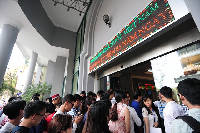 [Chùm ảnh] Xếp hàng rồng rắn mua tiền lưu niệm 100 đồng ảnh 2