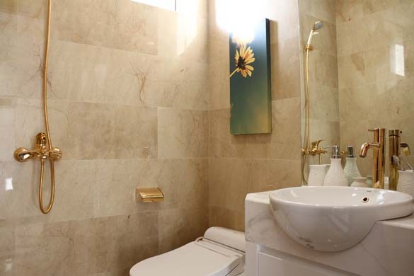 Đã có 178 người mua căn hộ có toilet mạ vàng ảnh 1 Ánh vàng lấp lánh trên nhiều chi tiết, thiết bị trang bị trong nhà vệ sinh