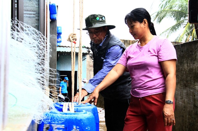 Chị Chín chia sẻ về giải pháp dùng can nhựa đựng nước chằng giữ mái tôn.