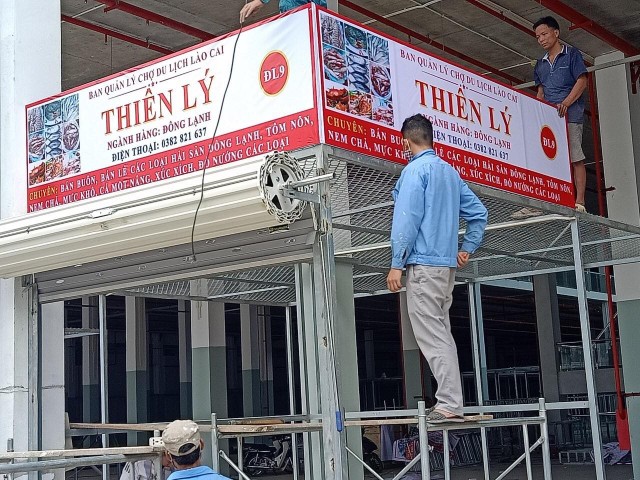Các tiểu thương đang thi công gian hàng để có thể sớm đi vào hoạt động. Các tiểu thương đang thi công gian hàng để có thể sớm đi vào hoạt động.