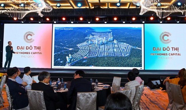 Ông Andrew R. Frost - Giám đốc, nhà sáng lập DarkHorse Architecture thuyết trình đồ án quy hoạch tổng thể Đại đô thị.