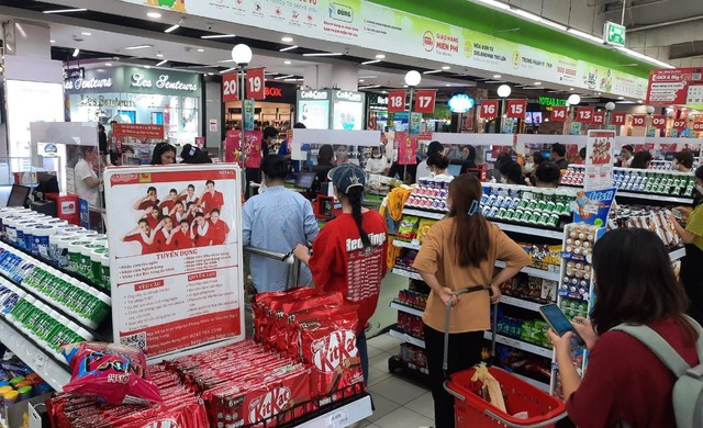 Các nhà bán lẻ đang tung ra nhiều "chiêu thức" để thu hút khách thuê trở lại mua sắm. Ảnh: Thành Nguyễn.