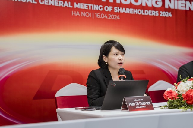 Bà Phạm Thị Thanh Hoa, Thành viên HĐQT DNSE trả lời Trang Chủ KL99Com Số 1 Link Đăng Ký KL999 tại Đại hội.
