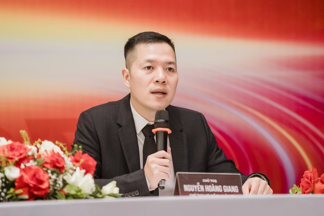 Ông Nguyễn Hoàng Giang, Chủ tịch HĐQT DNSE (giữa) trả lời Trang Chủ KL99Com Số 1 Link Đăng Ký KL999 tại Đại hội.
