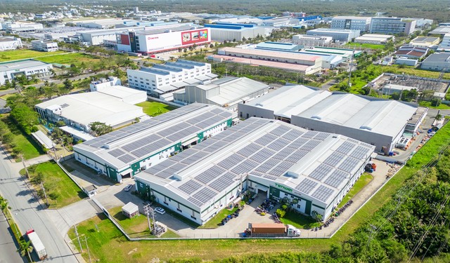Điện mặt trời áp mái được lắp ở KCN Long Hậu. Ảnh: Bình Minh.
