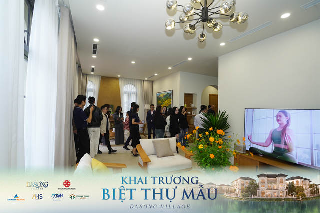 Khách hàng tham quan biệt thự mẫu Dasong Village.