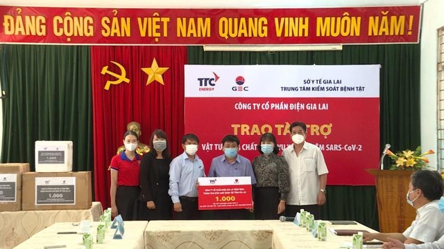 Công ty CP Điện Gia Lai trao tặng vật tư, thiết bị y tế đến Sở Y tế tỉnh Gia Lai với tổng chi phí 400 triệu đồng, góp phần hỗ trợ cho công tác xét nghiệm Sars-CoV-2 một cách hiệu quả, nhanh chóng và chính xác