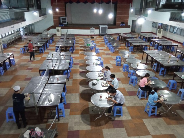 Khu vực nhà ăn tập thể được sắp xếp theo quy định giãn cách, là nơi phục vụ miễn phí 3 bữa ăn hàng ngày cho người lao động trong thời gian “cắm chốt” tại Công ty