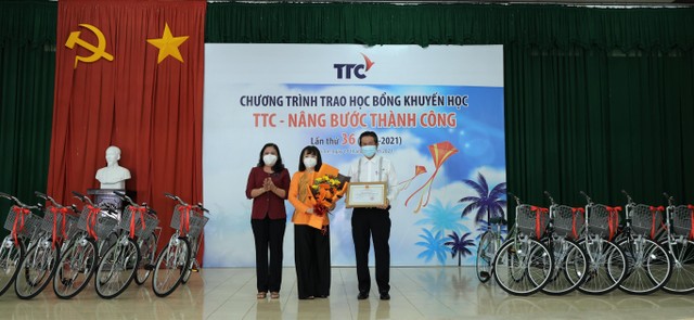 Bà Hồ Thị Hoàng Yến - Phó Bí thư Thường trực Tỉnh ủy, Chủ tịch Hội đồng Nhân dân tỉnh Bến Tre tặng hoa đến ông bà Chủ tịch Kl994 game bài casino hấp dẫn TTC vì những đóng góp cho địa phương trong suốt thời gian qua.