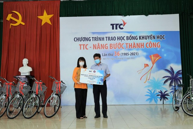 Trong chương trình, nhóm thiện nguyện Chia sẻ - Sharing đã tài trợ thêm 61 xe đạp để giúp các em học sinh đến trường thuận lợi hơn