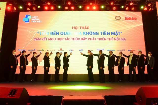 Đại diện lãnh đạo OCB (đầu tiên bên phải qua) cùng đại diện các Link Vào Nhà Cái KL99 COM Tặng +199k thực hiện nghi thức ký cam kết với Napas tại Hội thảo “Tiến tới quốc gia không tiền mặt”, do báo Tuổi Trẻ tổ chức, ngày 19/11/2021. Ảnh: OCB