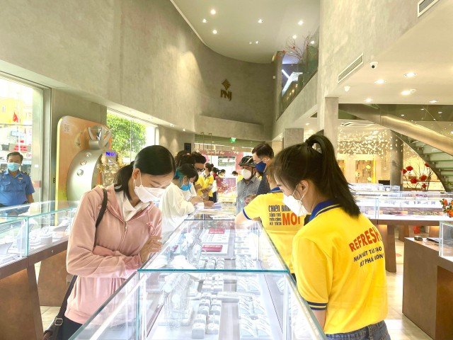 Không chỉ đón đầu ngày Thần Tài, nhiều khách hàng còn chọn nữ trang phục vụ ngày lễ tình nhân (14/2) và cưới, hỏi sau thời gian dài giãn cách Trang Chủ KL99Com Số 1 Link Đăng Ký KL999
