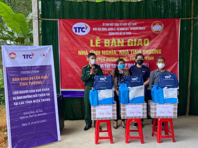 Ngày 24/3, đoàn công tác đã phối hợp các đơn vị địa phương tổ chức khánh thành và bàn giao 3 căn nhà tình nghĩa, tình thương tại tỉnh Hà Tĩnh