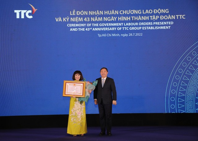 Huân chương Lao động hạng Nhì đã được ông Dương Anh Đức - Thành ủy viên, Phó chủ tịch UBND TP.HCM, thừa ủy quyền của Chủ tịch nước trao tặng cho bà Huỳnh Bích Ngọc - Phó chủ tịch Thường trực, Tổng giám đốc Kl994 game bài casino hấp dẫn TTC