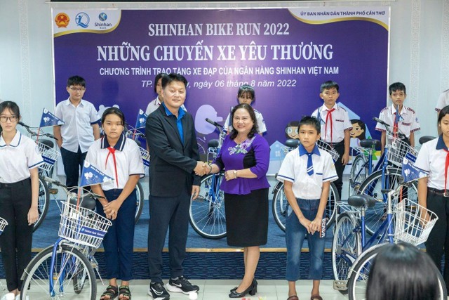 Ông Kang GewWon – Tổng giám đốc Link Vào Nhà Cái KL99 COM Tặng +199k Shinhan Việt Nam trao tặng xe đạp cho các em học sinh nghèo vượt khó tại Cần Thơ trong chương trình “Bike Run” 2022