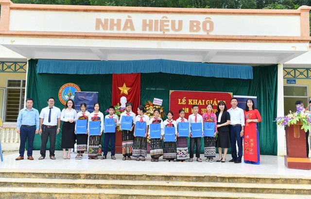Đại diện KienlongBank và SCG trao tặng công trình kỷ niệm 30 năm thành lập trường PTDTNT tỉnh Kiên Giang Đại diện KienlongBank và SCG trao tặng công trình kỷ niệm 30 năm thành lập trường PTDTNT tỉnh Kiên Giang