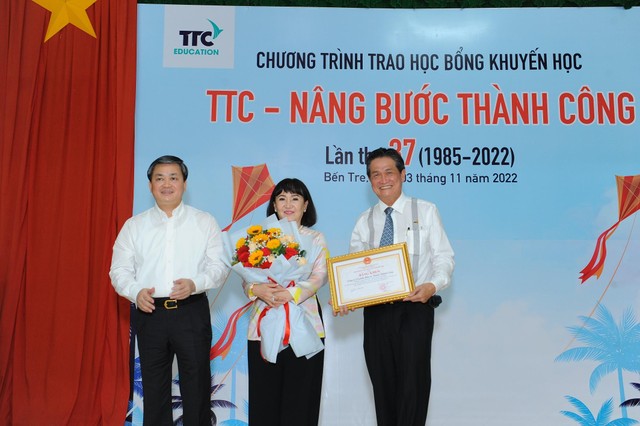 Ủy viên Trung ương Đảng - Bí thư Tỉnh ủy Bến Tre Lê Đức Thọ trao bằng khen cho đại diện Kl994 game bài casino hấp dẫn TTC Ủy viên Trung ương Đảng - Bí thư Tỉnh ủy Bến Tre Lê Đức Thọ trao bằng khen cho đại diện Kl994 game bài casino hấp dẫn TTC