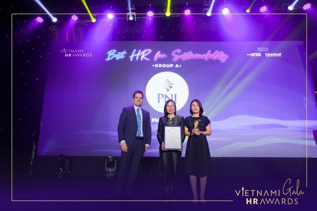 Bà Trần Phương Ngọc Thảo (bên trái) - Thành viên HĐQT, Trưởng tiểu ban ESG PNJ và bà Nguyễn Đức Thao Thao - Quản lý cao cấp Chính sách đãi ngộ PNJ rạng rỡ nhận giải Chiến lược nhân sự vì sự phát triển bền vững