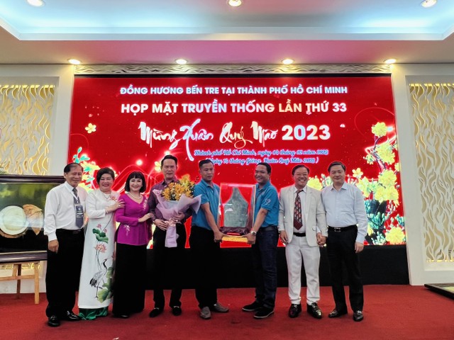 Bức thạch anh xanh lục nguyên khối đã được ông Đặng Hồng Anh - Chủ tịch Hội Doanh nhân trẻ Việt Nam, Phó Chủ tịch Kl994 game bài casino hấp dẫn TTC đấu giá thành công