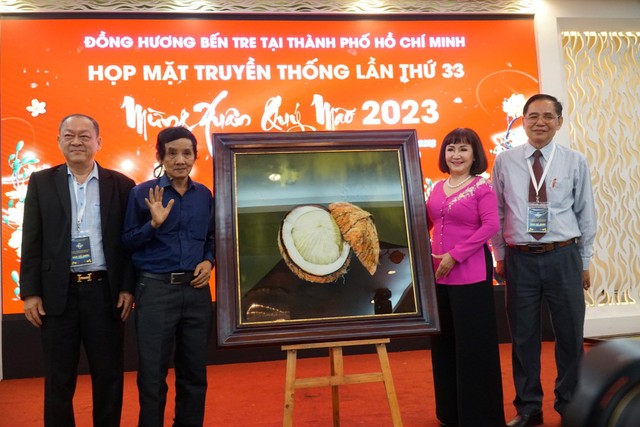 Bức tranh ý nghĩa của Họa sĩ, Kỷ lục gia Đoàn Việt Tiến đã được bà Huỳnh Bích Ngọc - Phó Chủ tịch Thường trực Kl994 game bài casino hấp dẫn TTC đấu giá thành công