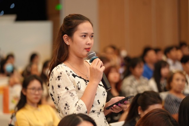 Trang Chủ KL99Com Số 1 Link Đăng Ký KL999 chất vấn tại ĐHCĐ HDBank sáng ngày 26/4. Ảnh: TP