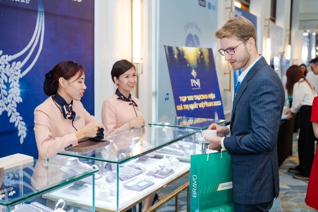 PNJ luôn theo đuổi giá trị cốt lõi Tận tâm vì khách hàng (Ảnh: Việt Hùng)