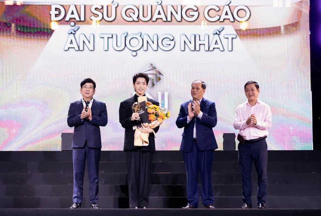 Giải thưởng Đại sứ Quảng cáo ấn tượng nhất thuộc về Nghệ sĩ Đức Phúc với chiến dịch “Trao nhau khoảnh khắc, ghi dấu một đời” của PNJ