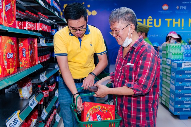 “Siêu thị mini 0 đồng” mang tết ấm xuân vui đến với hàng vạn người dân khó khăn ảnh 2