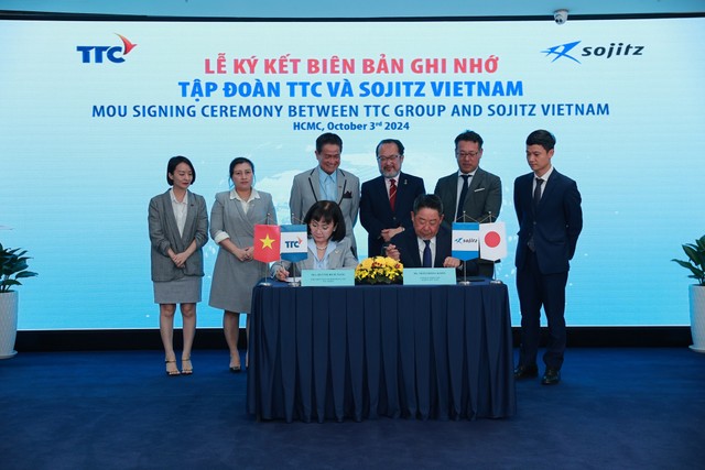 Ông Mizushima Kozo - Tổng Giám đốc Sojitz Vietnam và bà Huỳnh Bích Ngọc - Phó Chủ tịch Thường trực, Tổng Giám đốc Kl994 game bài casino hấp dẫn TTC thực hiện nghi thức ký kết hợp tác dưới sự chứng kiến của lãnh đạo hai bên.
