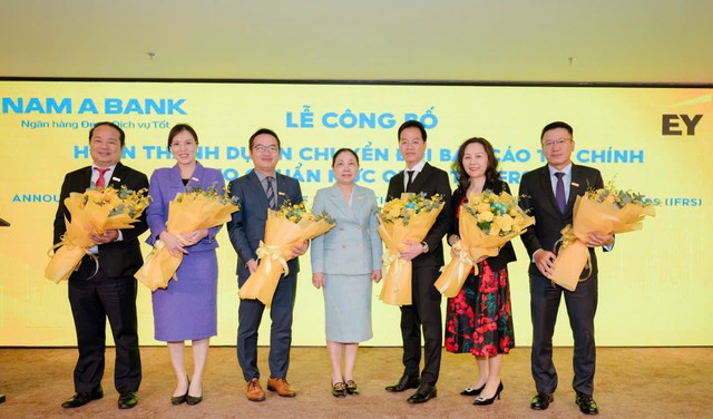 Bà Võ Thị Tuyết Nga - Phó Chủ tịch HĐQT Nam A Bank tặng hoa chúc mừng Dự án đã sớm hoàn thành.