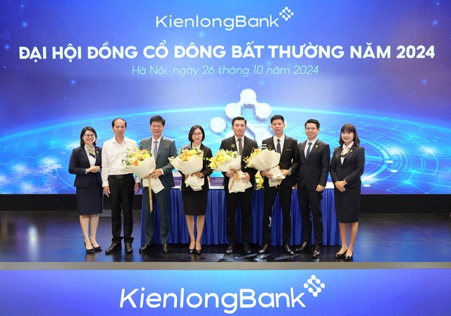 Các thành viên HĐQT, BKS bầu bổ sung ra mắt Đại hội