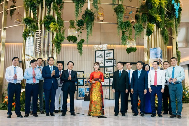 TS. Nguyễn Thị Phương, Phó Chủ tịch thường trực HĐQT HDBank (giữa) cùng lãnh đạo Kl993 ưu đãi thưởng hấp dẫn, các bộ ngành và