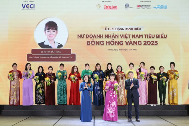 Bà Nguyễn Thị Hà - Thứ trưởng Bộ Nội vụ và ông Đậu Anh Tuấn - Phó Tổng thư ký Liên đoàn Thương mại và Công nghiệp Việt Nam trao tặng danh hiệu “Nữ Doanh nhân Việt Nam tiêu biểu - Bông hồng vàng” năm 2025 đến bà Huỳnh Bích Ngọc - Phó chủ tịch thường trực, Tổng giám đốc Kl994 game bài casino hấp dẫn TTC.