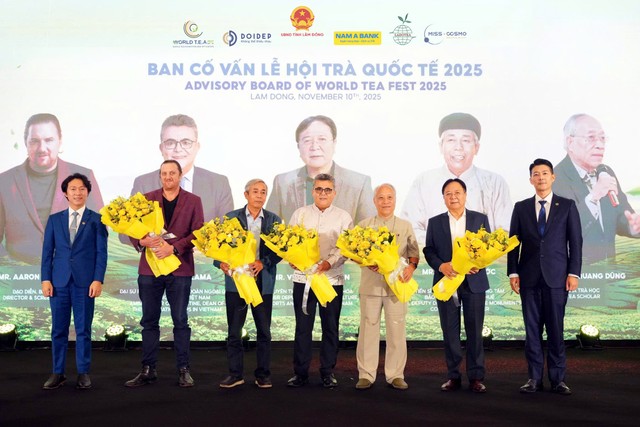 Ban Tổ chức tặng hoa Ban cố vấn Lễ hội Trà Quốc tế 2025.
