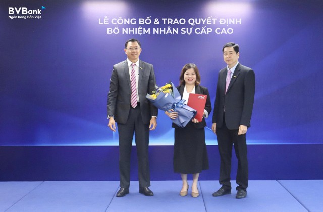 Ông Lê Anh Tài – Chủ tịch HĐQT (bên phải) và ông Lý Hoài Văn – Thành viên HĐQT kiêm Tổng giám đốc (bên trái) trao quyết định bổ nhiệm Phó giám đốc Khối Kl991.com nạp rút nhanh kiêm Kế toán trưởng đến bà Trần Thị Kim Thu.