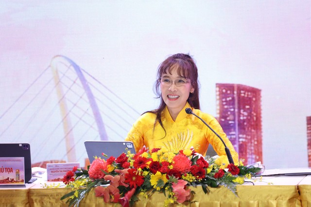Bà Nguyễn Thị Phương Thảo, Phó Chủ tịch Thường trực HĐQT HDBank trả lời Trang Chủ KL99Com Số 1 Link Đăng Ký KL999 tại ĐHCĐ.