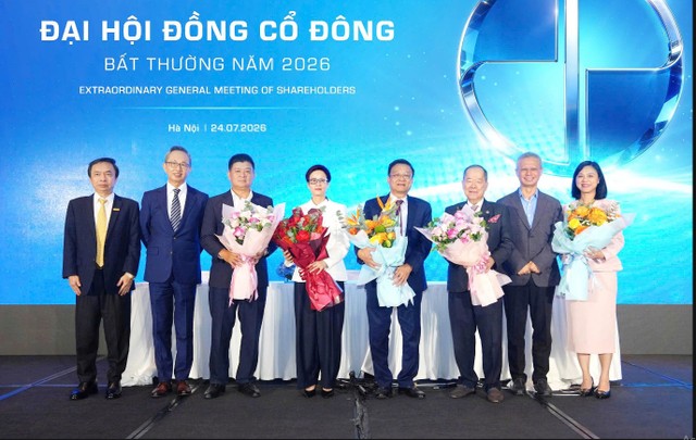 Ông Nguyễn Lê Quốc Anh (thứ 2 tính từ bên phải) giữ chức Chủ tịch Hội đồng quản trị Eximbank.