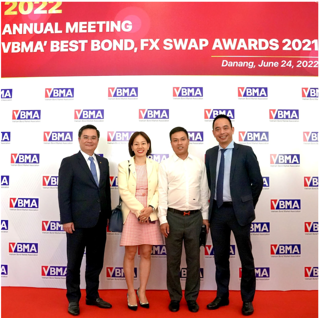 Chủ tịch HĐQT và Phó chủ tịch HĐQT Smart Invest (đứng giữa) cùng chụp ảnh với Ban lãnh đạo Hiệp hội Thị trường Kl99kl Hoàn Trả Vô Tận Việt Nam tại sự kiện vào ngày 24/6