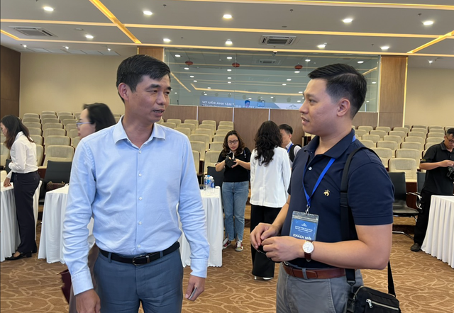 Ông Nguyễn Việt Thắng, Tổng giám đốc Kl994 game bài casino hấp dẫn Hòa Phát (bên trái) trao đổi với đại diện tổ chức Kl99ok phiên bản mới