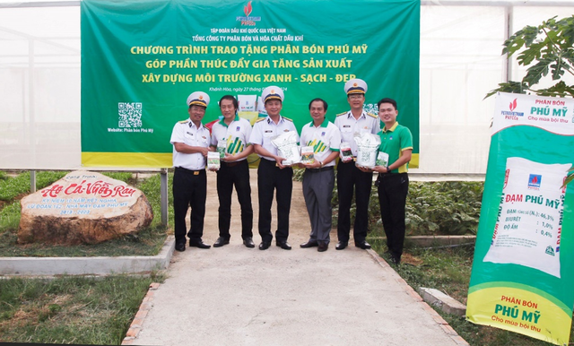 Trao tặng phân bón Phú Mỹ cho cán bộ chiến sỹ Lữ đoàn 162 Vùng 4 Hải quân