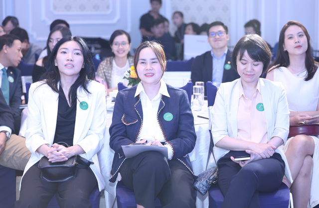 Đại diện các Kl991.com World Cup 2026 Chính Thức niêm yết nghe trình bày tổng quan Kl992 cổng game cá cược Việt Nam năm 2025 do ông Dominic trình bày. Ảnh: Lê Toàn